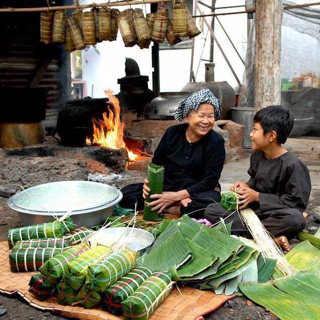 Khi bánh đã luộc được 4 tiếng, bạn vớt bánh ra ngoài rồi rửa qua với nước lạnh. Bạn cũng cần thay nồi nước mới rồi tiếp tục đặt bánh vào nồi và luộc tiếp. – Bạn chú ý châm nước nóng thường xuyên trong suốt thời gian nấu bánh tét để nồi nước không bị cạn làm cháy bánh. – Sau thời gian luộc, bạn vớt bánh ra ngoài, rửa qua với nước lạnh, dùng tay lăn tròn để bánh được tròn đều rồi phơi cho ráo nước.