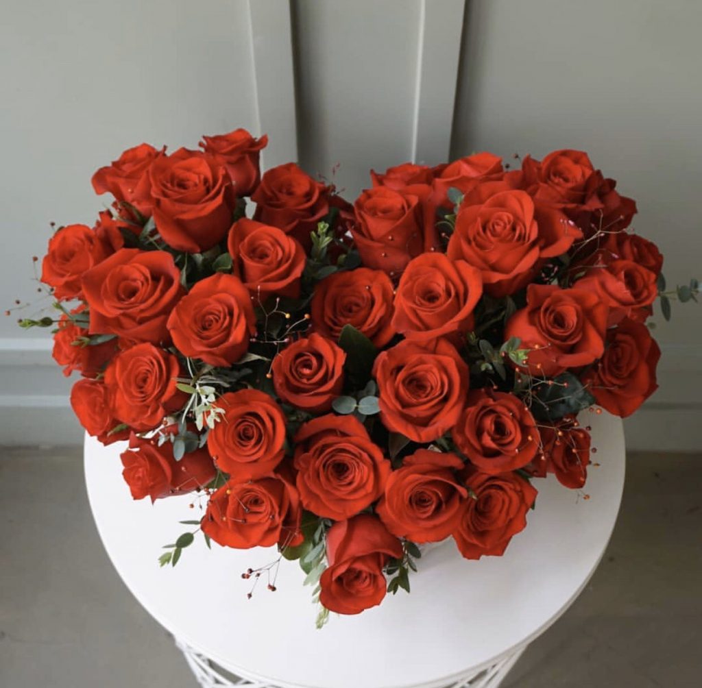 Hoa hồng luôn được xem là "nữ hoàng của các loại hoa" bởi hương thơm nồng nàn và lôi cuốn cùng ý nghĩa vô cùng sâu sắc. Loài hoa này cũng được rất nhiều gia đình ưa chuộng vào dịp Tết.