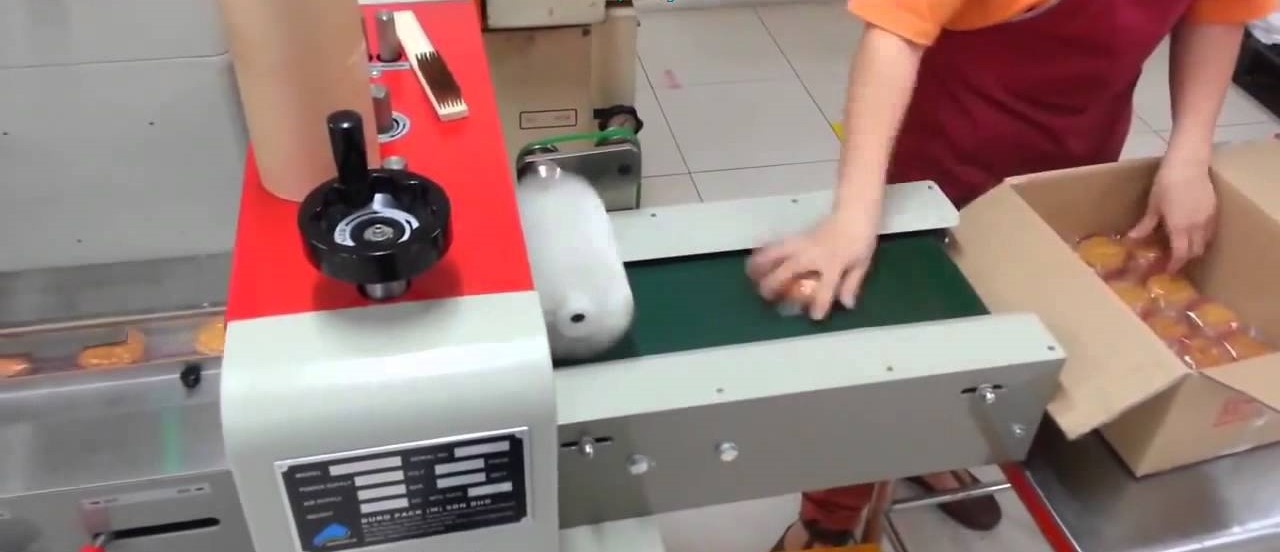 Khi vận hành máy thường có những sự cố ngoài ý muốn và đây là cách khắc phục: Máy đóng gói thực phẩm cũng tương tự như các loại máy, thiết bị sản xuất khác. Trong quá trình sản xuất như khi sử dụng lâu ngày, chắc hẳn máy cũng xảy ra một số sự cố, lỗi nhỏ ngoài ý muốn mà bạn phải khắc phục kịp thời để không làm ảnh hưởng đến toàn bộ khâu sản xuất. Máy đóng gói bánh không hoạt động hoặc bị treo máy: Đây là một trong những lỗi thường xảy ra nhất và nó không chỉ làm ảnh hưởng đến khâu đóng gói mà còn có thể làm chậm tiến độ của toàn bộ quy trình sản xuất. Để khắc phục, bạn cần kiểm tra lại nguồn điện và cầu chì của máy xem còn hoạt động hay không, sau đó bấm lại reset để khởi động lại máy. Sai số ở bộ phận cắt bao đóng gói: Ở một số máy đóng gói, sau khi dán kín miệng bao, máy hay gặp trục trặc ở vấn đề cắt không đúng vị trí của vạch dấu như sai số cài đặt sẵn. Do đó bạn cần phải có một cơ cấu làm nhiệm vụ bù trừ sai số này. Đồng thời nên sử dụng nguồn điện thích hợp theo thiết kế của máy. Ngoài ra, để tăng năng suất hoạt động, giúp máy tránh được những sai sót trong quá trình hoạt động cũng như nâng cao độ bền khi sử dụng, bạn cũng nên vệ sinh máy sau khi sử dụng và bảo hành máy theo định kỳ. Bảo dưỡng máy bằng cách tra dầu nhẹ để máy chạy ổn định, nên đặt máy ở nơi khô ráo, ít bụi bẩn, ẩm ướt. Chú ý những điều này khách hàng sẽ có thể lắp đặt được máy một cách chính xác.