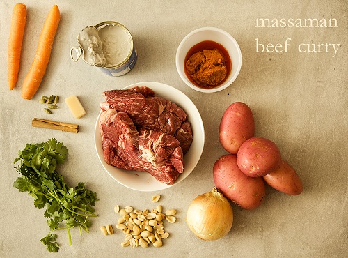 Cà ri Massaman được biết là một trong những món ăn nổi tiếng nhất của Thái Lan. Được làm từ nhiều gia vị khác lạ và nó không thường sử dụng trong chế biến cà ci như là Bạch đậu khấu, nhục đậu khấu, thì là, lá nguyệt quế, ớt khô, hạt ngò, sả, riềng, tiêu trắng…Thịt gà chính là nguyên liệu chính để làm ra món ăn này. Tuy nhiên thì thịt vịt, bò, cừu, dê hoặc là lợn cũng có thể sử dụng thay thế để biến tấu hương vị món ăn thêm phần đa dạng. Nhanh tay đặt vé máy bay đi thái lan giá rẻ khám phá món ăn độc đáo này. Mới đây thì CNN đã xếp hạng cà ri Massaman số 1 trong danh sách 50 món ăn ngon nhất trên thế giới. Trước đó thì món ăn này cũng xếp thứ nhất trong danh sách các món ăn ngon nhất thế vào năm 2011, 2018. Tìm hiểu về nguồn gốc món cà ri Massaman:  Được biết là cà ri Massaman là một món ăn có nguồn gốc đạo Hồi theo luật chế độ ăn uống của tôn giáo này. Món cà ri cũng thường được thực hiện với thịt gà. Thịt lợn bị cấm trong hồi giáo. Mặc dù vậy thế nhưng có nhiều người không theo đạo này đã thay đổi bằng cách sử dụng các nguyên liệu khác. Đối với những người ăn chay sẽ sử dụng thêm đậu phụ, thay thế mắm tôm bằng nước mắm thực vật. Thực chất món cà ri Massaman không phải có nguồn gốc từ Thái Lan. Vào khoảng thế kỷ thứ 17 khi mà các nguyên liệu như là bạch đậu khấu, quế và đinh hương, sao hồi… được du nhập vào Thái Lan bởi các thương nhân Hồi Giáo. Sau đó thì chính đã được kết hợp với các sản phẩm và hương vị địa phương như là ớt khô, hạt rau mùi và sả, riềng cùng với tiêu trắng, mắm tôm, hẹ và tỏi để tạo ra món cà ri Massaman. Cà ri lần đầu tiên được biến tấu với kem dừa sau đó thì mới cho thêm thịt, khoai tây và hành tây, nước mắm, hoặc muối, đường, nước cốt dừa và lạc. Massaman thường được ăn cùng với cơm và các món ăn khác. Không chỉ có thế các phiên bản truyền thống khác còn sử dụng cam, nước cam hoặc là nước ép dứa đẻ làm thành phần bổ sung. Món cà ri được ca tụng trong một bài thơ từ cuối thế kỷ 18 của hoàng tử Itsarasunthon, sau này là vua Rama II (1767-1824). Bài thơ được cho là dành riêng cho công chúa Bunrot, nữ hoàng Sri Suriyendra, vợ vua Rama II sau này. Khổ thơ thứ hai của bài thơ tạm dịch: “Massaman, cà ri yêu quý của tôi, có mùi thơm của thì là và gia vị mạnh mẽ…”. Nguyên liệu cần để làm món cà ri Massaman: + Thịt bò: 0,5kg + Khoai lang hoặc khoai tây: 3 củ + Nước cốt dừa :1 trái + Gia vị cà ri vàng + Pate massaman + Củ sả + Cà rốt, củ hành, tỏi, hành tây, ngò + Đậu phộng + Gia vị: Hạt nêm, đường, muối, ớt Cách bước làm cà ri massaman: Bước 1: Thịt bò rửa sạch với nước muối loãng, sau đó cắt thành miếng vuông nhỏ vừa ăn, ướp thịt với gói gia vị cà ri khoảng 30 phút. Khoai lang gọt bỏ vỏ, rửa sạch, cắt miếng vuông nhỏ như thịt bò Bước 2: Lột bỏ vỏ hành, tỏi băm nhuyễn. Bắc chảo lên bếp cho dầu vào đợi dầu sôi rồi bỏ hành tỏi vào phi thơm. Cho pate massaman, đậu phộng và thịt bò vào xào nhanh, khi thịt hơi săn lại, các bạn cho khoai lang và phần gia vị cà ri còn lại vào rồi đảo đều. Bước 3: Dùng nồi đun sôi nước cốt dừa, đập xả bỏ vào. Sau đó đổ phần nước cốt dừa vào chảo thịt rồi tiếp tục đun nhỏ lửa từ 20-25 phút. Bạn nên nhớ gia vị them đường, muối, hạt nêm, bọt ngọt cho món ăn them đậm đà. Vậy là dù ở đâu mình cũng có thể ăn được món cà ri massaman mà không cần phải qua Thái Lan nhé. Không có quá nhiều thịt và nồng mùi quế như cà ri Ấn Độ, Massaman Thái Lan có vị béo và thơm nhẹ của nước cốt dừa cùng rất nhiều loại rau củ và gia vị khác. Sự hòa quyện giữa các nguyên liệu và gia một cách quyến rũ đáng ngạc nhiên trong món Cà ri Massaman thịt bò, khiến cho thực khách không thể quên nếu đã một lần thưởng thức. Bí quyết lựa chọn nguyên liệu cho món cà ri massaman bò 1. Cách chọn thịt bò: Thịt bò tươi sống: Chọn thịt bò có màu đỏ tươi sẽ đảm bảo chất lượng hơn thịt có màu đỏ với sắc thái nhạt hay đậm hơn. Sắc tươi của thịt chứng tỏ đây là thịt tươi ngon và được bảo quản đúng cách. Thịt bò chuyển qua màu đỏ sẫm thường là thịt đã được bảo quản lâu ngày hay thịt trâu giả bò. Thịt phải có độ đàn hồi tốt. Hãy kiểm tra độ đàn hồi của thịt bằng cách ấn nhẹ vào nguyên liệu. Nếu thịt mất nhiều thời gian để trở lại trạng thái ban đầu thì không nên mua. Thịt kém đàn hồi thường là do thịt bị cũ hay bảo quản không đúng cách. Ngoài màu sắc và độ đàn hồi, bạn cũng nên chú ý tới mùi hương của thịt. Thịt mới và tươi bao giờ cũng có mùi thơm hơi gây đặc trưng của thịt bò. Ngược lại, thịt bò ôi sẽ có mùi cực kỳ khó chịu. Thịt bò đông lạnh: Điều đầu tiên bạn cần chú ý đến nguồn gốc xuất xứ của thịt bò đông lạnh. Thông thường, các thông tin này đều được in trực tiếp trên bao bì sản phẩm, kể cả nguồn gốc xuất xứ. Bạn có thể dễ dàng đọc được các thông tin về sản phẩm thịt bò như công ty chịu trách nhiệm nhập khẩu, hạn sử dụng, sản phẩm đến từ quốc gia nào, sản xuất ở đâu,… Tiếp theo, bạn hãy quan sát hình thức đông lạnh của thực phẩm. Thịt bò đông lạnh phải được bảo quản trong nhiệt quy định, thông thường là từ -18 đến -22 độ. Màu thịt phải tươi và đặc biệt là không có mùi. Các dấu hiệu trên chính cho thấy đây là thực phẩm thịt bò sạch đảm bảo chất lượng. Một điều quan trọng không kém là hạn sử dụng và điều kiện bảo quản của thực phẩm. Thịt bò đông lạnh phải còn nguyên tem của nhà sản xuất thì mới đáng tin cậy. Bạn nên mua thực phẩm đông lạnh còn hạn sử dụng. Nếu thịt bò gần hết hay đã hết hạn sử dụng thì không nên dùng. Lưu ý cuối cùng là bạn hãy lựa chọn các cửa hàng bán thịt đông lạnh hay siêu thị uy tín để có thể lựa được nguyên liệu tươi ngon và an toàn nhất. 2. Khoai tây: Chọn củ có màu vàng vì chúng có đủ độ ngọt ngon và nhiều chất dinh dưỡng. Ngược lại, những củ màu trắng thường nhạt và ít chất dinh dưỡng hơn. Phần vỏ ngoài trơn, không có vết sượng, thâm đen hay bị chảy nước. Không chọn củ khoai tây đã mọc mầm và lớp da bên ngoài đã chuyển sang màu xanh. Lưu ý với món cà ri massaman: 1. Mẹo cho món ăn thêm thơm ngon: Không giống với các loại cà ri thông thường khác chỉ cần một gói bột cà ri cho món ăn hoàn chỉnh. Món cà ri massaman cần sốt massage cho phần nước sốt đậm đà hơn. Bên cạnh đó cũng không thể thiếu các loại gia vị phụ như lá chanh, me, nước cốt dừa,… Khi hầm cà ri, bạn nhớ chỉnh lửa cho nhỏ để các nguyên liệu thấm đều và thơm ngon. 2. Các món ăn kèm: Món tinh bột thường được dùng với cà ri massaman bò nhất chính là cơm đấy. Khác với những hạt cơm ngắn và hơi mũm mĩm của ta, cơm Ấn Độ có hạt dài và thon nhỏ hơn nhiều. Cơm thường được nấu với nước dừa, bơ hoặc được xào lên cùng các loại gia vị chuyên biệt. Tùy theo khẩu vị, hãy lựa chọn cho mình món cơm phù hợp cùng với món ăn nhé. Nếu không thích dùng cơm, bạn có dùng bánh mì ăn kèm với món ăn này. Đó là loại bánh mì có lớp vỏ ngoài vàng giòn, bên trong ruột hơi đặc và vẫn còn ấm nóng. Bạn hãy lưu ý rằng không sử dụng bánh mì đen hay bánh mì sandwich vì chúng không hề hợp với món cà ri này chút nào. Với phiên bản Việt Nam hơn, hãy thử món ăn này với bún. Tưởng không ngon nhưng lại ngon không tưởng đấy. Với cách này thì bạn hãy nấu nước dùng nhiều hơn một chút để có thể chan cùng với bún nha. Chúc các bạn hoàn thành món ăn một cách xuất sắc. Bạn có theo dõi An Thành để có thể nấu cho gia đình và bạn bè thêm nhiều món ăn nữa nhé! CÔNG TY TNHH SẢN XUẤT – THƯƠNG MẠI – DỊCH VỤ – AN THÀNH Địa chỉ: 47/80 Ao Đôi, Khu Phố 10, Phường Bình Trị Đông A, Quận Bình Tân, TP.HCM Email: anthanhsale01@gmail.com Hotline (zalo) :  0903103922 – 0906312325 Website: https://www.packvn.com/ – https://maydonggoi.vip/ Facebook: https://www.facebook.com/maydonggoianthanh Pinterest: https://www.pinterest.com/donggoianthanh/_saved/ Instagram: https://www.instagram.com/maydonggoianthanh/ Twitter:https://twitter.com/donggoianthanh Linkedin: https://www.linkedin.com/in/may-dong-goi-bao-bi-an-thanh/ Youtube: Máy đóng gói An Thành – YouTube.
