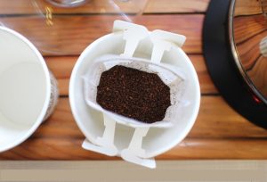 Cafe được sử dụng trên toàn thế giới và ở mỗi quốc gia khác nhau sẽ trồng ra được loại cafe khác nhau. Nhưng không phải đất nước nào cũng trồng được cafe nên cần phải nhập khẩu và Việt Nam được xếp vị trí thứ hai về ngành xuất khẩu cafe. Tùy vào điều kiện đất đai, điều kiện sinh trưởng, thổ nhưỡng từng nơi khác nhau, điều kiện khí hậu, độ cao, thời tiết,... mà tạo ra được hạt cafe đậm chất riêng, chất lượng cao,.... Tuy nhiên, cafe sau khi được sản xuất cần được niêm phong để đảm bảo hương vị, đóng gói chắc chắn cho để có di chuyển xa mà không xảy ra các vấn đề như sản phẩm bị hỏng do quá trình vận chuyển xa, cách thức đóng gói không phù hợp, mẫu mã bao bì không thể gây chú ý được khách hàng,... vậy làm thế nào để khắc phục được các vấn đề trên? Máy đóng gói cafe bột ra đời giúp các cơ sở, doanh nghiệp tạo ra được các sản phẩm chắc chắn khác với cách đóng gói truyền thống, thiết kế đa dạng, giữ được nguyên vẹn hương vị vốn có của cafe,... Vậy trên thị trường có bao nhiêu máy đóng gói cafe bột khác nhau? Đối với các sản phẩm cafe trên thị trường hiện nay, cafe rất đa dạng về mẫu mã, hình thức đóng gói, tạo ra được các bao bì có thể thu hút được khách hàng ngay từ cái nhìn đầu tiên. Đối với các sản phẩm cafe khác nhau, ta cần sử dụng máy đóng gói khác nhau để đóng gói cho thích hợp. Dưới đây là các loại máy đóng gói riêng biệt: Máy đóng gói cafe hạt: Đây là máy chuyên dùng để đóng gói cafe còn nguyên hạt. Hình dáng và quy cách đóng gói cafe hạt khá đơn giản, không quá phức tạp nên máy thương có thiết kế và cấu tạo khá đơn giản và dễ vận hành sử dụng, thân thiện với mọi người Đóng gói cafe bằng máy cũng giúp tiết kiệm thời gian nhờ tốc độ đóng gói của máy nhanh hơn rất nhiều so với khi đóng gói thủ công. Năng suất công việc cũng tăng lên đáng kể. Bên cạnh đó, ta còn được vệ sinh an toàn thực phẩm sau khi đóng gói Máy đóng gói cafe bột – rang xay: Tương tự với cafe hạt, cấu trúc máy đóng gói cà phê bột – rang xay cũng có thiết kế tương đối tối ưa hóa, định lượng sản phẩm đơn giản và chỉ cần vài bước là có thể vận hành thiết bị Bao bì cà phê bột – rang xay được cải thiện đáng kể khi được đóng gói bằng máy. Định lượng cafe đóng gói sẽ đồng đều, hạn chế tình trạng hao hụt nguyên vật liệu trong quá trình sản xuất. Các sản phẩm ngày càng được cải tiến về hình thức và chất lượn Máy đóng gói cafe bột dạng cup: Đây là dạng cafe được đóng gói rất đa dạng trên thế giới nhưng đối với Việt Nam thì hơi mới lạ về hình thức uống lẫn cách đóng gói. Hiện nay, cafe dạng cup như thế đã được biết đến nhiều hơn ở các quán cafe, nhiều người muốn trải nghiệm cảm giác mới lạ,... Máy đóng gói cafe dạng cup có khác biệt đôi chút về kiểu dáng và cách thức đóng gói. Thiết bị cũng được thiết kế nhỏ gọn, tiết kiệm được diện tích đóng gói, vận hành cũng không quá phức tạp,... Máy đóng gói cafe bột túi lọc: Thiết bị để đóng gói cafe túi lọc sử dụng được trang bị hệ thống định lượng giúp máy đóng gói chính xác sản phẩm cần đóng gói cho từng bao bì. Tránh các bao bì không đồng đều ở từng sản phẩm và giảm được sự thất thoát trong quá trình đóng gói các nguyên vật liệu Với khả năng hoạt động liên tục, tốc độ đóng gói nhanh chóng, chính xác, có độ thẩm mỹ cao và độ bền với thời gian. Đây là thiết bị được các cơ sở, doanh nghiệp sản xuất tin tưởng, sử dụng để tiết kiệm thời gian, công sức và chi phí khi sản xuất cafe túi lọc. Máy đóng gói cafe bột hòa tan: Cafe hòa tan là loại thức uống quen thuộc và phổ biến trên thị trường hiện nay. Được nhiều người sử dụng vì sự tiện dụng và đặc tính nhanh chóng của  nó mang lại. Gói cafe hòa tan thường được làm bằng chất liệu PE hoặc giấy được phủ bên trong một lớp PE thực phẩm để bảo quản trọn vẹn hương vị của cafe. Máy đóng gói cafe hòa tan có thiết kế đơn giản, gọn nhẹ, dễ di chuyển, thích hợp cho các cơ sở vừa và nhỏ vì không tốn quá nhiều diện tích khi đặt và vận hành Máy đóng gói cafe bột phin giấy: Đây là hình thức pha cafe mới được phát triển một vài năm gần đây, lúc trước chỉ phát triển trên thế giới. Pha cafe bằng phin giấy mang lại sự tiện lợi cho người dùng. Đặc biệt là những người thường xuyên di chuyển, đi du lịch dài ngày. Người sử dụng sẽ không cần phải lỉnh kỉnh nào phin pha, nào cafe , nào dụng cụ vệ sinh sau khi pha… Với cafe phin giấy, chỉ cần một chiếc ly, một ấm nước sôi là bạn đã có ngay ly một cafe nóng thơm nồng. Tính thẩm mỹ cao, được thiết kế khác hơn so với các sản phẩm cafe trên thị trường và cách sử dụng cũng không giống nhau Máy đóng gói cafe phin giấy giúp quá trình gia công phin giấy dễ dàng và nhanh chóng hơn. Lượng cafe đóng gói cho từng phin cũng đồng đều, vừa đủ để cafe đúng vị nhất. Đảm bảo được hương vị được giữ nguyên của cafe trong quá trình sử dụng Máy đóng gói cafe bột hòa tan: Cafe hòa tan thường là những dạng gói nhỏ với liều lượng vừa đủ cho một ly cafe, thích hợp cho giới văn phòng sử dụng, giới trẻ trải nghiệm cafe,... Máy đóng gói cafe hòa tan có thể sản xuất kiểu dáng với nhiều kiểu dáng khác nhau, tùy vào nhu cầu của khách hàng mà doanh nghiệp có thể cài đặt, lập trình thiết bị. Ngoài cafe ra, thiết bị có thể đóng gói các sản phẩm khác như đường, các dạng bột, chất lỏng, thực phẩm dạng hạt rắn, các loại bánh có dặc tính rắn ( nước trái cây, bánh snack, bột sữa, các dạng hạt,.... ) Máy đóng gói cafe bột hòa tan Vài đặc trưng cơ bản về thiết trong khi sử dụng: 1. Toàn bộ thiết kế máy được tối ưu hóa hơn để cho quá trình vận hành thuận tiện hơn và đóng gói được diễn ra nhanh chóng hơn 2. Cấu trúc máy nhỏ gọn, thiết kế tốn ít diện tích, mạnh mẽ và với các chức năng hiện đại được cài đặt, hỗ trợ cho ta rất nhiều trong quá trình vận hành 3. Khung máy được tích hợp SS304 được xử lý phun cát tạo ra hình thức đẹp và bên cạnh đó, bao bì cũng được cải tiến sao cho phù hợp với mỗi sản phẩm được làm ra 4. Các thành phần chính được thiết kế đặc biệt, tốc độ đóng gói nhanh chóng và lin hoạt hơn cho quá trình đóng gói của thiết bị 5. Hệ thống điều khiển Servo: Giao diện điều chỉnh thông minh với độ chính xác cao hơn, linh hoạt để đóng gói các sản phẩm khác nhau. 6. Các loại túi có thể đóng gói ở thiết bị là: túi niêm phong 3 bên, túi gối, túi có lỗ, túi dạng que, túi xé,... 7. Hệ thống chiết rót: máy cân nhiều đầu, cân khoan, chất độn cốc thể tích, chất lỏng máy bơm,.... Các nguyên liệu khác nhau được đóng gói ở thiết bị Các chi tiết về cấu trúc của máy đóng gói cafe bột hòa tan: Bộ tải phim: Bộ phận kéo phim và tải phim bằng Servo hiện đại với thiết bị di chuyển lên và xuống và giúp kiểm soát độ căng của phim một cách linh hoạt. Phim di chuyển phía trên cảm biến nhãn hiệu, nhận ra khả năng theo dõi và định vị phim chính xác. Túi trước đây: Túi được kéo xuống bằng lực ma sát truyền động cơ Servo chuyển động, khi bao bì đã được đóng gói đẹp và gọn gàng thì sẽ được chuyển qua bước kế tiếp trong quá trình đóng gói Giao diện của thiết bị đối với người vận hành rất dễ sử dụng, thiết kế thân thiện với môi trường. Và có thể thay đổi tùy theo kích thước ( chiều rộng, chiều dài, cao,..) của sản phẩm một cách dễ dàng Cụm niêm phong giữa: Cụm làm kín giữa điều khiển xi lanh, với điều khiển nhiệt độ độc lập, tạo ra hình thức niêm phong chính xác và đẹp mắt. Kết thúc lắp ráp niêm phong: Các hàm niêm phong cuối điều khiển servo di chuyển trong chuyển động đóng mở, với độc lập kiểm soát nhiệt độ. Niêm phong gia nhiệt hàm sẽ tạo niêm phong trên cùng của một túi và cùng niêm phong đáy của túi tiếp theo thời gian. Sau đó, thành phẩm túi gối sẽ được xuất viện. Màn hình HMI trực quan của máy đóng gói cafe bột hòa tan: Các cài đặt khác nhau để thiết lập, vận hành, vận hành và bảo trì hàng ngày có thể được tiến hành thông qua màn hình cảm ứng. Với chức năng bộ nhớ, dễ dàng thay đổi kích thước đóng gói khác nhau. Máy đóng gói cafe bột dạng cup: Được thiết kế với cấu trúc mạnh mẽ, nhỏ gọn, với chất liệu thép không gỉ 304 cao cấp cho bạn có thể vệ sinh dễ dàng sau mỗi lần vận hành. Máy đóng gói cafe bột sử dụng các công nghệ tiên tiến, hiện đại trên thị trường hiện nay. Doanh nghiệp có thể sản xuất ra sản phẩm tuyệt vời, chất lượng với chiếc máy có giá thành không quá cao Máy đóng gói cafe bột dạng cup Chức năng máy khi hoạt động: Với thiết kế tự động thả K CUP rỗng, chúng ta sẽ không mất thời gian vào việc hỗ trợ sản xuất Tự động phát hiện xem K CUP có nằm trên máy hay không bằng cảm biến. Nếu vật liệu cup hết, máy sẽ tự động dừng tất cả các hoạt dộng nhầm tránh lãng phí nguyên liệu Động cơ servo để làm đầy cà phê trong khi rung, trọng lượng khoảng 8-12g (có thể điều chỉnh tốc độ phù hợp nhu cầu sản xuất của doanh nghiệp) Xả nitơ tại đây Tự động hút Nắp giấy bạc (Hoặc cuộn màng, cắt và niêm phong) Tự động phát hiện xem các nắp giấy bạc đã sẵn sàng hay chưa bằng cảm biến Nitrogen xả ở đây Tự động đóng dấu hai lần để tăng tính chắc chắn cho sản phẩm và an toàn vệ sinh Đầu ra cho băng tải sau khi sản phẩm đã được đóng gói Tính năng máy đóng gói có gì đặc biệt: Tính ổn định cao: Máy được thiết kế hợp lý có thể hoạt động liên tục 24 giờ, không cần quá nhiều nhân công để vận hành thiết bị, tiết kiệm được chi phí thuê nhân công Độ chính xác cao: độ chính xác điền đầy ổn định ở mức ± 0. 2 g và hoạt động rất ổn định. Tăng tính chính xác cao, tránh được sự lãng phí nguyên liệu tốt Hoạt động thông minh: Máy kết hợp nhiều loại cảm biến cho phép nó phát hiện và quyết định thông minh cách phản ứng với sự có mặt hoặc không có của cốc, nắp, cà phê, áp suất không khí, nhiệt độ, vị trí, v.v. Dễ sử dụng: Để kiểm soát rộng rãi mọi thông số bên trong, máy có giao diện màn hình cảm ứng (HMI) dễ sử dụng. Hệ thống điều khiển: Bộ điều khiển PLC Omron công nghiệp Nhật Bản. Hệ thống định vị dẫn động bằng động cơ bước có phản hồi. Màn hình cảm ứng (HMI) Omron. Tất cả bằng ngôn ngữ tiếng Anh. ( Hoặc bạn có thể yêu cầu nhà sản xuất cài đặt ngôn ngữ chính cho bạn có thể dễ sử dụng) Các bước vận hành của máy đóng gói cafe bột dạng cup: 1. Vertical type capsules droping: Loại viên nang thả dọc 2. Sensor to check no cup no filling: Cảm biến để kiểm tra không có cốc không điền 3. Filling: Làm đầy 4. Clean the edge: Làm sạch cạnh 5. Nitrogen filling: Nito lấp đầy 6. Put precut lids: Đặt nắp trước 7. Lids sensor: No lids no sealing - Cảm biến nắp: Không có nắp không có niêm phong 8. Ultra fast sealing: Niêm phong cực nhanh 9. Capsules output: Đầu ra viên nang 10. Bad capsules sensor and rejeck: Cảm biến viên nang xấu và kiểm tra lại Các bước vận hành của máy đóng gói cafe bột dạng cup Máy đóng gói cafe bột đứng: Được tích hợp có thể đóng gói nhiều loại bao bì khác nhau như túi 3-4 cạnh,  túi dạng hộp - 8 cạnh, túi dạng gối, túi có vòi, túi niêm phong sau, túi thủ công,... và các nguyên liệu để đóng gói không kém đa dạng như các dạng chất lỏng, tinh thể, thực phẩm có dạng rắn - cứng, các chất liệu mềm vừa phải, sệt, gel,... Và máy được lắp đặt các bộ phận với công nghệ tiên tiến để hỗ trợ ta trong quá trình đóng gói MDP-series, Điều khiển PLC Mitsubishi Nhật Bản,... Với hệ thống giao diện màn hình cảm ứng Delta, vận hành dễ dàng, vận hành thuận tiện và tốc độ có thể thay đổi tùy vào sự điều chỉnh của cơ sở đối với sản phẩm đang đóng gói Máy đóng gói cafe bột đứng Máy đóng gói có tính năng gì nổi trội: 1. Dễ vận hành , sử dụng PLC tiên tiến của Mitsubishi Nhật Bản, kết hợp với màn hình cảm ứng và hệ thống điều khiển điện, giao diện người-máy thân thiện. 2. Tự động kiểm tra : không có túi hoặc lỗi mở túi, không chiết rót nguyên liệu và niêm phong. Túi có thể được sử dụng lại, tránh lãng phí vật liệu đóng gói và nguyên liệu. 3.Thiết bị an toàn : Máy dừng khi phát hiện áp suất không khí bất thường, báo động ngắt kết nối lò sưởi. Thiết lập được vùng an toàn cho người vận hành máy 4. Chiều rộng của túi có thể được điều chỉnh bằng động cơ điện. Và tùy vào yêu cầu của khách hàng mà doanh nghiệp có thể tùy chỉnh sao cho thích hợp 5. Máy phù hợp với cửa kính an toàn: Máy sẽ ngừng hoạt động khi bạn mở cửa. Vì vậy, nó có thể bảo vệ sự an toàn của người vận hành. Đồng thời, nó có thể ngăn chặn bụi bám vào thiết bị 6. Tổn thất vật liệu đóng gói thấp, việc thất thoát nguyên liệu giảm xuống mức đáng kể. Những gì máy này được sử dụng túi định hình sẵn, mẫu túi hoàn hảo và có chất lượng cao của bộ phận niêm phong, điều này đã cải thiện đặc điểm kỹ thuật của sản phẩm 7.Với các bộ nạp khác nhau được thay đổi để phù hợp cho quá trình đóng gói các nguyên liệu khác nhau chất rắn, chất lỏng, chất lỏng đặc, bột,........ 8. Túi đóng gói phù hợp với nhiều loại, phù hợp với hợp chất nhiều lớp, PE một lớp, PP, v.v. Túi định dạng được làm bằng phim và giấy. Các túi sau khi đóng gói - Hình ảnh mang tính chất minh họa Chúng tôi có thể cung cấp cho bạn các giải pháp tốt nhất tùy theo tính di động của sản phẩm, độ nhớt, tỷ trọng, thể tích, kích thước, định lượng,.... Giải pháp đóng gói bột: Servo Screw Auger Filler chuyên dùng để làm đầy bột như bột dinh dưỡng, bột nêm, bột mì, bột thuốc, chất hóa học,... Giải pháp đóng gói chất lỏng: Piston Pump Filler chuyên dùng để chiết rót chất lỏng như nước, nước trái cây, bột giặt, nước sốt cà chua,.... Giải pháp đóng gói rắn: Máy cân nhiều đầu kết hợp chuyên dùng để chiết rót chất rắn như kẹo, hạt, mì ống, trái cây khô và rau,... Dung dịch đóng gói hạt: Thể tích Cốc chiết rót chuyên dụng để làm đầy hạt như hóa chất, đậu, muối, gia vị,........... Quá trình làm việc của máy đóng gói cafe bột đứng: 1. Premade Bags:Túi làm sẵn 2. Bag pickup from former: Nhận túi trước đây 3. Positioning bags to filling station: Định vị túi đến trạm chiết rót 4. Bag open: Mở túi 5. Products filling: Sản phẩm làm đầy 6. Bag sealing: Niêm phong túi Quá trình làm việc của máy đóng gói cafe bột đứng Bước1: Thiết lập các thông số chúng ta cần trên HMI Bước 2: Đổ sản phẩm số lượng lớn vào phễu lưu trữ bằng tay hoặc tự động Bước 3: Máy định lượng cân đa năng sẽ định lượng trọng lượng mục tiêu mà chúng ta cần Bước 4: Cho túi vào túi tạp Bước 5: Thiết bị dây kéo mở khóa zip Bước 6: Định vị Túi đến trạm chiết rót Bước 7: Mở túi và gửi tín hiệu “yêu cầu chiết rót” Bước 8: Máy chiết rót sản phẩm có trọng lượng mục tiêu vào túi đã mở Bước 9: Hàm niêm phong tự động đóng kín túi Lợi ích khi nhận được khi sử dụng máy đóng gói cafe bột: Tiết kiệm thời gian, nhân lực và chi phí đầu tư: Khi sử dụng máy để đóng gói cafe bột , các cơ sở sản xuất sẽ tiết kiệm được rất nhiều thời gian và nhân lực nhờ khả năng tự động đóng gói nhanh chóng, chính xác của máy. Từ việc tiết kiệm được thời gian và nhân lực, đơn vị sản xuất cũng sẽ tiết kiệm được một khoản chi phí đầu tư tương đối nhờ ứng dụng máy móc vào quy trình đóng gói. Tăng năng suất công việc: Máy đóng gói có khả năng hoạt động liên tục trong thời gian dài. Nhờ vậy, số lượng sản phẩm được làm ra sẽ nhiều hơn so với khi đóng gói thủ công. Từ đó năng suất công việc được nâng cao tối đa. Tính thẩm mỹ cho sản phẩm ngày càng cao: Những phin cafe giấy được sản xuất màng máy móc sẽ có tính thẩm mỹ cao hơn rất nhiều so với khi thực hiện thủ công. Các đường cắt, nếp gấp sẽ đồng đều, chính xác và đẹp hơn, mang đến sự hài lòng cho cả những khách hàng khó tính nhất. Khi vận hành máy đóng gói cafe bột, cần lưu ý điều gì? – Nên lựa chọn sản phẩm phù hợp với máy đóng gói, tránh tình trạng sử dụng sai sản phẩm vào việc đóng gói, dẫn đến máy bị hư hỏng do các tác nhân bên ngoài ảnh hưởng lên – Dù là sản phẩm đóng gói là gì cũng nên vệ sinh sau khi vận hành máy để vệ sinh luôn được đảm bảo. – Nhớ tắt hết các thiết bị điện sau khi ngưng sử dụng để đảm bảo an toàn cho bạn và tuổi thọ cho thiết bị – Lưu ý nơi đặt máy sao cho phù hợp để tránh các tác nhân như mưa, nắng, bụi bặm,… lên thiết bị. Làm thiết bị mau hư hỏng và việc đóng gói bị giảm – Nếu máy đóng gói liên quan đến nước thì nên tìm nguồn nước thải ra để tránh ngập, úng,… làm ảnh hưởng đến mọi người xung quanh Những điều bạn cần biết trước khi mua máy đóng gói cafe bột ở An Thành: Công ty Máy Đóng Gói An Thành luôn trân trọng giá trị nền tảng cho sự phát triển, đó là các cơ hội được hợp tác với Quý khách hàng. Và không có bất kỳ khó khăn nào có thể ngăn cản chúng tôi mang lại những giá trị tiện ích phù hợp với mong muốn và lợi ích của Quý khách hàng. Chúng tôi tin tưởng rằng với tập thể An Thành đoàn kết, vững mạnh và sự ủng hộ của Quý khách hàng, An Thành chắc chắn sẽ gặt hái được nhiều thành công hơn nữa trong tương lai.. CÔNG TY TNHH THƯƠNG MẠI DỊCH VỤ AN THÀNH Địa chỉ: 47/80 Ao Đôi, Khu Phố 10, Phường Bình Trị Đông A, Quận Bình Tân, TP.HCM Email: anthanhsale01@gmail.com Hotline (zalo) :  0903103922 – 0906312325 Website: https://www.packvn.com/ – https://maydonggoi.vip/ Facebook: https://www.facebook.com/maydonggoianthanh Pinterest: https://www.pinterest.com/donggoianthanh/_saved/ Instagram: https://www.instagram.com/maydonggoianthanh/ Twitter:https://twitter.com/donggoianthanh Linkedin: https://www.linkedin.com/in/may-dong-goi-bao-bi-an-thanh/ Youtube: Máy đóng gói An Thành – YouTube.