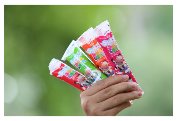 Sữa chua hay Yogurt là một chế phẩm sữa được sản xuất bằng cách cho vi khuẩn lên men sữa. Mọi loại sữa có thể dùng để làm sữa chua. Nhưng trong cách chế tạo hiện đại như bây giờ, sữa bò được dùng nhiều nhất. Là sản phẩm lên men lactic từ sữa bò tươi, sữa bột hay sữa động vật nói chung sau khi đã khử chất béo và thanh trùng vi khuẩn gây bệnh bằng phương pháp tiệt trùng Pasteur ở nhiệt độ 80-90 °C. Sữa chua hiện nay có rất nhiều hương vị cũng như hình dáng khác nhau nhưng sữa chua túi vẫn được chiếm ưu thế hơn cả vì tính tiện dụng và giá thành lại rẻ hơn nhưng chất lượng vẫn được đảm bảo. Nhưng nếu cứ đóng gói và sản xuất bằng cách truyền thống thì năng suất chưa được cải thiện, vệ sinh cũng còn nhiều bất lợi,... Máy đóng gói sữa chua túi ra đời cải thiện các thiếu sót trong lúc sản xuất và đóng gói, các sản phẩm đều đồng nhất, bao bì ngày càng được cải thiện, thu hút khách hàng. Vậy, khi bạn muốn bắt tay vào sở hữu chiếc máy đóng gói sữa chua túi thì bắt đầu từ đâu? Với loại máy nào là hợp lý? Nếu bạn còn bâng khuâng thì hãy tham khảo qua bài viết dưới đây để hiểu rõ hơn về chúng nhé! Máy đóng gói sữa chua túi đa năng: Được thiết kế đa năng để phù hợp trong môi trường hiện đại như hiện nay, nó có thể đóng gói nhiều nguyên liệu khác nhau chất lỏng, sản phẩm dạng sệt, đóng gói thực phẩm, công nghiệp hóa chất,... Máy đóng gói sữa chua túi đa năng Hiệu suất của thiết bị: 1. Hiệu quả: Túi được làm đầy, niêm phong, cắt, sưởi ấm,in date, số đạt được,... tất cả các quá trình đều được thực hiện ngay trên máy đóng gói này. 2. Thông minh: tốc độ đóng gói và túi chiều dài có thể được thiết lập thông qua các màn hình mà không cần thay đổi nhiều và thuận tiện hơn cho doanh nghiệp. 3. Tính năng: Độc lập điều khiển nhiệt độ với cân bằng nhiệt cho phép khác nhau vật liệu đóng gói; 4. Đặc điểm: chức năng dừng tự động với hoạt động an toàn và tiết kiệm bộ phim. Tránh thất thoát nguyên vật liệu cho doanh nghiệp trong lúc sản xuất. 5. Thuận tiện: tổn thất thấp, tiết kiệm lao động, dễ dàng để hoạt động và bảo trì. Tính năng của máy đóng gói sữa chua tự động đa chức năng: Máy đóng gói chất lỏng tự động đa chức năng cho dầu ô liu cho dầu ô liu có thể hoàn thành quá trình như vận chuyển túi, tạo túi, chiết rót, cân, niêm phong, cắt, đếm, số lô, v.v. Hệ thống điều khiển màn hình hiển thị song ngữ, tủ thép không gỉ. đúng. Điều khiển động cơ bước, hệ thống này có ưu điểm là chính xác, không cần điều chỉnh các bộ phận khác. Nó có bộ điều khiển hệ thống màu, để có thể có được thiết kế thương hiệu hoàn chỉnh. Thích hợp cho màng phức hợp và giấy thiếc và vật liệu đóng gói khác. Hiệu suất đóng gói hoàn hảo, tiếng ồn thấp, kết cấu niêm phong rõ ràng và hiệu suất niêm phong mạnh mẽ. Điều khiển PLC Mitsubishi, tùy chỉnh chi tiết theo yêu cầu của khách hàng. Các chi tiết về thiết bị: Film roll device: Thiết bị cuộn phim Vertical seal: Con dấu dọc Pump: Bơm Touch screen: Màn hình cảm ứng Horizontal seal cut device: Thiết bị cắt con dấu ngang Các chi tiết về thiết bị Máy đóng gói sữa chua túi tự động: Với thiết kế lớn và cấu trúc mạnh mẽ nên việc đóng gói trở nên rất dễ dàng hơn và thuận tiện hơn so với các dạng máy cùng loại có trên thị trường hiện nay. Và các nguyên vật liệu mà thiết bị này có thể đóng gói đa dạng không kém: Chất lỏng/Paste: Chất tẩy rửa, rượu gạo, nước sốt đậu nành, gạo dấm, nước ép trái cây, nước giải khát, nước sốt cà chua, bơ đậu phộng, mứt, nước sốt ớt, đậu dán,.... Chất liệu rắn: Đậu phụ bánh, cá, trứng, kẹo, Táo Tàu Đỏ, ngũ cốc, sô cô la, bánh quy, đậu phộng,... Loại hạt: Pha Lê bột ngọt, dạng hạt thuốc, viên nang, hạt giống, hóa chất, đường, bản chất gà, dưa hạt giống, Nut, thuốc trừ sâu, phân bón,... Loại bột: Sữa bột, đường, bột ngọt, gia vị, bột giặt, vật liệu hóa chất, trắng mịn đường, thuốc trừ sâu, phân bón,.... Máy đóng gói sữa chua túi tự động Các tính năng và đặc điểm khi máy hoạt động: 1. Quy trình đóng gói của hệ thống bao gồm của một quay máy đóng gói, máy một nền tảng làm việc, một điện tử quy mô, Z-Xô thang máy. 2. Nhanh chóng và ổn định hiệu suất cho doanh nghiệp. 3. Hệ thống chống thấm nước làm cho làm sạch dễ dàng hơn và lau chùi hơn sau khi hoàn thành qui trình. 4. Cung cấp một sáng tạo giải pháp tại một chi phí hợp lý. 5. Các máy thông qua PREMADE hoàn hảo - Pattern Pouch cao với chất lượng niêm phong. 6. Màu sắc màn hình cảm ứng hiển thị đa dạng, dễ dàng để hoạt động, điều khiển và cài đặt. Quá trình làm việc của máy đóng gói sữa chua túi: Túi giving --> date mã hóa --> bag mở --> filling và rung 1 --> filling và vibrating2 --> heat niêm phong 1 --> heat niêm phong 2 --> forming và đầu ra. Quá trình làm việc của máy đóng gói sữa chua túi Các bộ phận của Máy Các bộ phậnPLC Màn Hình cảm ứng Tần số Conveter Bơm hút chân không Máy in Động Cơ chính Nhiệt độ Controllor Proximoty Swith Từ Giá Trị Xi lanh Thương hiệu SIEMENS SIEMENS TOSHIBA ORION OMRON FESTO Oringin Đức Đức Nhật Bản Nhật Bản Nhật Bản Đức Cấu trúc của máy đóng gói sữa chua túi như thế nào? Touch screen: Màn hình cảm ứng Bag conveyor: Băng tải túi 8 rotary work table: 8 bàn làm việc quay Machine clip: Kẹp máy Electric box: Hộp điện tử Fnished product conveyor: Băng tải thành phẩm Food grade stainless steel: Thép không gỉ cấp thực phẩm Liquid filling machine: Máy chiết rót chất lỏng Cấu trúc của máy đóng gói sữa chua túi Bạn có biết, có bao loại sữa chua hay yaourt khác nhau không? - Yaourt truyền thống (Set type): Sản phẩm có cấu trúc gel mịn. Trong quy trình sản xuất yaourt truyền thống, sữa nguyên liệu sau khi được xử lí, cấy giống rồi được rót vào bao bì. Quá trình lên men diễn ra trong bao bì làm xuất hiện khối đong và tạo cấu trúc đặc trưng cho sản phẩm. - Yaourt dạng khuấy (Stirred type) : khối đông xuất hiện trong sản phẩm sau quá trình lên men bị phá huỷ một phần do sự khuấy trộn cơ học. Trong quy trình sản xuất yaourt dạng khuấy, sữa nguyên liệu được xử lí và cấy giống rồi lên men trong thiết bị chuyên dùng, tiếp theo là quá trình làm lạnh và rót sản phẩm vào bao bì. Yaourt dạng khuấy sẽ không có cấu trúc gel mịn và đồng nhất như yaourt truyền thống. - Yaourt uống (drinking type) : hay yaourt dạng lỏng: Khối đông xuất hiện trong sản phẩm sau quá trình lên men bị phá huỷ hoàn toàn.Sản phẩm có dạng lỏng, khi sử dụng, người tiêu dùng không cần dùng muỗng. Điểm khác biệt là sau quá trình lên men, người ta sử dụng phương pháp khuấy trộn hoặc phương pháp đồng hoá để phá huỷ cấu trúc gel của khối đông và làm giảm độ nhớt cho sản phẩm. - Yaourt lạnh đông (frozen type): sản phẩm có dạng tương tự như kem (ice-cream) quá trình lên men sữa được thực hiện trong thiết bị chuyên dùng, tiếp theo hỗn hợp sau lên men sẽ đươc đem đi xử lí và  lanh đông để làm tăng độ cứng cho sản phẩm (hardening) rồi bao gói . - Yaourt cô đặc (concentrated yaourt): Quy trình sản xuất bao gồm các giai đoạn quan trọng như : Lên men sữa, cô đặc, làm lạnh và đóng gói sản phẩm. Trong quá trình cô đặc, người ta sẽ tách bớt huyết thanh sữa ra khỏi sản phẩm. Yaourt cô đặc còn có tên gọi là strained yaourt hay labneh. Ngày nay, để đa dạng hoá hơn nữa sản phẩm yaourt trên thị trường, người ta có thể bổ sung thêm hương liệu, chất màu thực phẩm hoặc puree trái cây vào sản phẩm. Mặt khác phân loại yaourt dựa vào hàm lượng chất béo trong sản phẩm. Lượng chất béo trong yaourt có thể dao động từ 0 – 10%, thông thường là từ 0.5 – 3.5 %. Theo tổ chức y tế thế giới WHO và tổ chức nông lương FAO, sản phẩm yaourt có thể chia thành 3 nhóm sau: - Yaourt béo (Fat yaourt) : Hàm lượng chất béo sản phẩm không thấp hơn 3% - Yaourt “ Bán gầy” (partially skimmed yaourt): Hàm lượng chất béo nằm trong khoảng 0.5 – 3% - Yaourt gầy (Skimmed yaourt): Hàm lượng chất béo không lớn hơn 0.5% Và đưới đây là dây chuyền chế biến sản xuất sữa chua bao gồm : 1. Công đoạn xử lý nước. 2. Công đoạn tiếp nhận sữa hoặc mix bột. 3. Công đoạn chuẩn bị. 4. Công đoạn khử trùng. 5. Công đoạn lên men. 6. Chiết rót sữa chua & đóng gói sữa chua. 7. Công đoạn CIP vệ sinh. 8. Chiller. 9. Máy nén. 10. Nồi hơi. 11. Phòng làm lạnh và phòng ủ. 12. Nguyên vật liệu phụ kiện. Các ưu điểm chúng ta sẽ có khi sử dụng máy đóng gói sữa chua túi hằng ngày: Thiết kế hiện đại – thông minh: Máy có thiết kế hiện đại, nhỏ gọn chiếm ít diện tích không gian xưởng. Phù hợp với quy mô sản xuất bán công nghiệp hoặc công nghiệp. DGSC60 được làm từ vật liệu chính là inox 304, giúp thiết bị sáng bóng, bền bỉ và chắc chắn. Inox 304 cũng giúp bạn dễ dàng vệ sinh máy, tránh các nhiêm bẩn vào thực phẩm. Điều chỉnh được kích thước túi sữa chua: Quy trình chiết rót và đóng túi hoàn toàn khép kín và tự động, không tốn nhiều nhân công như cách đóng gói truyền thống. Toàn bộ quá trình đóng gói được thực hiện thông qua các thao tác cài đặt trên bảng điện điều khiển, đảm bảo tính vệ sinh, an toàn, chính xác, nhanh chóng và tiết kiệm chi phí. Năng suất cao của máy đóng gói sữa chua túi: Năng lực sản xuất của nhà xưởng tăng lên khi nhu cầu thị trường lớn nhằm cung ứng kịp thời vào những lúc cao điểm. Bên cạnh đó, thành phẩm các túi sữa chua được đóng gói đồng đều, hạn chế được tối đa hàng lỗi, xấu. Đặc biệt miệng túi được hàn kín, đẹp, vết cắt túi có tính thẩm mỹ cao. Bạn đang bâng khuân về nơi bán Máy đóng gói sữa chua túi, thì hãy đến với An Thành: Công ty TNHH TM DV An Thành là nhà tư vấn, thiết kế, cung cấp máy móc, dây chuyền, công nghệ sản xuất hiện đại, tiên tiến nhất phù hợp với mục tiêu & nguồn lực của từng Doanh nghiệp. Thiết bị chúng tôi cung cấp được nhập khẩu trực tiếp từ các nước như: Đài Loan, Trung Quốc, Hàn Quốc…Showroom trưng bày An Thành với hàng trăm dòng máy khác nhau, là sự trải nghiệm chân thực, khác biệt ngay khi khách hàng đến với chúng tôi. Chúng tôi cam kết, chắc chắn sẽ làm Quý khách an tâm và hài lòng khi chọn An Thành làm đối tác ! CÔNG TY TNHH SẢN XUẤT – THƯƠNG MẠI – DỊCH VỤ – AN THÀNH Địa chỉ: 47/80 Ao Đôi, Khu Phố 10, Phường Bình Trị Đông A, Quận Bình Tân, TP.HCM Email: anthanhsale01@gmail.com Hotline (zalo) :  0903103922 – 0906312325 Website: https://www.packvn.com/ – https://maydonggoi.vip/ Facebook: https://www.facebook.com/maydonggoianthanh Pinterest: https://www.pinterest.com/donggoianthanh/_saved/ Instagram: https://www.instagram.com/maydonggoianthanh/ Twitter:https://twitter.com/donggoianthanh Linkedin: https://www.linkedin.com/in/may-dong-goi-bao-bi-an-thanh/ Youtube: Máy đóng gói An Thành – YouTube.