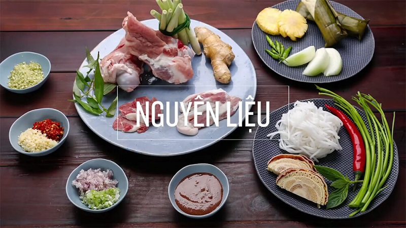 Bún bò Huế là một trong những đặc sản của xứ Huế, mặc dù món bún này phổ biến trên cả ba miền ở Việt Nam và ở nước ngoài. Tại Huế, món này được gọi đơn giản là "bún bò" hoặc gọi cụ thể hơn là "bún bò giò heo". Các địa phương khác gọi là "bún bò Huế", "bún bò gốc Huế" để chỉ xuất xứ của món ăn này. Món ăn có nguyên liệu chính là bún, thịt bắp bò, giò heo, cùng nước dùng có màu đỏ đặc trưng và vị sả và ruốc. Đôi khi tô bún còn được thêm vào thịt bò tái, chả cua, .... các loại nguyên liệu khác tùy theo sở thích của người nấu và tùy thuộc vào mỗi vùng miền khác nhau cách nêm nếm sẽ khác nhau để cho phù hợp cách ăn nơi đó. Ở xứ Huế, người ta có cách nêm nước dùng rất riêng biệt như thường nêm vào một ít mắm ruốc, góp phần làm nên hương vị rất riêng của nồi bún bò Huế. Sau khi xương bò được hầm chín tới, người ta thường thêm vào một ít chả heo hay chả cua được quết nhuyễn. Thịt bò có thể được cắt mỏng, nhúng vào nước dùng đang sôi trước khi cho vào tô bún (gọi là thịt bò tái). Người ta cũng thường cho thêm một ít ớt bột và gia vị vào tô bún rồi ăn với rau sống gồm giá, rau thơm, xà lách, rau cải con, bắp chuối cắt nhỏ. Nguyên liệu nấu bún bò Huế, ta có gì: Sợi bún bò 500gr bắp bò 500gr xương heo hoặc xương bò Chả Huế 3 muỗng mắm ruốc Chả cua Sả, gừng, tỏi, hành tím, ớt bột Thảo quả, hoa hồi, thanh quế 1 củ hành tây Hạt màu điều Chanh, ớt, hành lá, rau răm Các loại rau sống ăn kèm: Giá, xà lách, Húng quế, tía tô, bắp chuối bào, rau muống bào,… Gia vị: Hạt nêm, muối, nước mắm, bột ngọt, đường, dầu ăn,…. Cách nấu bún bò Huế: Bước 1: Sơ chế nguyên liệu – Rửa sạch xương, rồi trụng sơ qua với nước sôi để loại bỏ chất dơ, nồi nước dùng sẽ trong hơn sau khi nấu. – Gừng, hành tím làm sạch vỏ, sau đó cho vào trong giấy bạc với hoa hồi và quế, đem đi nướng ở trong lò 7 phút ở nhiệt độ 180 độ C. – Sả rửa sạch, đập dập rồi cắt thành từng khúc khoảng 5cm. – Hành tây lột vỏ, rửa sạch, rồi cắt thành từng lát mỏng, sau đó cho vào trong tô nước đá lạnh, ngâm trong 5 – 10 phút để giảm bớt mùi hăng của hành. – Rau răm, hành lá rửa sạch, với rau răm thì cắt nhỏ, hành lá thì cắt phần đầu hành để riêng, phần lá thì cắt nhỏ. – Chanh và ớt rửa sạch, cắt theo sở thích để ăn kèm với bún. – Các loại rau ăn kèm, giá nhặt và rửa sạch – Hòa tan mắm ruốc vào 1 chén nước để qua 1 bên – Huyết (hay còn gọi là tiết): Thường thì huyết bò sẽ được sử dụng nhiều để đảm bảo sự thống nhất của hương vị. – Chả cua: nếu có thể tự làm ra được là tốt nhất, do cách làm đơn giản, không quá khó. Nhưng nếu điều kiện không cho phép, nên mua tại nơi uy tín để đảm bảo chất lượng. Chả cua là thành phần tạo nên tô bún bò ngon chính hiệu Huế. Có thể sử dụng thêm giò heo hoặc giò bò để tăng độ đa dạng và kích thích của món ăn. – Thịt bò mua về thì rửa sạch. Bắp bò và chân giò: Lựa chọn đồ tươi, đảm bảo chất lượng thịt. Bắp bò có thể sử dụng luộc chung với nước dùng để tạo ra độ ngọt cho nước dùng. Chân giò nên luộc riêng, để tránh làm đục nước. – Bún: thường là bún sợi to, đảm bảo nguồn cung cấp để tránh những nơi cung cấp bún chứa hàn the hoặc huỳnh quang. Bước 2: Làm màu điều – Cho một ít dầu ăn vào nồi, sau đó cho hạt màu điều vào, để hạt màu điều ra hết màu thì tắt bếp. Lọc bỏ phần xác, rồi cho phần dầu màu điều vào trong chén. Bước 3: Làm sa tế ăn bún bò Huế – Trong thời gian chờ nước dùng thì làm sa tế. Băm nhuyễn 1 củ hành khô, nửa củ tỏi và 2 cây sả. Bắc chảo lên bếp, khi chảo nóng thì cho dầu ăn vào phi thơm sả, hành và tỏi đến khi vàng thì đổ ớt bột vào đảo qua lại và tắt bếp. Lưu ý: Không để lửa to quá sẽ khiến ớt bị cháy ăn sẽ bị đắng. Bước 4: Nấu nước dùng bún bò Huế – Cho xương vào trong nồi cùng với 2 lít nước, sau đó tiến hành hầm xương ở lửa nhỏ trong 1 tiếng để xương ra hết chất ngọt. Sau 30 phút, vớt bỏ bọt, rồi cho hết phần gừng, hành tím, hoa hồi, quế, thảo quả, sả và thịt bò vào, đậy nắp lại rồi tiếp tục nấu. – Sau đó vớt gừng, hành tím, hoa hồi, quế, thảo quả và sả ra. Nấu thêm 15 phút, thì vớt thịt bò ra để nguội sau đó cắt miếng vừa ăn. Cho chén mắm ruốc đã pha vào nồi nước, nêm nếm với gia vị cho vừa ăn. Lưu ý: Hầm xương nhỏ lửa, trong quá trình ninh, nếu thêm nước nên thêm nước nóng, để đảm bảo nước hầm giữ được độ ngọt của xương. Để nước dùng ngon nhất, bạn nên sử dụng nồi hầm xương trong bộ nồi nấu phở bằng điện sẽ giữ được độ ngon, ngọt của xương, chuẩn vị bún bò Huế. – Mắm ruốc cho vào nước lạnh khuấy đều và tan, sau đó đợi phần bã lắng xuống, lấy nước cho vào nồi nước dùng để có được hương vị đặc trưng của bún bò Huế. – Để nước dùng thơm và có màu đẹp: Làm nóng 2 muỗng canh dầu, phi thơm 1,5 muỗng canh sả băm, 1 muỗng canh tỏi băm. Khi sả và tỏi săn lại, thơm thì cho dầu màu điều đã làm vào. Tắt bếp. Sau đó cho vào nồi nước dùng. – Cho bún ra tô, thịt bò cắt lát mỏng, chả Huế. Múc nước dùng cho vào tô bún, rắc lên một ít hành tây, rau răm và hành lá vào. Bún bò ăn kèm các loại rau. Bí quyết làm nồi nước lèo bún bò Huế đậm đà chuẩn vị Huế bạn cần biết: Đầu tiên là lựa chọn thịt bò và chân giò tươi: Thịt bò phù hợp cho món bún bò Huế này chính là bắp bò, nếu được thì chọn loại bắp hoa thì mới thơm mới ngon được. Chân giò nên chọn chân giò phía trước, thường thì nó sẽ có thịt săn ăn sẽ thơm ngon hơn. Nếu được bạn cũng có thể nhờ người bán lựa chọn đúng loại thịt bò cũng như tham khảo thêm cách lựa thịt bò phù hợp. Mua thêm một ít xương bò để ninh cùng trong nồi nước lèo bún bò Huế. Sơ chế thịt bò: Chân giò sau khi mua về thì cạo thật sạch lông, cắt hết móng đi và rửa sạch lại. Chặt chân giò thành những khoanh tròn vừa phải. Cho chân giò và xương bò vào nồi nước sôi luộc đến khi nước sôi trở lại thì chắt bỏ bớt. Sau đó rửa lại chân giò cùng xương bò cho sạch các bọt bẩn. Còn về phần thịt bò sau khi mua về bạn rửa sạch và cắt lát mỏng vừa ăn. Bạn cũng nên lưu ý chọn thịt để làm bún bò Huế là thịt bắp bò, khi ăn sẽ ngon hơn nhờ phần gân kèm theo từng sới thịt săn chắc. Hiện đang vào mùa mưa và tình hình dịch bệnh đang hoành hành mạnh cho nên ta cần bảo vệ tốt sức khỏe của bản thân và gia đình mình. Vậy ăn gì vào mùa mưa bão để tốt cho sức khỏe? Ăn nhiều trái cây: Vào tiết giao mùa mưa bão, thời tiết thay đổi thất thường thì bạn càng cần ăn đủ lượng trái cây cần thiết để có sức khoẻ tốt, đặc biệt là các loại trái cây giàu chất chống oxy hoá, giàu vitamin và chất khoáng có tác dụng hỗ trợ và tăng cường hệ miễn dịch. Bổ sung rau củ quả cho thực đơn hằng ngày: Ngoài tăng cường ăn đủ các loại rau củ, bạn nên tập trung ăn các loại rau họ đắng. Vì rau họ đắng được xem như loại thực phẩm cần thiết khi giao mùa từ nóng sang lạnh. Chúng giúp cơ thể tránh khỏi nguy cơ bị nhiễm trùng da hay dị ứng - hai loại bệnh phổ biến khi mưa bão. Các gia vị nào ta cần bổ sung trong bữa ăn: Tỏi - Loại gia vị rất giàu chất chống oxy hóa nên có tác dụng hỗ trợ và tăng cường hệ miễn dịch hiệu quả. Ngoài ra, hệ tiêu hóa của bạn cũng được giảm bớt áp lực nhờ khả năng thúc đẩy quá trình trao đổi chất của tỏi. Đặc biệt, khi trời chúng ta có xu hướng ăn đồ nướng, cay nóng nhiều hơn khiến dạ dày chịu áp lực lớn. Gừng - Không chỉ dùng làm gia vị cho bữa ăn, gừng cũng có thể được dùng pha trà cho người vừa đi mưa về giúp cải thiện hệ miễn dịch, làm ấm cơ thể và thúc đẩy quá trình trao đổi chất hiệu quả. Nghệ - Giúp bạn kiểm soát được đường huyết cơ thể và giảm nguy cơ mắc các bệnh do gió mùa. Hạt tiêu đen - Gia vị có đặc tính giúp cơ thể giải độc khi bị các bệnh như ho, cảm lạnh, cảm cúm, đau cơ hay những dạng bệnh hô hấp khi mưa gió. Do vậy mà hạt tiêu đen là một loại gia vị mùa mưa bão nên ăn. Nước là thứ không thể thiếu: Mùa mưa bão không khí ẩm lạnh thường khiến bạn quên cảm giác khát nước, từ đó cơ thể có nguy cơ bị thiếu hụt nước trầm trọng và làm hệ miễn dịch suy yếu, tăng nguy cơ mắc bệnh về huyết áp, nhiễm trùng hoặc bệnh truyền nhiễm. Để đảm bảo sức khỏe tốt, bạn cần đảm bảo lượng nước cho cơ thể hằng ngày. Hãy uống ít nhất 8 ly nước với dung tích 150ml/ngày. Giữ vệ sinh an toàn thực phẩm vào mùa mưa: Với những vùng ít bị ảnh hưởng do bão lũ, mưa nhiều vẫn có thể gây ra các vấn đề về sức khỏe cũng như an toàn thực phẩm. Bạn nên: Giữ bếp khô ráo, vệ sinh và lau chùi thường xuyên mặt bếp, dụng cụ làm bếp và cả các loại khăn lau Cất trữ thực phẩm trong hộp kín. Chọn các loại hộp không thấm nước và đảm bảo nắp đậy kín, bảo quản tốt thực phẩm. Để thực phẩm ở nơi cao, thoáng mát. Luôn ăn chín, uống sôi. Ưu tiên chọn thực phẩm tươi, rửa sạch và sử dụng ngay. Thức ăn cần được nấu chín ở nhiệt độ cao, uống nước đun sôi để nguội. Hạn chế dùng ngay thực phẩm đã bảo quản lâu ngày trong tủ lạnh. Nếu bạn muốn ăn thực phẩm đã nấu chín và cất tủ lạnh trước đó, hãy đun nóng dần cho đến khi sôi trở lại rồi mới sử dụng. Tình hình thời tiết luôn diễn ra bất ngờ, dù được dự báo trước nhưng chúng ta thường ít lường được mức độ nghiêm trọng và những thiệt hại thực tế ảnh hưởng đến đời sống, tinh thần và sức khỏe của mỗi người. CÔNG TY TNHH SẢN XUẤT – THƯƠNG MẠI – DỊCH VỤ – AN THÀNH Địa chỉ: 47/80 Ao Đôi, Khu Phố 10, Phường Bình Trị Đông A, Quận Bình Tân, TP.HCM Email: anthanhsale01@gmail.com Hotline (zalo) :  0903103922 – 0906312325 Website: https://www.packvn.com/ – https://maydonggoi.vip/ Facebook: https://www.facebook.com/maydonggoianthanh Pinterest: https://www.pinterest.com/donggoianthanh/_saved/ Instagram: https://www.instagram.com/maydonggoianthanh/ Twitter:https://twitter.com/donggoianthanh Linkedin: https://www.linkedin.com/in/may-dong-goi-bao-bi-an-thanh/ Youtube: Máy đóng gói An Thành – YouTube.