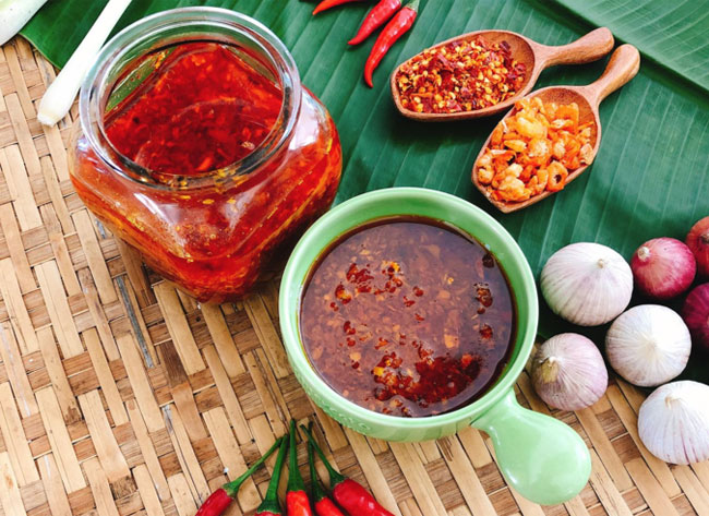 Bún bò Huế là một trong những đặc sản của xứ Huế, mặc dù món bún này phổ biến trên cả ba miền ở Việt Nam và ở nước ngoài. Tại Huế, món này được gọi đơn giản là "bún bò" hoặc gọi cụ thể hơn là "bún bò giò heo". Các địa phương khác gọi là "bún bò Huế", "bún bò gốc Huế" để chỉ xuất xứ của món ăn này. Món ăn có nguyên liệu chính là bún, thịt bắp bò, giò heo, cùng nước dùng có màu đỏ đặc trưng và vị sả và ruốc. Đôi khi tô bún còn được thêm vào thịt bò tái, chả cua, .... các loại nguyên liệu khác tùy theo sở thích của người nấu và tùy thuộc vào mỗi vùng miền khác nhau cách nêm nếm sẽ khác nhau để cho phù hợp cách ăn nơi đó. Ở xứ Huế, người ta có cách nêm nước dùng rất riêng biệt như thường nêm vào một ít mắm ruốc, góp phần làm nên hương vị rất riêng của nồi bún bò Huế. Sau khi xương bò được hầm chín tới, người ta thường thêm vào một ít chả heo hay chả cua được quết nhuyễn. Thịt bò có thể được cắt mỏng, nhúng vào nước dùng đang sôi trước khi cho vào tô bún (gọi là thịt bò tái). Người ta cũng thường cho thêm một ít ớt bột và gia vị vào tô bún rồi ăn với rau sống gồm giá, rau thơm, xà lách, rau cải con, bắp chuối cắt nhỏ. Nguyên liệu nấu bún bò Huế, ta có gì: Sợi bún bò 500gr bắp bò 500gr xương heo hoặc xương bò Chả Huế 3 muỗng mắm ruốc Chả cua Sả, gừng, tỏi, hành tím, ớt bột Thảo quả, hoa hồi, thanh quế 1 củ hành tây Hạt màu điều Chanh, ớt, hành lá, rau răm Các loại rau sống ăn kèm: Giá, xà lách, Húng quế, tía tô, bắp chuối bào, rau muống bào,… Gia vị: Hạt nêm, muối, nước mắm, bột ngọt, đường, dầu ăn,…. Cách nấu bún bò Huế: Bước 1: Sơ chế nguyên liệu – Rửa sạch xương, rồi trụng sơ qua với nước sôi để loại bỏ chất dơ, nồi nước dùng sẽ trong hơn sau khi nấu. – Gừng, hành tím làm sạch vỏ, sau đó cho vào trong giấy bạc với hoa hồi và quế, đem đi nướng ở trong lò 7 phút ở nhiệt độ 180 độ C. – Sả rửa sạch, đập dập rồi cắt thành từng khúc khoảng 5cm. – Hành tây lột vỏ, rửa sạch, rồi cắt thành từng lát mỏng, sau đó cho vào trong tô nước đá lạnh, ngâm trong 5 – 10 phút để giảm bớt mùi hăng của hành. – Rau răm, hành lá rửa sạch, với rau răm thì cắt nhỏ, hành lá thì cắt phần đầu hành để riêng, phần lá thì cắt nhỏ. – Chanh và ớt rửa sạch, cắt theo sở thích để ăn kèm với bún. – Các loại rau ăn kèm, giá nhặt và rửa sạch – Hòa tan mắm ruốc vào 1 chén nước để qua 1 bên – Huyết (hay còn gọi là tiết): Thường thì huyết bò sẽ được sử dụng nhiều để đảm bảo sự thống nhất của hương vị. – Chả cua: nếu có thể tự làm ra được là tốt nhất, do cách làm đơn giản, không quá khó. Nhưng nếu điều kiện không cho phép, nên mua tại nơi uy tín để đảm bảo chất lượng. Chả cua là thành phần tạo nên tô bún bò ngon chính hiệu Huế. Có thể sử dụng thêm giò heo hoặc giò bò để tăng độ đa dạng và kích thích của món ăn. – Thịt bò mua về thì rửa sạch. Bắp bò và chân giò: Lựa chọn đồ tươi, đảm bảo chất lượng thịt. Bắp bò có thể sử dụng luộc chung với nước dùng để tạo ra độ ngọt cho nước dùng. Chân giò nên luộc riêng, để tránh làm đục nước. – Bún: thường là bún sợi to, đảm bảo nguồn cung cấp để tránh những nơi cung cấp bún chứa hàn the hoặc huỳnh quang. Bước 2: Làm màu điều – Cho một ít dầu ăn vào nồi, sau đó cho hạt màu điều vào, để hạt màu điều ra hết màu thì tắt bếp. Lọc bỏ phần xác, rồi cho phần dầu màu điều vào trong chén. Bước 3: Làm sa tế ăn bún bò Huế – Trong thời gian chờ nước dùng thì làm sa tế. Băm nhuyễn 1 củ hành khô, nửa củ tỏi và 2 cây sả. Bắc chảo lên bếp, khi chảo nóng thì cho dầu ăn vào phi thơm sả, hành và tỏi đến khi vàng thì đổ ớt bột vào đảo qua lại và tắt bếp. Lưu ý: Không để lửa to quá sẽ khiến ớt bị cháy ăn sẽ bị đắng. Bước 4: Nấu nước dùng bún bò Huế – Cho xương vào trong nồi cùng với 2 lít nước, sau đó tiến hành hầm xương ở lửa nhỏ trong 1 tiếng để xương ra hết chất ngọt. Sau 30 phút, vớt bỏ bọt, rồi cho hết phần gừng, hành tím, hoa hồi, quế, thảo quả, sả và thịt bò vào, đậy nắp lại rồi tiếp tục nấu. – Sau đó vớt gừng, hành tím, hoa hồi, quế, thảo quả và sả ra. Nấu thêm 15 phút, thì vớt thịt bò ra để nguội sau đó cắt miếng vừa ăn. Cho chén mắm ruốc đã pha vào nồi nước, nêm nếm với gia vị cho vừa ăn. Lưu ý: Hầm xương nhỏ lửa, trong quá trình ninh, nếu thêm nước nên thêm nước nóng, để đảm bảo nước hầm giữ được độ ngọt của xương. Để nước dùng ngon nhất, bạn nên sử dụng nồi hầm xương trong bộ nồi nấu phở bằng điện sẽ giữ được độ ngon, ngọt của xương, chuẩn vị bún bò Huế. – Mắm ruốc cho vào nước lạnh khuấy đều và tan, sau đó đợi phần bã lắng xuống, lấy nước cho vào nồi nước dùng để có được hương vị đặc trưng của bún bò Huế. – Để nước dùng thơm và có màu đẹp: Làm nóng 2 muỗng canh dầu, phi thơm 1,5 muỗng canh sả băm, 1 muỗng canh tỏi băm. Khi sả và tỏi săn lại, thơm thì cho dầu màu điều đã làm vào. Tắt bếp. Sau đó cho vào nồi nước dùng. – Cho bún ra tô, thịt bò cắt lát mỏng, chả Huế. Múc nước dùng cho vào tô bún, rắc lên một ít hành tây, rau răm và hành lá vào. Bún bò ăn kèm các loại rau. Bí quyết làm nồi nước lèo bún bò Huế đậm đà chuẩn vị Huế bạn cần biết: Đầu tiên là lựa chọn thịt bò và chân giò tươi: Thịt bò phù hợp cho món bún bò Huế này chính là bắp bò, nếu được thì chọn loại bắp hoa thì mới thơm mới ngon được. Chân giò nên chọn chân giò phía trước, thường thì nó sẽ có thịt săn ăn sẽ thơm ngon hơn. Nếu được bạn cũng có thể nhờ người bán lựa chọn đúng loại thịt bò cũng như tham khảo thêm cách lựa thịt bò phù hợp. Mua thêm một ít xương bò để ninh cùng trong nồi nước lèo bún bò Huế. Sơ chế thịt bò: Chân giò sau khi mua về thì cạo thật sạch lông, cắt hết móng đi và rửa sạch lại. Chặt chân giò thành những khoanh tròn vừa phải. Cho chân giò và xương bò vào nồi nước sôi luộc đến khi nước sôi trở lại thì chắt bỏ bớt. Sau đó rửa lại chân giò cùng xương bò cho sạch các bọt bẩn. Còn về phần thịt bò sau khi mua về bạn rửa sạch và cắt lát mỏng vừa ăn. Bạn cũng nên lưu ý chọn thịt để làm bún bò Huế là thịt bắp bò, khi ăn sẽ ngon hơn nhờ phần gân kèm theo từng sới thịt săn chắc. Hiện đang vào mùa mưa và tình hình dịch bệnh đang hoành hành mạnh cho nên ta cần bảo vệ tốt sức khỏe của bản thân và gia đình mình. Vậy ăn gì vào mùa mưa bão để tốt cho sức khỏe? Ăn nhiều trái cây: Vào tiết giao mùa mưa bão, thời tiết thay đổi thất thường thì bạn càng cần ăn đủ lượng trái cây cần thiết để có sức khoẻ tốt, đặc biệt là các loại trái cây giàu chất chống oxy hoá, giàu vitamin và chất khoáng có tác dụng hỗ trợ và tăng cường hệ miễn dịch. Bổ sung rau củ quả cho thực đơn hằng ngày: Ngoài tăng cường ăn đủ các loại rau củ, bạn nên tập trung ăn các loại rau họ đắng. Vì rau họ đắng được xem như loại thực phẩm cần thiết khi giao mùa từ nóng sang lạnh. Chúng giúp cơ thể tránh khỏi nguy cơ bị nhiễm trùng da hay dị ứng - hai loại bệnh phổ biến khi mưa bão. Các gia vị nào ta cần bổ sung trong bữa ăn: Tỏi - Loại gia vị rất giàu chất chống oxy hóa nên có tác dụng hỗ trợ và tăng cường hệ miễn dịch hiệu quả. Ngoài ra, hệ tiêu hóa của bạn cũng được giảm bớt áp lực nhờ khả năng thúc đẩy quá trình trao đổi chất của tỏi. Đặc biệt, khi trời chúng ta có xu hướng ăn đồ nướng, cay nóng nhiều hơn khiến dạ dày chịu áp lực lớn. Gừng - Không chỉ dùng làm gia vị cho bữa ăn, gừng cũng có thể được dùng pha trà cho người vừa đi mưa về giúp cải thiện hệ miễn dịch, làm ấm cơ thể và thúc đẩy quá trình trao đổi chất hiệu quả. Nghệ - Giúp bạn kiểm soát được đường huyết cơ thể và giảm nguy cơ mắc các bệnh do gió mùa. Hạt tiêu đen - Gia vị có đặc tính giúp cơ thể giải độc khi bị các bệnh như ho, cảm lạnh, cảm cúm, đau cơ hay những dạng bệnh hô hấp khi mưa gió. Do vậy mà hạt tiêu đen là một loại gia vị mùa mưa bão nên ăn. Nước là thứ không thể thiếu: Mùa mưa bão không khí ẩm lạnh thường khiến bạn quên cảm giác khát nước, từ đó cơ thể có nguy cơ bị thiếu hụt nước trầm trọng và làm hệ miễn dịch suy yếu, tăng nguy cơ mắc bệnh về huyết áp, nhiễm trùng hoặc bệnh truyền nhiễm. Để đảm bảo sức khỏe tốt, bạn cần đảm bảo lượng nước cho cơ thể hằng ngày. Hãy uống ít nhất 8 ly nước với dung tích 150ml/ngày. Giữ vệ sinh an toàn thực phẩm vào mùa mưa: Với những vùng ít bị ảnh hưởng do bão lũ, mưa nhiều vẫn có thể gây ra các vấn đề về sức khỏe cũng như an toàn thực phẩm. Bạn nên: Giữ bếp khô ráo, vệ sinh và lau chùi thường xuyên mặt bếp, dụng cụ làm bếp và cả các loại khăn lau Cất trữ thực phẩm trong hộp kín. Chọn các loại hộp không thấm nước và đảm bảo nắp đậy kín, bảo quản tốt thực phẩm. Để thực phẩm ở nơi cao, thoáng mát. Luôn ăn chín, uống sôi. Ưu tiên chọn thực phẩm tươi, rửa sạch và sử dụng ngay. Thức ăn cần được nấu chín ở nhiệt độ cao, uống nước đun sôi để nguội. Hạn chế dùng ngay thực phẩm đã bảo quản lâu ngày trong tủ lạnh. Nếu bạn muốn ăn thực phẩm đã nấu chín và cất tủ lạnh trước đó, hãy đun nóng dần cho đến khi sôi trở lại rồi mới sử dụng. Tình hình thời tiết luôn diễn ra bất ngờ, dù được dự báo trước nhưng chúng ta thường ít lường được mức độ nghiêm trọng và những thiệt hại thực tế ảnh hưởng đến đời sống, tinh thần và sức khỏe của mỗi người. CÔNG TY TNHH SẢN XUẤT – THƯƠNG MẠI – DỊCH VỤ – AN THÀNH Địa chỉ: 47/80 Ao Đôi, Khu Phố 10, Phường Bình Trị Đông A, Quận Bình Tân, TP.HCM Email: anthanhsale01@gmail.com Hotline (zalo) :  0903103922 – 0906312325 Website: https://www.packvn.com/ – https://maydonggoi.vip/ Facebook: https://www.facebook.com/maydonggoianthanh Pinterest: https://www.pinterest.com/donggoianthanh/_saved/ Instagram: https://www.instagram.com/maydonggoianthanh/ Twitter:https://twitter.com/donggoianthanh Linkedin: https://www.linkedin.com/in/may-dong-goi-bao-bi-an-thanh/ Youtube: Máy đóng gói An Thành – YouTube.