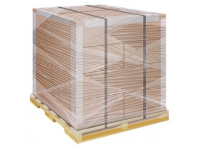 Pallet thường được hiểu đơn giản là các kệ để đựng hàng, có cấu trúc hình thành là hình vuông và bề mặt hoàn toàn là phẳng để đựng sản phẩm bên trên. Chúng được các xe nâng để nâng các loại hàng hóa khác nhau lên thiết lập các mặt hàng thành một khối biệt lập và gọn gàng. Tất cả các pallet hiện nay đều là gỗ nhưng bên cạnh đó để phục vụ các nhu cầu sử dụng khác nhau cho nên con người đã chế tạo ra các sản phẩm khác như pallet nhựa, chất liệu giấy, kim loại hay các vật liệu mà ta có thể tái chế và tạo ra pallet. Việc đóng gói các sản phẩm lên pallet giúp tiết kiệm được diện tích, thuận tiện cho việc di chuyển xa, vận chuyển hàng hóa trong kho và giữa các phương tiện được dễ dàng và nhanh chóng vì được sự giúp đỡ của xe nâng. Việc đóng gói pallet cũng sẽ tùy thuộc vào yêu cầu, hàng hóa, chi phí của khách hàng đối với sản phẩm của họ. Máy đóng gói pallet giúp ta có thể giải quyết được các vấn đề hàng hóa ngổn ngan, chiếm lượng lớn diện tích để hàng, vận chuyển xa là một vấn đề nan giải,... Thiết bị hỗ trợ làm hàng hóa ổn định, gọn gàng và thuận tiện cho việc vận chuyển. Bên cạnh đó, nó có tác dụng chống thấm nước và bụi. Nó cũng có thể làm giảm đáng kể mật độ lao động và cải thiện hiệu quả công việc bằng tay chân truyền thống. Pallet được chia thành những loại nào? Dựa trên chất liệu, pallet được phân thành các loại phổ biến sau: 1. Pallet giấy: Pallet giấy Được làm từ loại giấy đặc biệt dạng nhiều lớp ép chặt cùng với keo dưới tác động của áp lực cao, thích hợp với hàng hóa có giá trị rất cao, yêu cầu độ ẩm pallet rất thấp, trọng lượng pallet nhẹ, thường dưới 200 kg/pallet. Giá thành pallet giấy cao nhất so với các loại pallet cùng kích thước. Pallet giấy không cần hun trùng, không cần xử lý mối mọt. Pallet giấy không làm theo khuôn nên hoàn toàn phù hợp với mọi loại kích thước hàng hóa. Pallet giấy được chia theo cấu trúc của nó: Pallet giấy 3 chân, 9 chân, giấy tổ ong, giấy đặc biệt,… 2. Pallet nhựa: Được đúc hàng loạt bằng nhựa cứng, độ bền rất cao, chịu mưa nắng, thích hợp cho hàng hóa lưu kho lâu dài và sử dụng ngoài trời, không bị ẩm, mốc. Giá thành cao và khó sản xuất theo đơn hàng có quy mô nhỏ. Pallet nhựa cứng thường được sử dụng là kệ, khay kệ cho hàng hóa nặng như đá, sắt, thép, gạch…thường đặc biệt hữu dụng trong các dây chuyền sản xuất gạch không nung. 3. Pallet sắt - kim loại: Được sản xuất theo số lượng hạn chế theo từng yêu cầu cụ thể, thường áp dụng cho hàng hóa siêu nặng như đá, sắt thép, gạch,… Pallet sắt có phạm vi áp dụng hạn chế và giá thành cao. 4. Pallet gỗ: Pallet gỗ Là loại pallet phổ biến nhất do kết hợp được các yếu tố giá thành rẻ, số lượng sản xuất không hạn chế theo đơn đặt hàng, chắc chắn, dễ sử dụng, thích ứng tốt với nhiều loại hàng hóa cũng như có thể sản xuất với đơn hàng số lượng nhỏ và là lựa chọn duy nhất cho hàng hóa xuất khẩu, hàng hóa dùng pallet một lần. Pallet nhựa hiện nay được sử dụng ngày một nhiều và thông dụng hơn. Trong tương lai sẽ dần thay thế các loại pallet chất liệu gỗ, giấy, sắt truyền thống. Với nhiều ưu điểm nổi trội hơn trong quá trình sử dụng. Nhưng pallet nhựa thường có giá thành cao hơn pallet gỗ nên thường doanh nghiệp hay cơ sở đều chọn pallet gỗ sử dụng để tiết kiệm được kha khá chi phí. Các lợi ích mà ta sử dụng pallet trong đời sống hằng ngày: Hạn chế tối đa tình trạng vỡ, hư hỏng hàng hóa khi vận chuyển đường xa và dài. Đóng gói các sản phẩm điện tử, sành sứ dễ vỡ, hàng hoá giá trị cao,... đảm bảo được độ an toàn cho chúng khi chưa sử dung tới. Hàng hóa được cách xa mặt đất nên có thể chống ẩm mốc từ đất, chống nước nếu không may bị ngập, chống các loại côn trùng, động vật gây hại đến sản phẩm của chúng ta khi đang lưu trữ. Mỗi lần di chuyển hàng hóa có thể di chuyển với số lượng lớn vì đa số các sản phẩm đều gọn gàng và không chiếm nhiều diện tích. Có thể nâng cả pallet chứa hàng lên kệ hoặc vào container một cách dễ dàng và thuận tiện. Không cần sử dụng quá nhiều nhân viên, tránh được các tai nạn không đáng có,... Hàng hóa trong kho sẽ được bảo quản khoa học và cơ giới hóa. Phối hợp chặt chẽ với xe nâng máy, xe nâng tay giúp giải phóng sức lao động bốc xếp thủ công, năng suất lao động tăng và giảm được thời gian sắp xếp các loại hàng hóa khi chúng để bừa bãi. Sử dụng hệ thống giá đỡ 2 tầng, 3 tầng giúp tiết kiệm không gian lưu trữ và diện tích kho chứa hàng. Đây dược coi là điểm cộng đối với các cơ sở vừa và nhỏ, diện tích không được quá lớn để đựng hàng hóa. Máy đóng gói pallet loại đơn: Với thiết kế toàn bộ máy có kết cấu đơn giản và dễ vận hành, ta có lắp đặt sẵn các quá trình vận hành nhầm bảo đảm được sự an toàn cho nhân viên đứng máy. Tích hợp hệ thống điều khiển PLC thông minh, hệ thống màn hình cảm ứng đa chức năng  và giao diện thân thiện nên ta không cần quá lo lắng khi điều chỉnh chúng. Bộ chuyển đổi quang điện Pepfar của Đức tự động đo chiều cao hàng hóa. Có thể điều chỉnh số lớp cuộn dây, tốc độ chạy và độ căng màng tùy ý, giúp bạn dễ dàng vận hành. Hệ thống nạp màng tự động điều khiển biến thiên độc lập, tự do điều chỉnh độ căng. Số vòng dây quấn ở đầu và cuối được điều khiển riêng biệt, 1-3 vòng được điều chỉnh tự do. Tự động, có thể chuyển đổi thủ công, hầu như không cần bảo trì hàng ngày Máy đóng gói pallet loại đơn Tính năng sản phẩm khi ta vận hành chúng: 1. Sử dụng thao tác trên màn hình cảm ứng để thực hiện việc điều chỉnh trên máy đóng gói pallet, có thể hiển thị tốc độ sản xuất, nguyên nhân hỏng hóc và vị trí chính xác sản phẩm mà ta đóng gói. 2. Cấu trúc tọa độ Servo, điều khiển servo đầy đủ, gỡ lỗi rất đơn giản và nhanh chóng. 3. Loại cột duy nhất pallet, dấu chân nhỏ và dễ dàng bảo trì khi máy không máy gặp vấn đề hay trục trặc xảy ra. 4. Mức độ tự động hóa cao. Số thứ tự xếp chồng PLC, cung cấp và xả pallet có thể được lập trình vào chương trình để điều khiển. 5. Màn hình Delta và bộ điều khiển chuyển động được sử dụng để vận hành dễ dàng và thuận tiện. 6. Cửa và nắp an toàn được trang bị các thiết bị cảm ứng điện. Khi cửa nắp được mở và máy ngừng hoạt động, nhân viên có thể được bảo vệ. 7. Stacking ổn định và hiệu quả, có thể tiết kiệm nhân lực. 8. Miếng đệm và thùng carton được hoàn thành bởi một phần của thiết bị. Ưu điểm nổi bật của máy đóng gói pallet khi ta sử dụng: Căng trước tối đa 350%: Căng trước tối đa 350% Có thể điều chỉnh độ căng bằng cách nhả nhanh màng quấn. Tốc độ quấn ta có thể điều chỉnh sao cho phù hợp với sản phẩm mà ta đóng gói chúng. Điều khiển biến tần PLC độc lập: Động cơ chuyển đổi tần số ít mài mòn hơn và đóng gói ổn định. Phim ván khuôn: Thiết bị xuất phim dạng cán màng có giấy chứng nhận kéo căng đẹp, giúp tiết kiệm lượng phim trong quá trình đóng gói các sản phẩm. Khung màng sử dụng động cơ DC, hiệu suất tốt, bảo trì rẻ hơn, tiết kiệm năng lượng hơn và bảo vệ môi trường cho chúng ta. Thiết kế an toàn hơn: Thiết kế an toàn hơn Thiết kế cảm ứng quang điện đảm bảo tự động hóa và khối giới hạn cung cấp bảo hiểm kép cho việc dừng khuôn đúng lúc và kịp thời. Không bị phạm lỗi trong quá trình quấn màng. Dễ dàng hoạt động: Màn hình văn bản đơn giản và rõ ràng thiết kế thông minh Hiển thị hoạt động: Giao diện cho thủ công và tự động, Cài đặt, chu kỳ và thời gian được chọn khi bạn cần Cấu trúc có trên máy đóng gói pallet, ta có: Cấu trúc có trên máy đóng gói pallet Customized electrical device brands Siemens, Omron, Schneider,...: Các thương hiệu thiết bị điện tùy chỉnh Siemens, Omron, Schneider, ... Pressure device: Thiết bị áp suất Automatic film breaking: Tự động bẻ phim Column height: Chiều cao cột Ramp: Con dốc M type: Loại M Turntable size: Kích thước bàn xoay Scale system: Hệ thống quy mô Chi tiết bảng điều khiển trên máy đóng gói pallet: Chi tiết bảng điều khiển trên máy đóng gói pallet 1. Indicator light: Đèn báo 2. ESC: ESC 3. Display: Hiển thị 4. Left: Bên trái 5. Number: Số 6. ALM: ALM 7. Key switch: Công tắc phím 8. Film tension: Độ cằn của màn 9. Tumtable speed: Tốc độ lật 10. Emergency stop: Nút dừng khẩn cấp 11. UP: Lên 12. CLR: CLR 13. Right: Bên phải 14. ENT: ENT 15. SET: Bộ 16. Down: Xuống 17. Auto start: Tự động khởi động 18. Carrige speed: Tốc độ vận chuyển Dây chuyền máy đóng gói pallet lớn: - Được thiết kế, chế tạo và sản xuất với sự tinh tế cao, hiện đại và độ an toàn được đưa lên hàng đầu. Những máy quấn căng này sẽ cung cấp cho bạn tất cả các tính năng bạn cần để quấn pallet tải hàng một cách nhanh chóng và hiệu quả. - Có thể tăng đáng kể hiệu quả và lợi nhuận thông qua chi phí màng trên mỗi tải thấp hơn so với cách quấn căng bằng tay (thủ công). Dây chuyền máy đóng gói pallet lớn Vài điều về đặc trưng cơ bản của máy đóng gói: Loại bỏ việc quấn pallet bằng tay thủ công kém hiệu quả và tốn nhiều công sức với máy quấn pallet này. Kết cấu thép chắc chắn cho độ tin cậy lâu dài. Mắt thần quang để phát hiện độ cao tự động. Khe di dời xe nâng để vận chuyển máy dễ dàng. Các chương trình gói tự động và thủ côg bao gồm đoạn đường nối cho xe tải pallet. Điều khiển 'Soft Touch' thân thiện với người dùng. Chiều cao gói tối đa: 2400mm (đối với chiều cao pallet: 2300mm + 100mm trên đầu) / 2800mm Tùy chọn Tốc độ bàn xoay: 0-16RPM (Có thể điều chỉnh) Tốc độ gói tối đa: 30-40 tải / giờ (1x1,2x1,8 m 2 lớp KHÔNG bao gồm thời gian tải và dỡ hàng) Hệ thống phân phối phim: Power Roller-Stretch Plus - Thép ABS + ABS Bản vẽ sơ lược của máy đóng gói pallet: Bản vẽ Hình ảnh chi tiết về dây chuyền máy đóng gói pallet lớn: Hệ thống lực lượng quấn màng thay đổi: - Tự động điều chỉnh lực quấn theo hình dạng pallet mà không cần phải cài đặt: Mọi bộ phận của pallet được quấn chặt chẽ, gọn gàng để tránh được các tác nhân bên ngoài ảnh hưởng lên. Bảo vệ góc của tải, tránh lõm góc của sản phẩm trong quá trình vận chuyển chúng đi xa. Tỷ lệ căng trước 300%, tiết kiệm 30% màng so với máy quấn pallet truyền thống. Hệ thống tay cầm Pallet: - Hệ thống kẹp pallet: đáy màng thu hẹp để trở thành sợi dây màng, bộ phận kẹp sợi dây màng vào pallet & sản phẩm trong quá trình đóng gói. Vận chuyển trong thời gian dài, không cần lo lắng sản phẩm rơi xuống khi pallet bị rung động mạnh Nếu công việc của xe tải làm hỏng màng ở dưới cùng của pallet, màng không bị vỡ. Tay nắm đáy bàn tay và tay nắm toàn bộ hành trình có thể thay thế máy đóng đai ngang. Có thể thay đổi liên tục các chiều của sản phẩm sao cho kín hết các mặt và không bị hở chỗ nào. Màn hình cảm ứng thông minh: Màn hình cảm ứng thông minh - Tất cả chúng tôi đều sử dụng Màn hình cảm ứng Siemens, Biến tần Siemens và PLC Siemens. Không sử dụng phụ tùng thay thế có thương hiệu rẻ hơn có thể gây ra nhiều rắc rối cho khách hàng trong quá trình sử dụng chúng. Bàn xoay vòng bi: - Máy bao bọc pallet trực tuyến Smart Wasp sử dụng bàn xoay ổ trục quay, trọng lượng tải tối đa 3000KG, yên tĩnh hơn và độ rung thấp hơn so với bàn xoay truyền động bằng xích. Băng tải bền: Băng tải kim loại tạo ra sự chắc chắn - Máy đóng gói pallet trực tuyến Smart Wasp sử dụng con lăn thép không gỉ 89mm, băng tải khớp nối trên máy đóng gói cần được liên kết với băng tải đầu vào và đầu ra cũng sử dụng truyền động xích. - Vì vậy, pallet có thể được di chuyển từ băng tải sang giấy bọc một cách trơn tru mà không gây ra rắc rối nào lên sản phẩm trong quá trình di chuyển. Hệ thống phim cắt & kẹp tự động: - Hệ thống cắt và kẹp thiết kế mới của Smart Wasp, sau khi quấn xong, máy sẽ tự động cắt màng và đuôi sẽ được đóng kín trên pallet một cách hoàn hảo bằng chổi. Tạo ra sản phẩm mượt mà, không lồi lõm lên sản phẩm. Hệ thống hướng dẫn vận hành thông minh: Máy có đèn LED báo trên nắp trên. Sẵn sàng làm việc - Màu xanh lam Đang làm việc - Màu xanh lá cây Báo thức - Màu đỏ Màn hình cảm ứng hướng dẫn bạn cách vận hành máy. Nếu cảnh báo xuất hiện, màn hình cảm ứng sẽ hiển thị cho bạn cách giải quyết vấn đề Sử dụng máy đóng gói pallet sẽ đem lại rất nhiều lợi ích cho doanh nghiệp: – Tiết kiệm thời gian: Nếu dùng máy tự động, tốc độ quấn của máy có thể được lập trình tùy ý, còn dùng máy quấn tay thì tốc độ tùy thuộc vào lực quay của người dùng, nhưng trong trường hợp nào cũng đều nhanh hơn tốc độ 1 người đi 1 vòng quanh pallet hàng. – Quấn pallet đẹp hơn: các pallet hàng hóa quấn bằng máy sẽ đều hơn, chắc chắn hơn cách quấn bằng tay, vì con người sẽ không thể chính xác bằng một chiếc máy. Không chỉ giống nhau ở cách quấn, các đường xung quanh mà chúng còn đều nhau ở độ căng của màng, tất cả đều đồng nhất vì lực kéo, góc độ kéo của máy khi quấn các pallet đều như nhau. – Tiết kiệm chi phí sản xuất: dùng máy quấn sẽ tiết kiệm màng pe quấn pallet hơn quấn thủ công. Hơn nữa một số máy hiện đại còn có thể lập trình cách quấn tiết kiệm nguyên liệu nhất, mà vẫn đảm bảo an toàn cho pallet hàng hóa. – Giúp cố định hàng hóa tốt, tránh được tình trạng vỡ hỏng hàng hóa, nhất là quá tình vận chuyển hàng hóa đường dài và xa. Đảm bảo được hàng hóa không xảy ra bất kì sai xót nào. – Giúp hàng hóa tránh tình trạng ẩm mốc và các trường hợp bất khả kháng như mưa lớn làm ngập nước, khi có pallet sẽ tránh được tình trạng hư hao hàng hóa số lượng lớn. – Hỗ trợ doanh nghiệp dễ dàng sắp xếp hàng hóa được khoa học hơn, an toàn hơn, tránh thất lạc trong khi di chuyển quá nhiều và gây mệt mỏi cho nhân viên khi sắp xếp chúng liên tục. Những điều cần lưu ý khi sử dụng máy đóng gói pallet: Cần tìm nơi có mặt bằng phẳng để máy, tránh đặt nơi gồ ghề dễ gây ngã đỗ Đặt máy tránh ánh sáng quá cao hoặc nơi dễ bị mưa tạt gây ra tuổi thọ máy bị giảm và cháy nổ do tiếp xúc với điện Hãy chắc chắn rằng nguồn điện được kết nối chính xác với thiết bị. Vỏ hộp của máy là một bảo vệ khi liên kết với mặt đất. Trong quá trình làm việc, nghiêm cấm việc bước trên bề mặt của máy. Không được bố trí lắp đặt máy quấn màng pe trên mặt đất mềm hoặc bề mặt không đều; Không được phép đặt hàng hóa được quấn gần cạnh bàn xoay, toàn bộ palet phải nằm trong chu vi của bàn xoay; Đừng quên tắt nguồn khi kết thúc công việc; Khi những vấn đề không mong muốn xảy ra, hãy nhấn nút khẩn cấp để tắt điện, ngừng hoạt động máy; Hãy chắc chắn rằng làm sạch máy đóng gói pallet sau khi làm việc hàng ngày; Không được ngắt kết nối thiết bị điện một cách ngẫu nhiên để xem xét hoạt động an ninh; Chỉ có kỹ thuật điện chuyên nghiệp mới có thể kiểm tra hoặc sửa chữa thiết bị điện. Địa điểm cho bạn mua Máy đóng gói pallet ở trên thị trường hiện nay: Công ty TNHH TM DV An Thành là nhà tư vấn, thiết kế, cung cấp máy móc, dây chuyền, công nghệ sản xuất hiện đại, tiên tiến nhất phù hợp với mục tiêu & nguồn lực của từng Doanh nghiệp. Thiết bị chúng tôi cung cấp được nhập khẩu trực tiếp từ các nước như: Đài Loan, Trung Quốc, Hàn Quốc…Showroom trưng bày An Thành với hàng trăm dòng máy khác nhau, là sự trải nghiệm chân thực, khác biệt ngay khi khách hàng đến với chúng tôi. Chúng tôi cam kết, chắc chắn sẽ làm Quý khách an tâm và hài lòng khi chọn An Thành làm đối tác ! CÔNG TY TNHH SẢN XUẤT – THƯƠNG MẠI – DỊCH VỤ – AN THÀNH Địa chỉ: 47/80 Ao Đôi, Khu Phố 10, Phường Bình Trị Đông A, Quận Bình Tân, TP.HCM Email: anthanhsale01@gmail.com Hotline (zalo) :  0903103922 – 0906312325 Website: https://www.packvn.com/ – https://maydonggoi.vip/ Facebook: https://www.facebook.com/maydonggoianthanh Pinterest: https://www.pinterest.com/donggoianthanh/_saved/ Instagram: https://www.instagram.com/maydonggoianthanh/ Twitter:https://twitter.com/donggoianthanh Linkedin: https://www.linkedin.com/in/may-dong-goi-bao-bi-an-thanh/ Youtube: Máy đóng gói An Thành – YouTube.