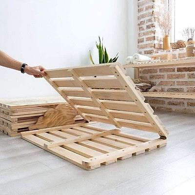 Pallet thường được hiểu đơn giản là các kệ để đựng hàng, có cấu trúc hình thành là hình vuông và bề mặt hoàn toàn là phẳng để đựng sản phẩm bên trên. Chúng được các xe nâng để nâng các loại hàng hóa khác nhau lên thiết lập các mặt hàng thành một khối biệt lập và gọn gàng. Tất cả các pallet hiện nay đều là gỗ nhưng bên cạnh đó để phục vụ các nhu cầu sử dụng khác nhau cho nên con người đã chế tạo ra các sản phẩm khác như pallet nhựa, chất liệu giấy, kim loại hay các vật liệu mà ta có thể tái chế và tạo ra pallet. Việc đóng gói các sản phẩm lên pallet giúp tiết kiệm được diện tích, thuận tiện cho việc di chuyển xa, vận chuyển hàng hóa trong kho và giữa các phương tiện được dễ dàng và nhanh chóng vì được sự giúp đỡ của xe nâng. Việc đóng gói pallet cũng sẽ tùy thuộc vào yêu cầu, hàng hóa, chi phí của khách hàng đối với sản phẩm của họ. Máy đóng gói pallet giúp ta có thể giải quyết được các vấn đề hàng hóa ngổn ngan, chiếm lượng lớn diện tích để hàng, vận chuyển xa là một vấn đề nan giải,... Thiết bị hỗ trợ làm hàng hóa ổn định, gọn gàng và thuận tiện cho việc vận chuyển. Bên cạnh đó, nó có tác dụng chống thấm nước và bụi. Nó cũng có thể làm giảm đáng kể mật độ lao động và cải thiện hiệu quả công việc bằng tay chân truyền thống. Pallet được chia thành những loại nào? Dựa trên chất liệu, pallet được phân thành các loại phổ biến sau: 1. Pallet giấy: Được làm từ loại giấy đặc biệt dạng nhiều lớp ép chặt cùng với keo dưới tác động của áp lực cao, thích hợp với hàng hóa có giá trị rất cao, yêu cầu độ ẩm pallet rất thấp, trọng lượng pallet nhẹ, thường dưới 200 kg/pallet. Giá thành pallet giấy cao nhất so với các loại pallet cùng kích thước. Pallet giấy không cần hun trùng, không cần xử lý mối mọt. Pallet giấy không làm theo khuôn nên hoàn toàn phù hợp với mọi loại kích thước hàng hóa. Pallet giấy được chia theo cấu trúc của nó: Pallet giấy 3 chân, 9 chân, giấy tổ ong, giấy đặc biệt,… 2. Pallet nhựa: Được đúc hàng loạt bằng nhựa cứng, độ bền rất cao, chịu mưa nắng, thích hợp cho hàng hóa lưu kho lâu dài và sử dụng ngoài trời, không bị ẩm, mốc. Giá thành cao và khó sản xuất theo đơn hàng có quy mô nhỏ. Pallet nhựa cứng thường được sử dụng là kệ, khay kệ cho hàng hóa nặng như đá, sắt, thép, gạch…thường đặc biệt hữu dụng trong các dây chuyền sản xuất gạch không nung. 3. Pallet sắt - kim loại: Được sản xuất theo số lượng hạn chế theo từng yêu cầu cụ thể, thường áp dụng cho hàng hóa siêu nặng như đá, sắt thép, gạch,… Pallet sắt có phạm vi áp dụng hạn chế và giá thành cao. 4. Pallet gỗ: Là loại pallet phổ biến nhất do kết hợp được các yếu tố giá thành rẻ, số lượng sản xuất không hạn chế theo đơn đặt hàng, chắc chắn, dễ sử dụng, thích ứng tốt với nhiều loại hàng hóa cũng như có thể sản xuất với đơn hàng số lượng nhỏ và là lựa chọn duy nhất cho hàng hóa xuất khẩu, hàng hóa dùng pallet một lần. Pallet nhựa hiện nay được sử dụng ngày một nhiều và thông dụng hơn. Trong tương lai sẽ dần thay thế các loại pallet chất liệu gỗ, giấy, sắt truyền thống. Với nhiều ưu điểm nổi trội hơn trong quá trình sử dụng. Nhưng pallet nhựa thường có giá thành cao hơn pallet gỗ nên thường doanh nghiệp hay cơ sở đều chọn pallet gỗ sử dụng để tiết kiệm được kha khá chi phí. Các lợi ích mà ta sử dụng pallet trong đời sống hằng ngày: Hạn chế tối đa tình trạng vỡ, hư hỏng hàng hóa khi vận chuyển đường xa và dài. Đóng gói các sản phẩm điện tử, sành sứ dễ vỡ, hàng hoá giá trị cao,... đảm bảo được độ an toàn cho chúng khi chưa sử dung tới. Hàng hóa được cách xa mặt đất nên có thể chống ẩm mốc từ đất, chống nước nếu không may bị ngập, chống các loại côn trùng, động vật gây hại đến sản phẩm của chúng ta khi đang lưu trữ. Mỗi lần di chuyển hàng hóa có thể di chuyển với số lượng lớn vì đa số các sản phẩm đều gọn gàng và không chiếm nhiều diện tích. Có thể nâng cả pallet chứa hàng lên kệ hoặc vào container một cách dễ dàng và thuận tiện. Không cần sử dụng quá nhiều nhân viên, tránh được các tai nạn không đáng có,... Hàng hóa trong kho sẽ được bảo quản khoa học và cơ giới hóa. Phối hợp chặt chẽ với xe nâng máy, xe nâng tay giúp giải phóng sức lao động bốc xếp thủ công, năng suất lao động tăng và giảm được thời gian sắp xếp các loại hàng hóa khi chúng để bừa bãi. Sử dụng hệ thống giá đỡ 2 tầng, 3 tầng giúp tiết kiệm không gian lưu trữ và diện tích kho chứa hàng. Đây dược coi là điểm cộng đối với các cơ sở vừa và nhỏ, diện tích không được quá lớn để đựng hàng hóa. Máy đóng gói pallet loại đơn: Với thiết kế toàn bộ máy có kết cấu đơn giản và dễ vận hành, ta có lắp đặt sẵn các quá trình vận hành nhầm bảo đảm được sự an toàn cho nhân viên đứng máy. Tích hợp hệ thống điều khiển PLC thông minh, hệ thống màn hình cảm ứng đa chức năng  và giao diện thân thiện nên ta không cần quá lo lắng khi điều chỉnh chúng. Bộ chuyển đổi quang điện Pepfar của Đức tự động đo chiều cao hàng hóa. Có thể điều chỉnh số lớp cuộn dây, tốc độ chạy và độ căng màng tùy ý, giúp bạn dễ dàng vận hành. Hệ thống nạp màng tự động điều khiển biến thiên độc lập, tự do điều chỉnh độ căng. Số vòng dây quấn ở đầu và cuối được điều khiển riêng biệt, 1-3 vòng được điều chỉnh tự do. Tự động, có thể chuyển đổi thủ công, hầu như không cần bảo trì hàng ngày Tính năng sản phẩm khi ta vận hành chúng: 1. Sử dụng thao tác trên màn hình cảm ứng để thực hiện việc điều chỉnh trên máy đóng gói pallet, có thể hiển thị tốc độ sản xuất, nguyên nhân hỏng hóc và vị trí chính xác sản phẩm mà ta đóng gói. 2. Cấu trúc tọa độ Servo, điều khiển servo đầy đủ, gỡ lỗi rất đơn giản và nhanh chóng. 3. Loại cột duy nhất pallet, dấu chân nhỏ và dễ dàng bảo trì khi máy không máy gặp vấn đề hay trục trặc xảy ra. 4. Mức độ tự động hóa cao. Số thứ tự xếp chồng PLC, cung cấp và xả pallet có thể được lập trình vào chương trình để điều khiển. 5. Màn hình Delta và bộ điều khiển chuyển động được sử dụng để vận hành dễ dàng và thuận tiện. 6. Cửa và nắp an toàn được trang bị các thiết bị cảm ứng điện. Khi cửa nắp được mở và máy ngừng hoạt động, nhân viên có thể được bảo vệ. 7. Stacking ổn định và hiệu quả, có thể tiết kiệm nhân lực. 8. Miếng đệm và thùng carton được hoàn thành bởi một phần của thiết bị. Ưu điểm nổi bật của máy đóng gói pallet khi ta sử dụng: Căng trước tối đa 350%: Có thể điều chỉnh độ căng bằng cách nhả nhanh màng quấn. Tốc độ quấn ta có thể điều chỉnh sao cho phù hợp với sản phẩm mà ta đóng gói chúng. Điều khiển biến tần PLC độc lập: Động cơ chuyển đổi tần số ít mài mòn hơn và đóng gói ổn định. Phim ván khuôn: Thiết bị xuất phim dạng cán màng có giấy chứng nhận kéo căng đẹp, giúp tiết kiệm lượng phim trong quá trình đóng gói các sản phẩm. Khung màng sử dụng động cơ DC, hiệu suất tốt, bảo trì rẻ hơn, tiết kiệm năng lượng hơn và bảo vệ môi trường cho chúng ta. Thiết kế an toàn hơn: Thiết kế cảm ứng quang điện đảm bảo tự động hóa và khối giới hạn cung cấp bảo hiểm kép cho việc dừng khuôn đúng lúc và kịp thời. Không bị phạm lỗi trong quá trình quấn màng. Dễ dàng hoạt động: Màn hình văn bản đơn giản và rõ ràng thiết kế thông minh Hiển thị hoạt động: Giao diện cho thủ công và tự động, Cài đặt, chu kỳ và thời gian được chọn khi bạn cần Cấu trúc có trên máy đóng gói pallet, ta có: Customized electrical device brands Siemens, Omron, Schneider,...: Các thương hiệu thiết bị điện tùy chỉnh Siemens, Omron, Schneider, ... Pressure device: Thiết bị áp suất Automatic film breaking: Tự động bẻ phim Column height: Chiều cao cột Ramp: Con dốc M type: Loại M Turntable size: Kích thước bàn xoay Scale system: Hệ thống quy mô Chi tiết bảng điều khiển trên máy đóng gói pallet: 1. Indicator light: Đèn báo 2. ESC: ESC 3. Display: Hiển thị 4. Left: Bên trái 5. Number: Số 6. ALM: ALM 7. Key switch: Công tắc phím 8. Film tension: Độ cằn của màn 9. Tumtable speed: Tốc độ lật 10. Emergency stop: Nút dừng khẩn cấp 11. UP: Lên 12. CLR: CLR 13. Right: Bên phải 14. ENT: ENT 15. SET: Bộ 16. Down: Xuống 17. Auto start: Tự động khởi động 18. Carrige speed: Tốc độ vận chuyển Dây chuyền máy đóng gói pallet lớn: - Được thiết kế, chế tạo và sản xuất với sự tinh tế cao, hiện đại và độ an toàn được đưa lên hàng đầu. Những máy quấn căng này sẽ cung cấp cho bạn tất cả các tính năng bạn cần để quấn pallet tải hàng một cách nhanh chóng và hiệu quả. - Có thể tăng đáng kể hiệu quả và lợi nhuận thông qua chi phí màng trên mỗi tải thấp hơn so với cách quấn căng bằng tay (thủ công). Vài điều về đặc trưng cơ bản của máy đóng gói: Loại bỏ việc quấn pallet bằng tay thủ công kém hiệu quả và tốn nhiều công sức với máy quấn pallet này. Kết cấu thép chắc chắn cho độ tin cậy lâu dài. Mắt thần quang để phát hiện độ cao tự động. Khe di dời xe nâng để vận chuyển máy dễ dàng. Các chương trình gói tự động và thủ côg bao gồm đoạn đường nối cho xe tải pallet. Điều khiển 'Soft Touch' thân thiện với người dùng. Chiều cao gói tối đa: 2400mm (đối với chiều cao pallet: 2300mm + 100mm trên đầu) / 2800mm Tùy chọn Tốc độ bàn xoay: 0-16RPM (Có thể điều chỉnh) Tốc độ gói tối đa: 30-40 tải / giờ (1x1,2x1,8 m 2 lớp KHÔNG bao gồm thời gian tải và dỡ hàng) Hệ thống phân phối phim: Power Roller-Stretch Plus - Thép ABS + ABS Bản vẽ sơ lược của máy đóng gói pallet: Hình ảnh chi tiết về dây chuyền máy đóng gói pallet lớn: Hệ thống lực lượng quấn màng thay đổi: - Tự động điều chỉnh lực quấn theo hình dạng pallet mà không cần phải cài đặt: Mọi bộ phận của pallet được quấn chặt chẽ, gọn gàng để tránh được các tác nhân bên ngoài ảnh hưởng lên. Bảo vệ góc của tải, tránh lõm góc của sản phẩm trong quá trình vận chuyển chúng đi xa. Tỷ lệ căng trước 300%, tiết kiệm 30% màng so với máy quấn pallet truyền thống. Hệ thống tay cầm Pallet: - Hệ thống kẹp pallet: đáy màng thu hẹp để trở thành sợi dây màng, bộ phận kẹp sợi dây màng vào pallet & sản phẩm trong quá trình đóng gói. Vận chuyển trong thời gian dài, không cần lo lắng sản phẩm rơi xuống khi pallet bị rung động mạnh Nếu công việc của xe tải làm hỏng màng ở dưới cùng của pallet, màng không bị vỡ. Tay nắm đáy bàn tay và tay nắm toàn bộ hành trình có thể thay thế máy đóng đai ngang. Có thể thay đổi liên tục các chiều của sản phẩm sao cho kín hết các mặt và không bị hở chỗ nào. Màn hình cảm ứng thông minh: - Tất cả chúng tôi đều sử dụng Màn hình cảm ứng Siemens, Biến tần Siemens và PLC Siemens. Không sử dụng phụ tùng thay thế có thương hiệu rẻ hơn có thể gây ra nhiều rắc rối cho khách hàng trong quá trình sử dụng chúng. Bàn xoay vòng bi: - Máy bao bọc pallet trực tuyến Smart Wasp sử dụng bàn xoay ổ trục quay, trọng lượng tải tối đa 3000KG, yên tĩnh hơn và độ rung thấp hơn so với bàn xoay truyền động bằng xích. Băng tải bền: - Máy đóng gói pallet trực tuyến Smart Wasp sử dụng con lăn thép không gỉ 89mm, băng tải khớp nối trên máy đóng gói cần được liên kết với băng tải đầu vào và đầu ra cũng sử dụng truyền động xích. - Vì vậy, pallet có thể được di chuyển từ băng tải sang giấy bọc một cách trơn tru mà không gây ra rắc rối nào lên sản phẩm trong quá trình di chuyển. Hệ thống phim cắt & kẹp tự động: - Hệ thống cắt và kẹp thiết kế mới của Smart Wasp, sau khi quấn xong, máy sẽ tự động cắt màng và đuôi sẽ được đóng kín trên pallet một cách hoàn hảo bằng chổi. Tạo ra sản phẩm mượt mà, không lồi lõm lên sản phẩm. Hệ thống hướng dẫn vận hành thông minh: Máy có đèn LED báo trên nắp trên. Sẵn sàng làm việc - Màu xanh lam Đang làm việc - Màu xanh lá cây Báo thức - Màu đỏ Màn hình cảm ứng hướng dẫn bạn cách vận hành máy. Nếu cảnh báo xuất hiện, màn hình cảm ứng sẽ hiển thị cho bạn cách giải quyết vấn đề Sử dụng máy đóng gói pallet sẽ đem lại rất nhiều lợi ích cho doanh nghiệp: – Tiết kiệm thời gian: Nếu dùng máy tự động, tốc độ quấn của máy có thể được lập trình tùy ý, còn dùng máy quấn tay thì tốc độ tùy thuộc vào lực quay của người dùng, nhưng trong trường hợp nào cũng đều nhanh hơn tốc độ 1 người đi 1 vòng quanh pallet hàng. – Quấn pallet đẹp hơn: các pallet hàng hóa quấn bằng máy sẽ đều hơn, chắc chắn hơn cách quấn bằng tay, vì con người sẽ không thể chính xác bằng một chiếc máy. Không chỉ giống nhau ở cách quấn, các đường xung quanh mà chúng còn đều nhau ở độ căng của màng, tất cả đều đồng nhất vì lực kéo, góc độ kéo của máy khi quấn các pallet đều như nhau. – Tiết kiệm chi phí sản xuất: dùng máy quấn sẽ tiết kiệm màng pe quấn pallet hơn quấn thủ công. Hơn nữa một số máy hiện đại còn có thể lập trình cách quấn tiết kiệm nguyên liệu nhất, mà vẫn đảm bảo an toàn cho pallet hàng hóa. – Giúp cố định hàng hóa tốt, tránh được tình trạng vỡ hỏng hàng hóa, nhất là quá tình vận chuyển hàng hóa đường dài và xa. Đảm bảo được hàng hóa không xảy ra bất kì sai xót nào. – Giúp hàng hóa tránh tình trạng ẩm mốc và các trường hợp bất khả kháng như mưa lớn làm ngập nước, khi có pallet sẽ tránh được tình trạng hư hao hàng hóa số lượng lớn. – Hỗ trợ doanh nghiệp dễ dàng sắp xếp hàng hóa được khoa học hơn, an toàn hơn, tránh thất lạc trong khi di chuyển quá nhiều và gây mệt mỏi cho nhân viên khi sắp xếp chúng liên tục. Những điều cần lưu ý khi sử dụng máy đóng gói pallet: Cần tìm nơi có mặt bằng phẳng để máy, tránh đặt nơi gồ ghề dễ gây ngã đỗ Đặt máy tránh ánh sáng quá cao hoặc nơi dễ bị mưa tạt gây ra tuổi thọ máy bị giảm và cháy nổ do tiếp xúc với điện Hãy chắc chắn rằng nguồn điện được kết nối chính xác với thiết bị. Vỏ hộp của máy là một bảo vệ khi liên kết với mặt đất. Trong quá trình làm việc, nghiêm cấm việc bước trên bề mặt của máy. Không được bố trí lắp đặt máy quấn màng pe trên mặt đất mềm hoặc bề mặt không đều; Không được phép đặt hàng hóa được quấn gần cạnh bàn xoay, toàn bộ palet phải nằm trong chu vi của bàn xoay; Đừng quên tắt nguồn khi kết thúc công việc; Khi những vấn đề không mong muốn xảy ra, hãy nhấn nút khẩn cấp để tắt điện, ngừng hoạt động máy; Hãy chắc chắn rằng làm sạch máy đóng gói pallet sau khi làm việc hàng ngày; Không được ngắt kết nối thiết bị điện một cách ngẫu nhiên để xem xét hoạt động an ninh; Chỉ có kỹ thuật điện chuyên nghiệp mới có thể kiểm tra hoặc sửa chữa thiết bị điện. Địa điểm cho bạn mua Máy đóng gói pallet ở trên thị trường hiện nay: Công ty TNHH TM DV An Thành là nhà tư vấn, thiết kế, cung cấp máy móc, dây chuyền, công nghệ sản xuất hiện đại, tiên tiến nhất phù hợp với mục tiêu & nguồn lực của từng Doanh nghiệp. Thiết bị chúng tôi cung cấp được nhập khẩu trực tiếp từ các nước như: Đài Loan, Trung Quốc, Hàn Quốc…Showroom trưng bày An Thành với hàng trăm dòng máy khác nhau, là sự trải nghiệm chân thực, khác biệt ngay khi khách hàng đến với chúng tôi. Chúng tôi cam kết, chắc chắn sẽ làm Quý khách an tâm và hài lòng khi chọn An Thành làm đối tác ! CÔNG TY TNHH SẢN XUẤT – THƯƠNG MẠI – DỊCH VỤ – AN THÀNH Địa chỉ: 47/80 Ao Đôi, Khu Phố 10, Phường Bình Trị Đông A, Quận Bình Tân, TP.HCM Email: anthanhsale01@gmail.com Hotline (zalo) :  0903103922 – 0906312325 Website: https://www.packvn.com/ – https://maydonggoi.vip/ Facebook: https://www.facebook.com/maydonggoianthanh Pinterest: https://www.pinterest.com/donggoianthanh/_saved/ Instagram: https://www.instagram.com/maydonggoianthanh/ Twitter:https://twitter.com/donggoianthanh Linkedin: https://www.linkedin.com/in/may-dong-goi-bao-bi-an-thanh/ Youtube: Máy đóng gói An Thành – YouTube.