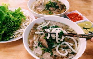 Bánh canh Bến Có tuy là món ăn dân dã, ít người biết đến nhưng chúng lại có hương vị thơm ngon riêng biệt - đặc sản của Trà Vinh lại có nguồn gốc từ một quán ăn ven đường được biết đến từ 30 năm trước nằm trên quốc lộ 53 thuộc ấp Bến Có (xã Nguyệt Hóa, huyện Châu Thành, tỉnh Trà Vinh) nhưng lúc đó chưa có thương hiệu riêng, chỉ gần đây khi nói đến Trà Vinh thì người ta liền nghĩ đến món bánh canh Bến Có. Nguyên liệu gồm xương, giò heo, lòng, tim, gan, cật heo, bún làm từ bột gạo. Gia vị: muối, đường, tiêu, hành, ngò.