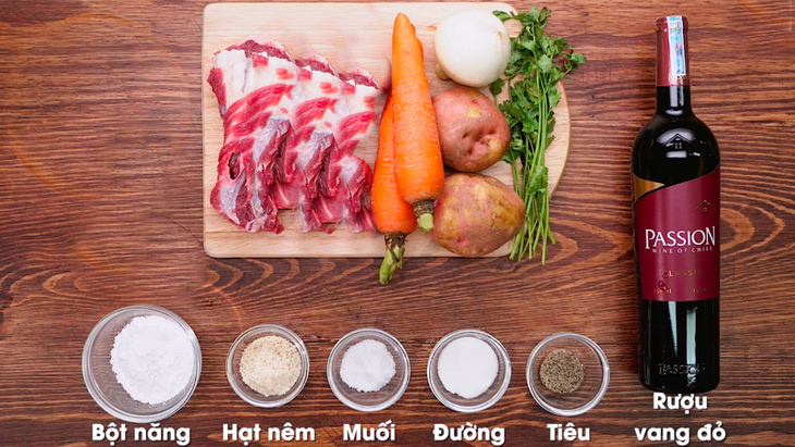 Bò hầm rượu vang - Beef Bourguignon món ăn kiểu Pháp nổi tiếng không những ở châu Âu mà còn khắp nơi trên thế giới. Được coi là món ăn lâu đời của Pháp khi trong quá trình nấu ăn được chế biến với miếng thịt bò béo nấu trong rượu vang đỏ để tạo ra một món hầm được phục vụ ấm hoặc lạnh. Một món ăn hấp dẫn xứng đáng để bạn thử một lần cho bữa cơm gia đình.