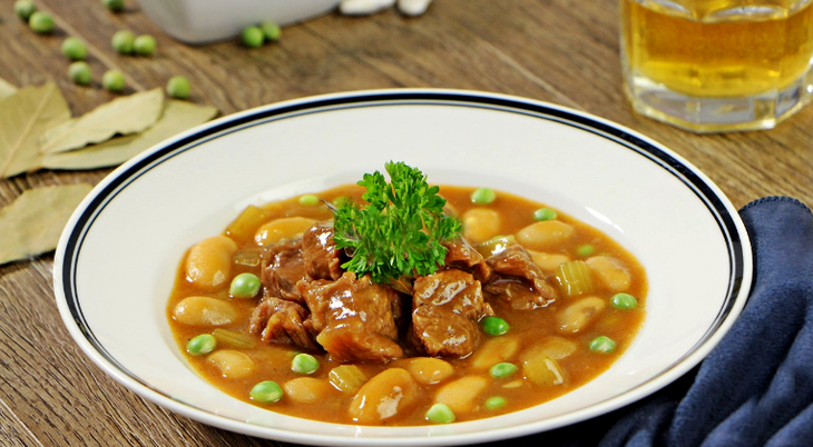 Bò hầm rượu vang - Beef Bourguignon món ăn kiểu Pháp nổi tiếng không những ở châu Âu mà còn khắp nơi trên thế giới. Được coi là món ăn lâu đời của Pháp khi trong quá trình nấu ăn được chế biến với miếng thịt bò béo nấu trong rượu vang đỏ để tạo ra một món hầm được phục vụ ấm hoặc lạnh. Một món ăn hấp dẫn xứng đáng để bạn thử một lần cho bữa cơm gia đình.