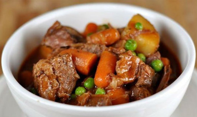 Bò hầm rượu vang - Beef Bourguignon món ăn kiểu Pháp nổi tiếng không những ở châu Âu mà còn khắp nơi trên thế giới. Được coi là món ăn lâu đời của Pháp khi trong quá trình nấu ăn được chế biến với miếng thịt bò béo nấu trong rượu vang đỏ để tạo ra một món hầm được phục vụ ấm hoặc lạnh. Một món ăn hấp dẫn xứng đáng để bạn thử một lần cho bữa cơm gia đình.