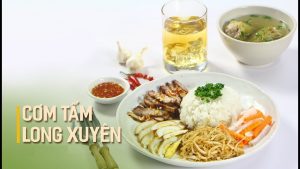 Cơm tấm Long Xuyên đặc biệt và khác lạ hơn các chỗ khác là hạt gạo nó rất nhuyễn và nhỏ hơn rất nhiều. Nếu so sánh chúng với loại tấm ở Sài Gòn chỉ bằng một nửa. Nhưng chúng có hương rất thơm bùi, vị ngọt nhẹ mang đậm vị quê và khi bạn thưởng thức chúng kiểu như tan ra ngay từ đầu lưỡi. Đây cũng là điểm phân biệt của gạo tấm và gạo giã nhỏ, vì cho dù cùng một loại gạo thì gạo giã nhỏ khi nấu cũng không ngon và bổ dưỡng được như gạo tấm, vì đó đơn thuần là thân hạt gạo vỡ nhỏ chứ không phải phần đầu hạt gạo.