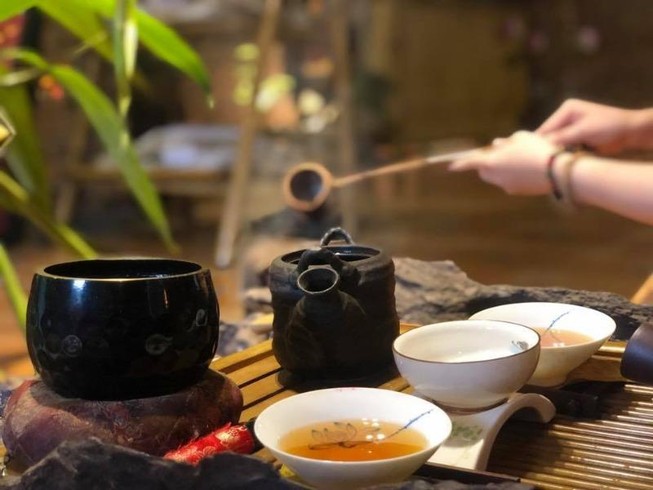 Trà olong hay chúng còn cái tên gọi khác là Ô Long hay là Oolong, (Hán văn giản thể: 乌龙; Hán văn phồn thể: 烏龍 pinyin: wūlóng) là một trà truyền thống Trung Quốc (Camellia sinensis) sản xuất thông qua một quá trình độc đáo như phơi lá chè cho héo dưới ánh mặt trời và quá trình oxy hóa mạnh mẽ trước khi sấy.