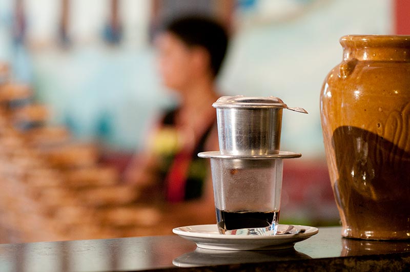Pha chế cafe với các cách trên thế giới là trải nghiệm một hoạt động nghệ thuật độc đáo và tuyệt vời. Vì chúng ta phải làm sao vừa giữ được hương vị cafe, vừa thể hiện được đặc trưng về ẩm thực và nét riêng vốn có của đất nước đó.