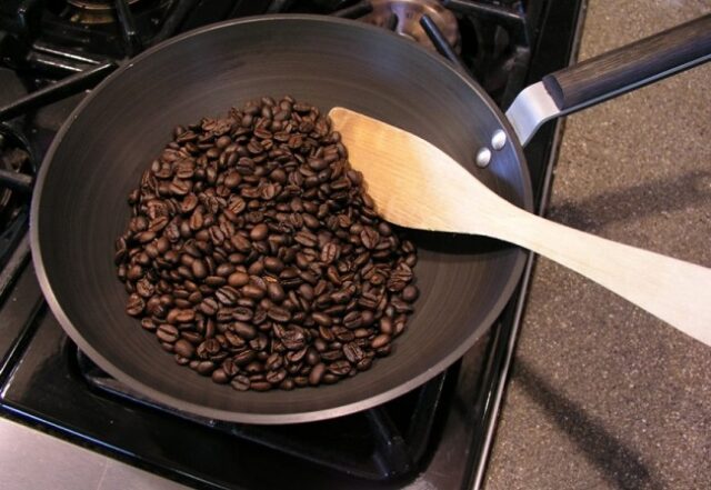 Rang cà phê là quá trình quan trọng vì chúng sẽ quyết định đến hương vị, ảnh hưởng đến mùi thơm, độ đậm nhẹ và cả hậu vị vương lại của cà phê. Và ở một phương diện nào đó, thường khiến ta liên tưởng đến thuật giả kim, mặc dù những người Ethiopia đầu tiên đã rang cà phê cách nay hàng trăm năm, nhưng có rất ít văn bản mô tả khoa học về quá trình rang.