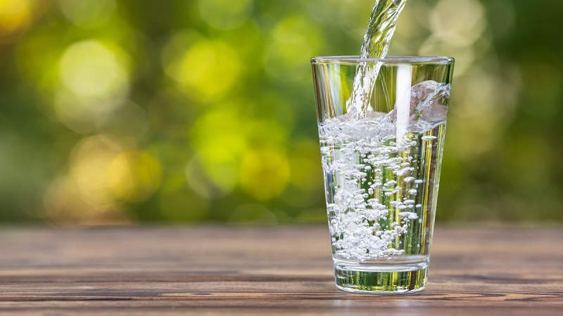 Cách uống nước thường xuyên và đúng cách sẽ có các tác dụng kì diệu lên cơ thể, làn da,.. vì 75% trọng lượng cơ thể chúng ta là nước. Chúng ta đã nghe nói nhiều đến việc nước chiếm giữ tỉ lệ quan trọng trong cấu tạo cơ thể.
