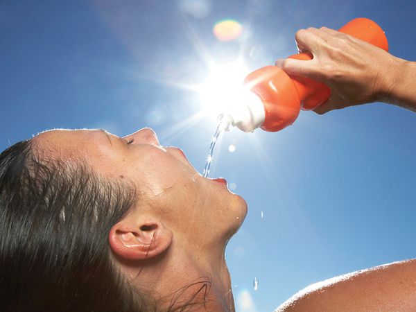 Cách uống nước thường xuyên và đúng cách sẽ có các tác dụng kì diệu lên cơ thể, làn da,.. vì 75% trọng lượng cơ thể chúng ta là nước. Chúng ta đã nghe nói nhiều đến việc nước chiếm giữ tỉ lệ quan trọng trong cấu tạo cơ thể.