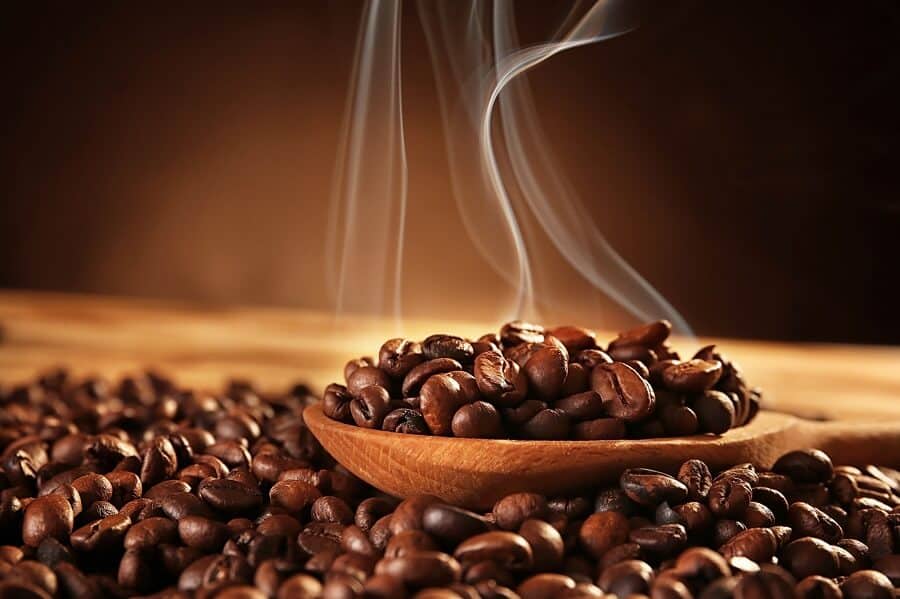 Rang cà phê mọi người nghĩ là việc đơn thuần, không khó nhưng để rang ra được đúng chuẩn thì cần đòi hỏi nhiều kỹ thuật và sự khéo léo của người thực hiện để có được hạt cà phê tròn trĩnh và đậm vị.