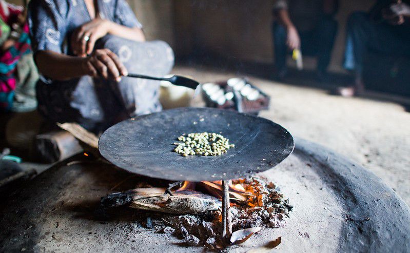 Rang cà phê mọi người nghĩ là việc đơn thuần, không khó nhưng để rang ra được đúng chuẩn thì cần đòi hỏi nhiều kỹ thuật và sự khéo léo của người thực hiện để có được hạt cà phê tròn trĩnh và đậm vị.