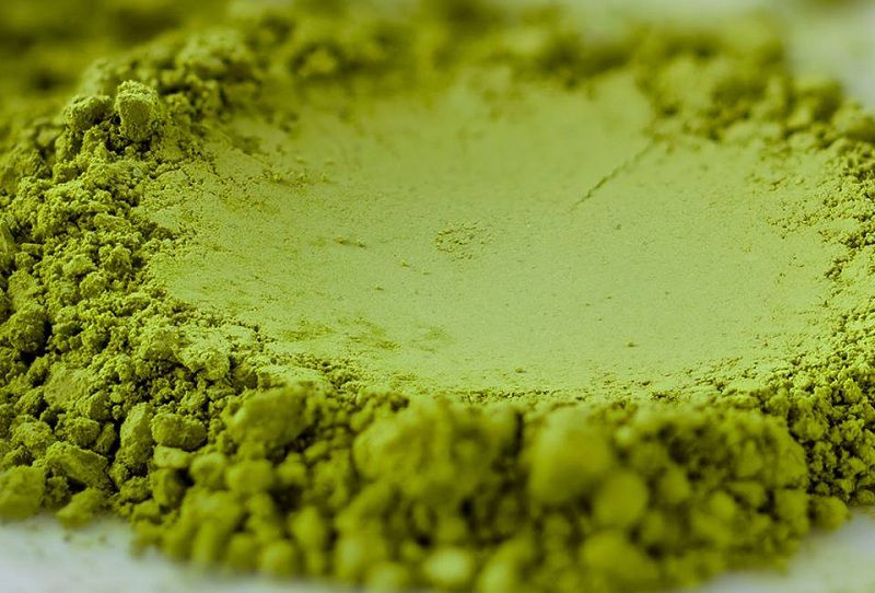 Bột trà xanh (Green tea power) là 1 loại lá trà được xay nhuyễn, sơ chế qua nhiều giai đoạn khác nhau nhưng vẫn giữ nguyên được màu sắc cũng như dưỡng chất có trong trà tốt cho sức khỏe. Khác với Matcha được chế biến từ trà Tencha hoặc Gyokuro, thì đối với trà xanh sẽ được sản xuất từ Sencha hoặc Bancha.