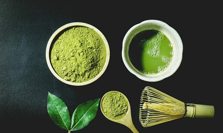 Bột trà xanh (Green tea power) là 1 loại lá trà được xay nhuyễn, sơ chế qua nhiều giai đoạn khác nhau nhưng vẫn giữ nguyên được màu sắc cũng như dưỡng chất có trong trà tốt cho sức khỏe. Khác với Matcha được chế biến từ trà Tencha hoặc Gyokuro, thì đối với trà xanh sẽ được sản xuất từ Sencha hoặc Bancha.