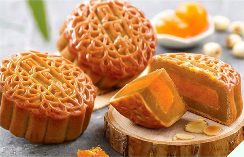 Bánh trung thu có nguồn gốc từ Trung Quốc, có tên gọi là Nguyệt Bính (月餅). Trong tiếng Anh ta hay gọi bánh với cái tên là Moon Cake, hiểu đơn giản là "bánh mặt trăng".