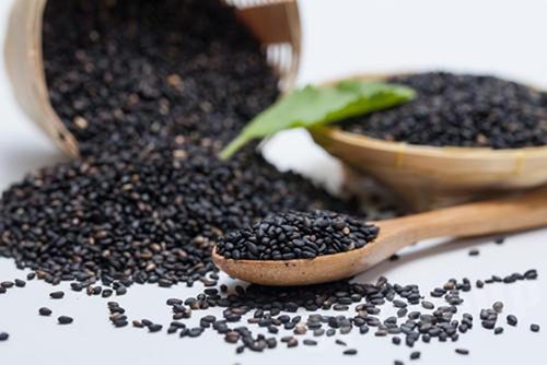 Hạt mè đen, vừng đen hay còn được gọi với cái tên là Hắc chi ma, là 1 loại gia vị đã xuất hiện khá lâu và hiện chúng khá phổ biến, có mặt ở hầu hết các gian bếp trong gia đình.