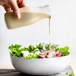 Nước sốt salad được coi là "linh hồn" của món salad, chúng khá quan trọng làm món ăn trở nên khác biệt và đặc sắc.