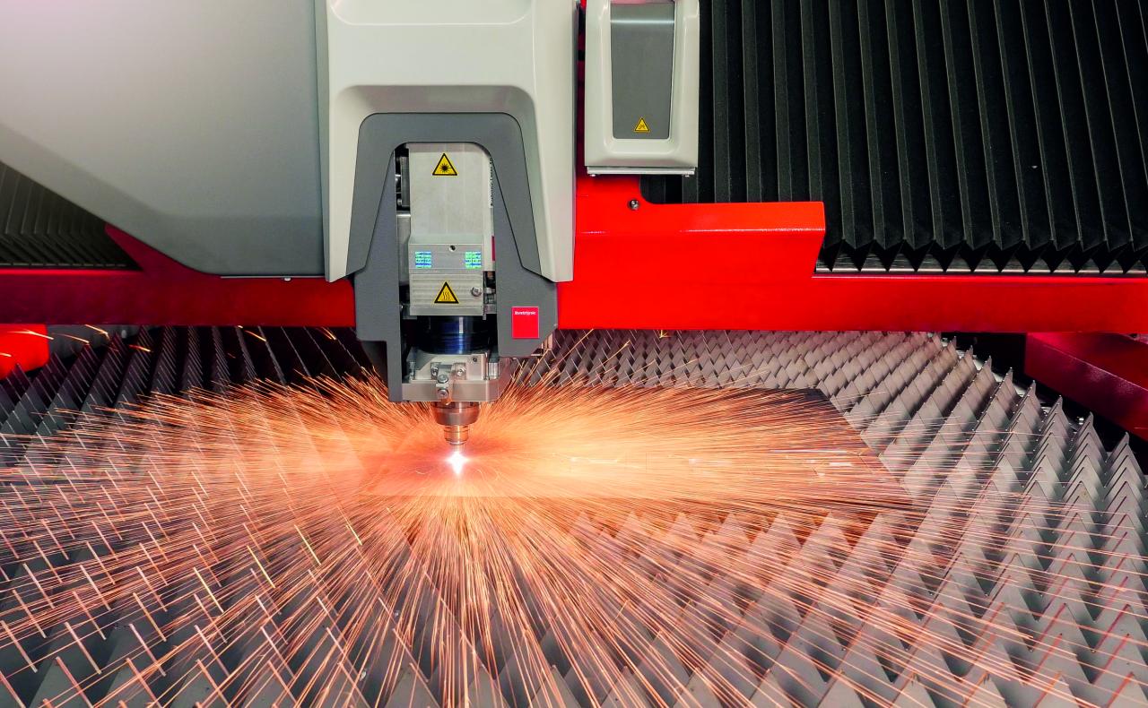 Máy cắt laser sử dụng một chùm tia laser mạnh để cắt hoặc khắc các vật liệu khác nhau.