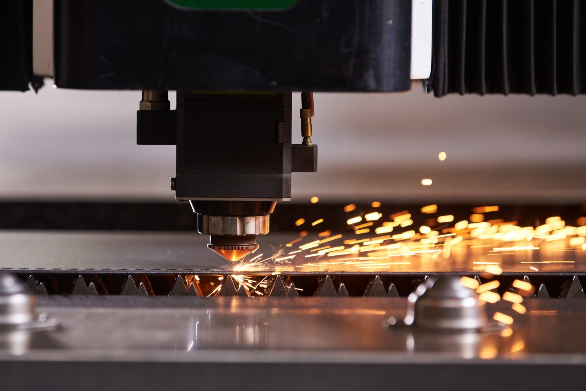 Nguyên lý cắt laser dựa trên việc sử dụng một chùm tia laser có năng lượng cao để cắt các loại vật liệu