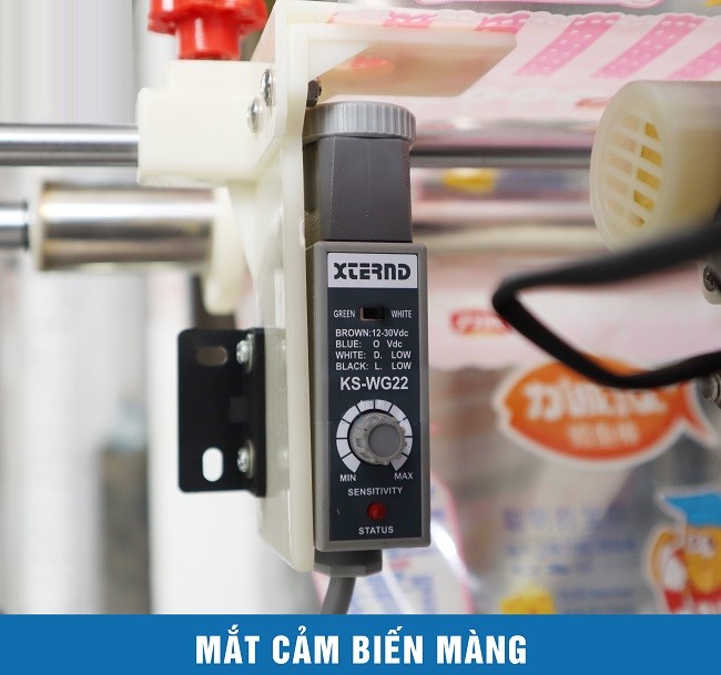 Máy đóng gói 3 biên là một thiết bị công nghiệp, được sử dụng để đóng gói sản phẩm hoặc hàng hóa bằng cách đóng gói từ ba phía hoặc ba hướng khác nhau.