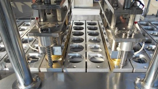 Máy đóng gói sữa chua là một thiết bị tự động hoặc có thể là bán tự động, được thiết kế để đóng gói sữa chua vào các đồ hộp, túi, hoặc lọ, giúp tăng cường quy trình sản xuất và đảm bảo sự hiệu quả trong việc bảo quản sản phẩm.