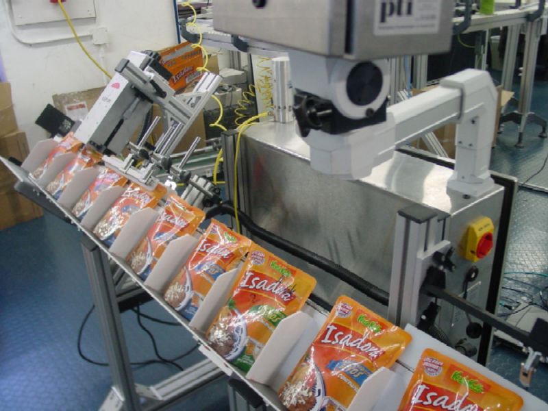 Máy đóng gói bao bì thực phẩm là thiết bị công nghiệp, có thiết kế để tự động hóa quá trình đóng gói sản phẩm thực phẩm vào bao bì. Mục tiêu của máy đóng gói là tăng cường hiệu suất, chất lượng đóng gói, và giảm tối đa sự can thiệp của con người trong quá trình đóng gói.