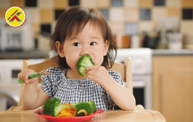 Bé gái ăn rau sạch an toàn