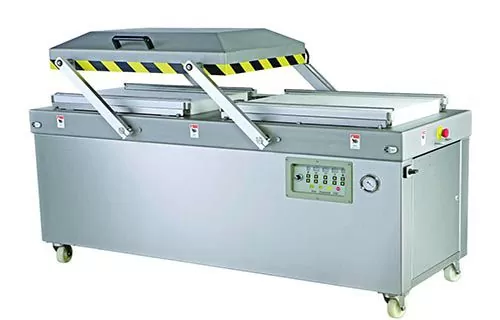 Chân không được xem là môi trường lí tưởng trong mọi lĩnh vực. Với thực phẩm công nghiệp cũng vậy, công nghệ hút chân không nói chung và máy đóng gói chân không nói riêng đã được ứng dụng trong việc bảo quản thực phẩm đã giải quyết những hạn chế như quá trình oxi hóa, vi sinh vật trong không khí, độ ẩm cao... Với điều kiện thông thường, quá trình oxi hóa sẽ xảy ra với thực phẩm. Đặc biệt là đối với thịt, cá, rau củ hay các loại trái cây,..., độ tươi ngon ban đầu không kéo dài được lâu, bên cạnh đó thời gian bảo quản cũng hạn chế. Vì vậy công nghệ hút chân không tân tiến đã hút sạch không khí sau đó đóng gói túi giúp sản phẩm cần bảo quản tránh được vi khuẩn xâm nhập và các tác động ngoại cảnh, giúp thời gian bảo quản tăng lên rất nhiều. Chính vì điều đó mà máy đóng gói hút chân không công nghiệp đã ra đời để đáp ứng nhu cầu bảo quản thực phẩm, đặc biệt là cho các cơ sở sản xuất đóng gói thực phẩm. Hãy cùng An Thành tìm hiểu rõ hơn để biết thêm thông tin, công dụng của máy! Máy đóng gói hút chân không công nghiệp là gì? Máy đóng gói hút chân không công nghiệp là dòng máy hút chân không với công suất lớn được thiết kế và hoạt động, bao gồm hai thành phần bộ phận chính là: Máy bơm chân không giúp hút chân không bên trong không gian bao bì bảo quản thực phẩm. Bộ gia nhiệt giúp đóng và hàn kín miệng túi bọc sản phẩm bởi bộ điều khiển có lực hút với công suất lớn. Thiết bị dùng lực hút lớn của máy loại bỏ hết không khí, tạo môi trường chân không bên trong môi trường như chai/lọ/túi nilong,... Giảm tối đa quá trình oxi hóa, giúp bảo quản thực phẩm lâu nhất có thể Máy còn có chức năng tự động hàn miệng túi giúp thực phẩm lưu giữ lại bên trong không bị vi khuẩn hay ký sinh trùng xâm nhập, cũng như hạn chế nhiễm bẩn bởi môi trường bên ngoài. Chất lượng vệ sinh của thực phẩm được giữ tươi mới, đảm bảo nguyên vẹn màu sắc, hương vị được lâu dài hơn. Nguyên lí hoạt động của máy: Máy sẽ hút hết không khí ra khỏi túi đựng, tạo môi trường chân không giúp sản phẩm không bị oxi hóa, ẩm mốc, tránh các tác động của vi khuẩn từ đó thời gian bảo quản tăng lên đáng kể. Các máy chân không có công suất lớn vì thế có thể hoạt động trong thời gian dài phù hợp với môi trường sản xuất và đóng gói sản phẩm hàng loạt có quy mô số lượng lớn. Đây chính là công cụ hỗ trợ đắc lực tại các nhà máy, xí nghiệp kinh doanh thực phẩm…