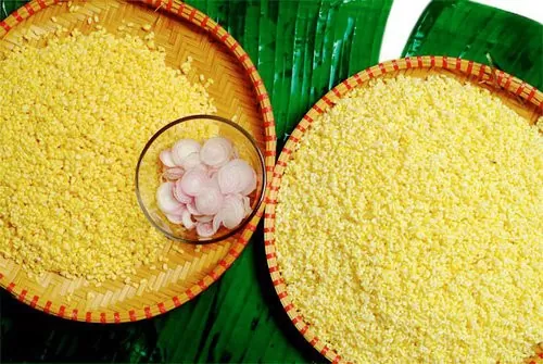 Bạn ngâm đậu xanh trong nước khoảng 4 tiếng để đậu nở mềm và loại bỏ đi những hạt đậu bị lép, sâu mọt… Tương tự như cách sơ chế gạo nếp, sau khi vớt đậu ra và để ráo thì bạn cũng cho 4g muối vào đậu xanh rồi xóc đều.