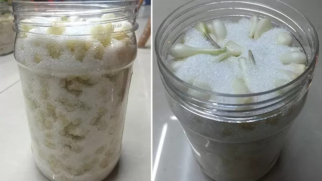 Bạn chuẩn bị 1 chiếc lọ to để bắt đầu ngâm kiệu. Các bạn cho lần lượt cứ 1 lượt củ kiệu, 1 vài lát cà rốt và ớt thì 1 lớp đường. Cứ thế cho đến khi hết kiệu thì bạn cho 1 lớp đường dày lên trên cùng. Sau đó đậy nắp lại bảo quản nơi khô ráo thoáng mát khoảng 2 tuần đường tan hết và ngâm vào củ kiệu thì có thể ăn được rồi.