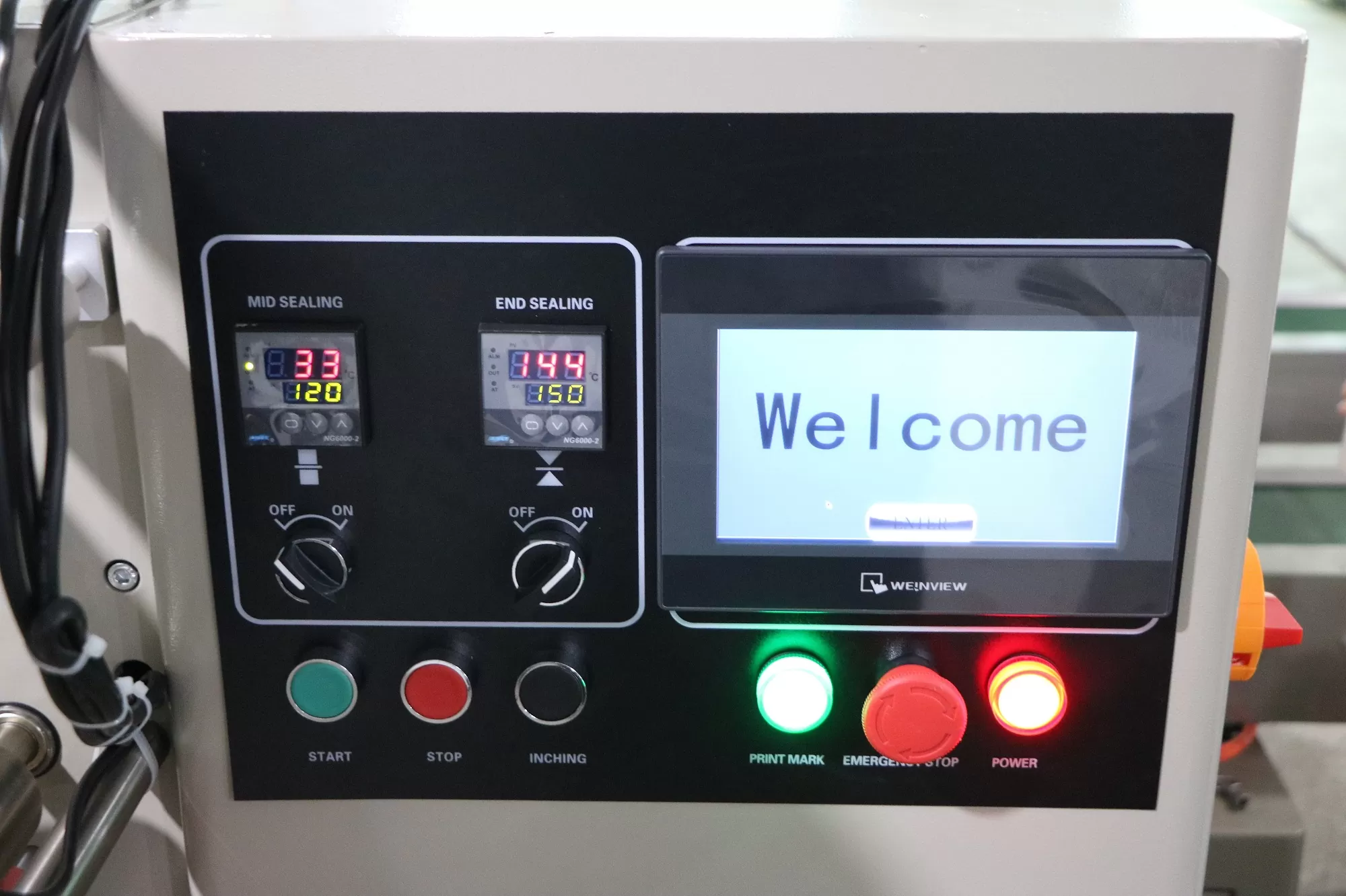 Cách thức hoạt động của thiết bị: Băng tải hoạt động: Là chìa khóa cơ khí trong bộ phận của thiết được làm bằng thép không gỉ, phù hợp với thực phẩm QS. Bảng tải truyền mọi hoạt động từ khâu đóng gói xúc xích đến với nhân công để sắp xếp phù hợp bỏ vào thùng Thiết bị làm phồng túi: Tự động cuộn phim hình thành hình dạng túi, linh hoạt trong sản xuất với các dạng kích thước khác nhau và thuận tiện cho cơ sở là không cần điều chỉnh quá nhiều lần cho các sản phẩm khác nhau nên tiết kiệm được thời gian Màn hình cảm ứng: Được cài đặt với nhiều ngôn ngữ khác nhau nên có thể điều chỉnh sao cho phù hợp môi trường làm việc của bạn. Màn hình cảm ứng với kích thước lớn nên dễ dàng cài đặt, hiện thị rõ các thông số và có thể dừng mọi hoạt động chỉ với một nút bấm Dao cắt và niêm phong sản phẩm: Bộ phận dao hoạt động liên tục để cắt sản phẩm sao cho đúng vị trí Định hình vị trí: Sử dụng bên ngoài phim vị trí cấu trúc, bao bì phim cài đặt là đơn giản hơn và một cách nhanh chóng hơn cho việc sản xuất