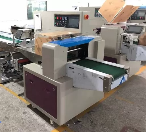 Sơ lược về máy thối khí dạng nằm ngang: Dòng sản phẩm này được sử dụng phổ biến để đóng gói các loại thực phẩm dạng khô hoặc tươi, như bánh trung thu, bimbim, bột ngũ cốc, socola, bánh kẹo, bánh mì, bánh quy, thuốc, gia vị dạng bột,…. Nhờ khả năng thổi khí Nito vào túi, máy đóng gói bimbim giúp thực phẩm được bảo quản lâu hơn mà vẫn giữ được hương vị và màu sắc vốn có của chúng. Thông số kỹ thuật của máy đóng gói bánh thổi khí Nito: Tốc độ đóng gói: 35 – 180 sản phẩm / phút. Kích thước túi: 80 – 240mm (dài), 30 – 130mm (rộng), 5 – 45 (dài). Độ rộng của màng film: 80 – 300mm. Chất liệu màng đóng gói: OPP, CPP, PT, PE, KPT, CPP, ALU – FOIL. Công suất thiết bị gia nhiệt: 2.4kW. Công suất động cơ: 0.2 – 0.4kW. Tổng công suất máy: 3kW. Kích thước máy: 4000*950*1600mm. Trọng lượng: 600kg.