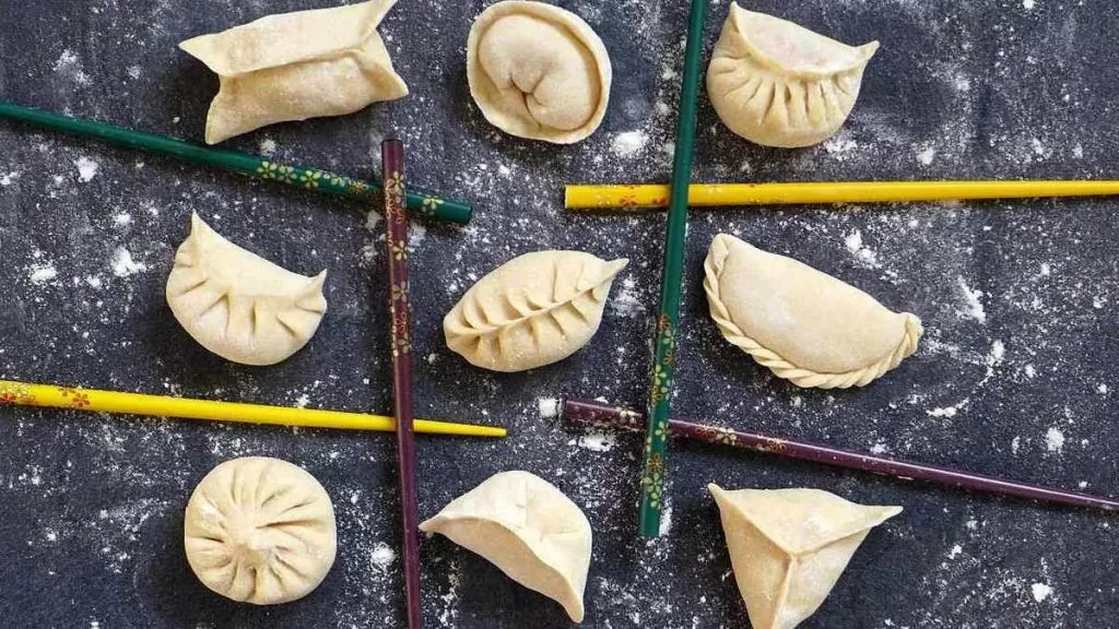Một số loại nước chấm khác nhau cho bạn lựa chọn: Các loại nước chấm há cảo rất đa dạng, tuy nhiên không khó để bạn dễ dàng chế biến tại nhà 3 loại nước xốt ăn kèm điển hình và phổ biến nhất sau đây: – Xốt cà chua: được kết hợp giữa cà chua chín, hành tím và các loại gia vị cần thiết như muối, đường, nước mắm, tiêu, bột ngọt, dầu ăn… – Xốt mayonnaise gồm: lòng đỏ trứng gà, giấm trắng, đường, muối, nước cốt chanh và dầu ăn. – Nước tương hoặc tương ớt Cách làm há cảo và các điều nên lưu ý: Không nên cho quá nhiều bánh vào nồi cùng một lúc thì bánh sẽ dính lại với nhau. Khi nồi sôi có thể cho thêm một chút muối để bánh thêm đậm đà hơn. Dùng thìa khuấy nhẹ nhàng để tránh bánh bám vào đấy nồi làm cho bánh sẽ bị vỡ ra. Khi nước sôi, thêm 1 bát nước lạnh nhỏ vào nồi, đậy nắp và đun sôi 1 lần nữa đến khi bánh nổi lên thì vớt ra. Bánh há cảo không chỉ có há cảo hấp còn có há cảo chiên với lớp vỏ giòn rụm, nhân bánh không bi khô mà đậm đà mềm mịn. Có thể làm bánh há cảo chiên để thay đổi thực đơn trong gia đình làm cho các thành viên trong nhà không cảm thấy nhàm chán khi chỉ ăn một món. Há cảo tùy theo mỗi quốc gia có cách chế biến, gia vị khác nhau. Há cảo kiểu Việt Nam khi chín có độ trắng trong và ăn mềm Há cảo kiểu Nhật khi ăn bánh vẫn còn giòn tan như cái giòn của vỏ bánh xèo. Cách làm há cảo cũng từ một nguồn há cảo gốc Trung Hoa khi đến các nước khác, nó được biến hoá cho phù hợp với văn hóa của đất nước đó mà trở nên đa dạng hơn. Há cảo sau khi cuốn được chiên giòn trong dầu vàng ươm, giòn tan, ăn rất ngon miệng. Nếu muốn thay đổi khẩu vị bạn có thể làm món há cảo chiên. Bạn vẫn làm há cảo như cách trên sau đó rán há cảo trong chảo ngập dầu. Một lưu ý nho nhỏ là các bạn nên đợi dầu nóng già (nhúng thử đũa thấy sủi tăm) rồi mới nên thả há cảo vào rán, vì nếu thả sớm há cảo dễ bị úng dầu, khi ăn sẽ mau ngán. Vỏ há cảo chiên giòn phồng căng, chuyển màu vàng ruộm và có độ giòn thì các bạn vớt ra đặt lên giấy thấm dầu,rồi vớt ra đĩa cùng với rau thơm, vài lát ớt trang trí và thưởng thức. Ngoài ra, trong các siêu thị hiện nay có rất nhiều loại được bày bán với cách đóng gói vô cùng đẹp mắt. Chất lượng được đảm bảo cho khách hàng. Máy đóng gói bao bì An Thành được nhiều người biết đến với chuyên nghiệp, uy tín và chất lượng vượt trội. Bạn có thể theo dõi An Thành để tìm hiểu các loại bánh khác nhau hoặc các loại máy đóng gói nếu bạn đang có nhu cầu sử dụng. Chúng tôi với đội ngũ chuyên nghiệp, sẽ tư vấn và tìm cho bạn chiếc máy phù hợp với nhu cầu và mục đích sử dụng của bạn Bạn có liên hệ với chúng tôi qua các liên lạc sau: CÔNG TY TNHH THƯƠNG MẠI DỊCH VỤ AN THÀNH Địa chỉ: Số 129 Đường Tây Lân, P. Bình Trị Đông A, Quận Bình Tân, TP.HCM Email: anthanhsale01@gmail.com Hotline (zalo) : +84 903103922 Website: https://www.packvn.com/ – https://maydonggoi.vip/ Facebook: https://www.facebook.com/maydonggoianthanh Pinterest: https://www.pinterest.com/donggoianthanh/_saved/ Instagram: https://www.instagram.com/maydonggoianthanh/ Twitter:https://twitter.com/donggoianthanh Linkedin: https://www.linkedin.com/in/may-dong-goi-bao-bi-an-thanh/ Youtube: Máy đóng gói An Thành – YouTube.