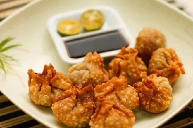 Cách làm há cảo há cảo chiên giòn rụm cho bạn muốn đổi vị: Ngoài món há cảo hấp, bạn có thể biến tấu một chút để có món há cảo chiên ăn đổi vị. Sau khi cho nhân vào vỏ há cảo và tạo hình đẹp mắt. Bạn có thể hấp sau đó đem đi chiên hoặc đem đi chiên trực tiếp luôn cũng không thành vấn đề gì Bạn cho cho há cảo vào chiên ngập dầu cho đến khi chuyển sang màu vàng thì vớt ra. Món há cảo chiên có lớp vỏ căng phồng, giòn rụm, nhân bên trong không bị khô mà thơm mềm, đậm đà, ăn cùng các loại rau sống để chống ngán, chấm với nước mắm pha, nước tương hay tương ớt đều được.