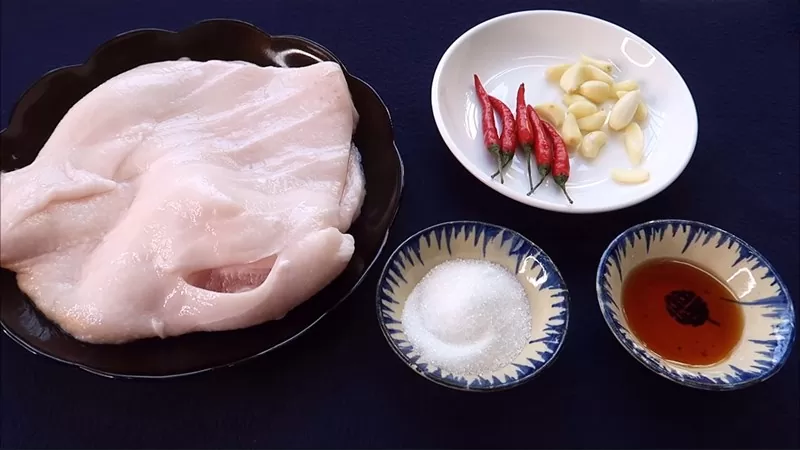 Tóp mỡ rim nước mắm là món ăn vặt nghe thôi đã thấy thèm. Đừng quá lo lắng kh ăn chúng sẽ tăng cân hay ngán nhé! Cách chế biến đa dạng với các nguyên liệu dễ tìm và phụ liệu đơn giản như nước mắm, tỏi ớt,...ta sẽ cho ra đời món ăn mà khi thưởng thức sẽ làm cho bạn khó quên Nguyên liệu làm tóp mỡ rim nước mắm: Mỡ heo 500 gr Ớt băm nhỏ 5 trái Tỏi băm nhỏ 10 tép Nước mắm 2 muỗng canh Muối/Đường 1 ít Nguyên liệu làm tóp mỡ rim nước mắm Cách chọn mua mỡ heo ngon, không có mùi khó chịu: Chọn mỡ có màu trắng đục, có độ đàn hồi tốt, lớp bì căng, dầy và không bị ngả màu. Bạn nên chọn mua phần mỡ gáy của heo để khi thắng thì mỡ sẽ được vàng giòn và nước mỡ cũng sẽ béo, thơm hơn. Để mua được mỡ có chất lượng tốt nhất nhưng vẫn đảm bảo vệ sinh an toàn thì bạn nên mua tại các cửa hàng, quầy thực phẩm, siêu thị, chợ lớn uy tín, có dấu kiểm duyệt. Không mua mỡ có dấu hiệu bị ngâm hóa chất, mỡ bị chảy dịch và có mùi hôi khó chịu. Cách chế biến tóp mỡ rim nước mắm: Sơ chế mỡ heo: Mỡ heo khi mua về, để khử bớt mùi hôi, bạn xát sơ với 1 ít muối rồi rửa sạch với nước. Bắc chảo lên bếp cùng khoảng 100 ml nước, bạn đun sôi rồi cho mỡ heo vào trụng sơ khoảng 5 phút cho mỡ săn lại, sau đó vớt ra để cho thật ráo nước Mỡ sau khi trụng sơ và để ráo để tránh bị văng khi thắng mỡ, bạn cắt thành miếng vuông dày khoảng khoảng 2 đốt ngón tay. Mách nhỏ: Cắt tóp mỡ thành miếng to để khi thắng lên, miếng tóp mỡ sẽ teo lại vừa ăn và không bị cháy. Để hạn chế việc bị bắn dầu, bạn để để mỡ thật ráo nước trước khi chế biến tiếp. Thắng mỡ heo: Bắc chảo lên bếp, bạn cho phần mỡ đã cắt vào và đảo đều liên tục ở lửa vừa. Khi tóp mỡ đã ra hết nước mỡ, bạn chiên thêm khoảng 1 phút nữa cho tới khi vàng giòn thì vớt ra giấy ăn để thấm bớt dầu. Lưu ý: Bạn nên cẩn thận khi thắng mỡ heo vì nước mỡ dễ bắn lên sẽ gây bỏng đấy! Đối với các loại chảo gang hay chảo inox, khi cho tóp mỡ vào sẽ bị dính vào đáy chảo ở giai đoạn đầu. Bạn nên để mỡ tự thắng trong khoảng 1 phút tới khi miếng tóp mỡ vàng giòn 1 mặt rồi hãy đảo đều để không bị nát. Nên chú ý đừng để quá vàng mới tắt lửa và để khi nguội hẳn chúng sẽ cháy đen gây khó chịu khi ăn Rim tóp mỡ: Trên cùng chảo thắng mỡ vừa rồi, bạn cho bớt nước mỡ ra và chỉ để lại 1 muỗng canh rồi phi thơm phần tỏi băm. Khi tỏi đã vàng và tỏa mùi, bạn cho 2 muỗng canh đường cùng 2 muỗng canh nước mắm vào và đảo đều ở lửa nhỏ cho đường tan ra. Giảm lửa nhỏ, cho nước mắm vừa pha chế vào, đảo đều tay. Khi nước mắm sền sệt thò cho tóp mỡ vào, đảo nhanh tay và liên tục. Sau đó, bạn cho phần ớt băm vào, đảo đều rồi cho phần tóp mỡ đã thắng vào, trộn đều để phần nước sốt áo đều lên tóp mỡ. Rim khoảng 1 phút thì tắt bếp và cho ra đĩa. Mách nhỏ: Tùy vào khẩu vị của gia đình mà bạn có thể điều chỉnh lại lượng ớt và gia vị thêm vào cho phù hợp nhé! Tóp mỡ rim nước mắm có thể múc ra đĩa ăn ngay với cơm trắng. Hoặc nếu làm quá nhiều thì bạn đợi tóp mỡ nguội hẳn thì cho vào hũ thủy tinh đậy kín, để ăn dần. Tóp mỡ có thể giữ được trong khoảng 1 – 2 tuần nếu để ở bên ngoài, nhưng tốt nhất bạn nên để trong ngăn mát tủ lạnh, vừa giữ được lâu vừa nguyên chất lượng, hương vị. Thành phẩm: Món tóp mỡ rim mắm tỏi ớt khi hoàn thành sẽ có màu nâu vàng vô cùng đẹp mắt. Miếng tóp mỡ giòn thấm đều hương vị của tỏi ớt khi ăn cùng với cơm trắng sẽ rất hấp dẫn đấy. Món tóp mỡ rim nước mắm giòn thơm, hơi béo, lại đậm đà vị mặn ngọt. Mặc dù dân dã, bình dị nhưng đảm bảo là món ăn tốn cơm. Món ăn rẻ tiền không hẳn là không ngon Lưu ý: Món tóp mỡ ngon phải chú trọng đến khâu chọn nguyên liệu. Bạn cần chọn phần thịt mỡ thăn hoặc phần ba chỉ, mỡ chắc, trắng bóng, khổ dày mà lại có chút thịt giúp món ăn thơm ngon và bớt ngấy. Hãy thử vào bếp và thực hiện món ăn đơn giản này nhé! Thành phần dinh dưỡng có trong món tóp mỡ rim nước mắm: Tóp mỡ tuy không được khuyến khích làm món chính, nhưng lại là món ăn vặt tuyệt vời bởi có hàm lượng chất đạm cao, và lượng chất béo thấp hơn hầu hết các món ăn vặt khác. Các chất béo trong tóp mỡ đa phần cũng là chất béo không no, rất ít ảnh hưởng tới lượng mỡ máu. Dù ít gây hại hơn các món ăn vặt khác, tuy nhiên các chuyên gia vẫn khuyên bạn không nên ăn thường xuyên hay quá nhiều món tóp mỡ chiên mắm. Bởi dù sao thì các món chiên xào vẫn cung cấp nhiều chất béo và calori, có thể dẫn tới các bệnh về tim mạch hay gút, loãng xương nếu ăn nhiều. Hãy có chế độ ăn uống phù hợp để đảm bảo sức khỏe nhé. Tóp mỡ rim nước mắm là món ăn bình dị, rẻ tiền nhưng không hề kém hấp dẫn. Trên đây, An Thành đã hướng dẫn các bạn cách làm tóp mỡ rim nước mắm giòn ngon, đậm đà rồi nhé! Hẳn khi nghĩ tới thịt mỡ ai cũng tặc lưỡi lắc đầu vì nghĩ rằng nó quá ngấy, quá béo. Đó là bạn chưa biết đến tuyệt chiêu làm tóp mỡ ngon rồi. Những món tóp mỡ như tóp mỡ rim nước mắm, tóp mỡ cháy tỏi, món mắm kho quẹt tóp mỡ, tóp mỡ xào dưa chua, … bình dị nhưng nhìn thôi cũng ứa nước miếng rồi. Hãy theo dõi chúng tôi để có thể tìm hiểu nhiều hơn các cách làm món ăn mới nhé! Hoặc nếu bạn quan tâm đến máy đóng gói, bạn có thể liên hệ chúng tôi để được hỗ trợ và tư vấn cho mình nhé! CÔNG TY TNHH THƯƠNG MẠI DỊCH VỤ AN THÀNH Địa chỉ: 47/80 Ao Đôi, Khu Phố 06, Phường Bình Trị Đông A, Quận Bình Tân, TP.HCM Email: anthanhsale01@gmail.com Hotline (zalo) : +84 903103922 Website: https://www.packvn.com/ – https://maydonggoi.vip/ Facebook: https://www.facebook.com/maydonggoianthanh Pinterest: https://www.pinterest.com/donggoianthanh/_saved/ Instagram: https://www.instagram.com/maydonggoianthanh/ Twitter:https://twitter.com/donggoianthanh Linkedin: https://www.linkedin.com/in/may-dong-goi-bao-bi-an-thanh/ Youtube: Máy đóng gói An Thành – YouTube.