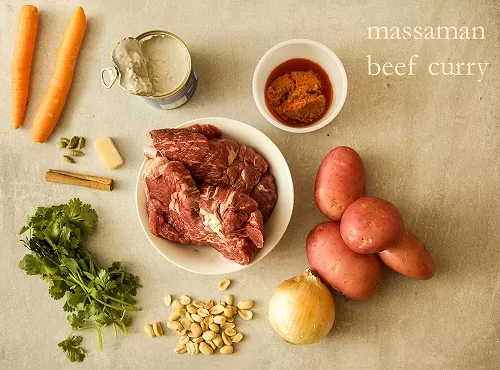 Cà ri Massaman được biết là một trong những món ăn nổi tiếng nhất của Thái Lan. Được làm từ nhiều gia vị khác lạ và nó không thường sử dụng trong chế biến cà ci như là Bạch đậu khấu, nhục đậu khấu, thì là, lá nguyệt quế, ớt khô, hạt ngò, sả, riềng, tiêu trắng…Thịt gà chính là nguyên liệu chính để làm ra món ăn này. Tuy nhiên thì thịt vịt, bò, cừu, dê hoặc là lợn cũng có thể sử dụng thay thế để biến tấu hương vị món ăn thêm phần đa dạng. Nhanh tay đặt vé máy bay đi thái lan giá rẻ khám phá món ăn độc đáo này. Mới đây thì CNN đã xếp hạng cà ri Massaman số 1 trong danh sách 50 món ăn ngon nhất trên thế giới. Trước đó thì món ăn này cũng xếp thứ nhất trong danh sách các món ăn ngon nhất thế vào năm 2011, 2018. Tìm hiểu về nguồn gốc món cà ri Massaman: Được biết là cà ri Massaman là một món ăn có nguồn gốc đạo Hồi theo luật chế độ ăn uống của tôn giáo này. Món cà ri cũng thường được thực hiện với thịt gà. Thịt lợn bị cấm trong hồi giáo. Mặc dù vậy thế nhưng có nhiều người không theo đạo này đã thay đổi bằng cách sử dụng các nguyên liệu khác. Đối với những người ăn chay sẽ sử dụng thêm đậu phụ, thay thế mắm tôm bằng nước mắm thực vật. Thực chất món cà ri Massaman không phải có nguồn gốc từ Thái Lan. Vào khoảng thế kỷ thứ 17 khi mà các nguyên liệu như là bạch đậu khấu, quế và đinh hương, sao hồi… được du nhập vào Thái Lan bởi các thương nhân Hồi Giáo. Sau đó thì chính đã được kết hợp với các sản phẩm và hương vị địa phương như là ớt khô, hạt rau mùi và sả, riềng cùng với tiêu trắng, mắm tôm, hẹ và tỏi để tạo ra món cà ri Massaman. Cà ri lần đầu tiên được biến tấu với kem dừa sau đó thì mới cho thêm thịt, khoai tây và hành tây, nước mắm, hoặc muối, đường, nước cốt dừa và lạc. Massaman thường được ăn cùng với cơm và các món ăn khác. Không chỉ có thế các phiên bản truyền thống khác còn sử dụng cam, nước cam hoặc là nước ép dứa đẻ làm thành phần bổ sung. Món cà ri được ca tụng trong một bài thơ từ cuối thế kỷ 18 của hoàng tử Itsarasunthon, sau này là vua Rama II (1767-1824). Bài thơ được cho là dành riêng cho công chúa Bunrot, nữ hoàng Sri Suriyendra, vợ vua Rama II sau này. Khổ thơ thứ hai của bài thơ tạm dịch: “Massaman, cà ri yêu quý của tôi, có mùi thơm của thì là và gia vị mạnh mẽ…”. Nguyên liệu cần để làm món cà ri Massaman: + Thịt bò: 0,5kg + Khoai lang hoặc khoai tây: 3 củ + Nước cốt dừa :1 trái + Gia vị cà ri vàng + Pate massaman + Củ sả + Cà rốt, củ hành, tỏi, hành tây, ngò + Đậu phộng + Gia vị: Hạt nêm, đường, muối, ớt Cách bước làm cà ri massaman: Bước 1: Thịt bò rửa sạch với nước muối loãng, sau đó cắt thành miếng vuông nhỏ vừa ăn, ướp thịt với gói gia vị cà ri khoảng 30 phút. Khoai lang gọt bỏ vỏ, rửa sạch, cắt miếng vuông nhỏ như thịt bò Bước 2: Lột bỏ vỏ hành, tỏi băm nhuyễn. Bắc chảo lên bếp cho dầu vào đợi dầu sôi rồi bỏ hành tỏi vào phi thơm. Cho pate massaman, đậu phộng và thịt bò vào xào nhanh, khi thịt hơi săn lại, các bạn cho khoai lang và phần gia vị cà ri còn lại vào rồi đảo đều. Bước 3: Dùng nồi đun sôi nước cốt dừa, đập xả bỏ vào. Sau đó đổ phần nước cốt dừa vào chảo thịt rồi tiếp tục đun nhỏ lửa từ 20-25 phút. Bạn nên nhớ gia vị them đường, muối, hạt nêm, bọt ngọt cho món ăn them đậm đà. Vậy là dù ở đâu mình cũng có thể ăn được món cà ri massaman mà không cần phải qua Thái Lan nhé. Không có quá nhiều thịt và nồng mùi quế như cà ri Ấn Độ, Massaman Thái Lan có vị béo và thơm nhẹ của nước cốt dừa cùng rất nhiều loại rau củ và gia vị khác. Sự hòa quyện giữa các nguyên liệu và gia một cách quyến rũ đáng ngạc nhiên trong món Cà ri Massaman thịt bò, khiến cho thực khách không thể quên nếu đã một lần thưởng thức. Bí quyết lựa chọn nguyên liệu cho món cà ri massaman bò 1. Cách chọn thịt bò: Thịt bò tươi sống: Chọn thịt bò có màu đỏ tươi sẽ đảm bảo chất lượng hơn thịt có màu đỏ với sắc thái nhạt hay đậm hơn. Sắc tươi của thịt chứng tỏ đây là thịt tươi ngon và được bảo quản đúng cách. Thịt bò chuyển qua màu đỏ sẫm thường là thịt đã được bảo quản lâu ngày hay thịt trâu giả bò. Thịt phải có độ đàn hồi tốt. Hãy kiểm tra độ đàn hồi của thịt bằng cách ấn nhẹ vào nguyên liệu. Nếu thịt mất nhiều thời gian để trở lại trạng thái ban đầu thì không nên mua. Thịt kém đàn hồi thường là do thịt bị cũ hay bảo quản không đúng cách. Ngoài màu sắc và độ đàn hồi, bạn cũng nên chú ý tới mùi hương của thịt. Thịt mới và tươi bao giờ cũng có mùi thơm hơi gây đặc trưng của thịt bò. Ngược lại, thịt bò ôi sẽ có mùi cực kỳ khó chịu. Thịt bò đông lạnh: Điều đầu tiên bạn cần chú ý đến nguồn gốc xuất xứ của thịt bò đông lạnh. Thông thường, các thông tin này đều được in trực tiếp trên bao bì sản phẩm, kể cả nguồn gốc xuất xứ. Bạn có thể dễ dàng đọc được các thông tin về sản phẩm thịt bò như công ty chịu trách nhiệm nhập khẩu, hạn sử dụng, sản phẩm đến từ quốc gia nào, sản xuất ở đâu,… Tiếp theo, bạn hãy quan sát hình thức đông lạnh của thực phẩm. Thịt bò đông lạnh phải được bảo quản trong nhiệt quy định, thông thường là từ -18 đến -22 độ. Màu thịt phải tươi và đặc biệt là không có mùi. Các dấu hiệu trên chính cho thấy đây là thực phẩm thịt bò sạch đảm bảo chất lượng. Một điều quan trọng không kém là hạn sử dụng và điều kiện bảo quản của thực phẩm. Thịt bò đông lạnh phải còn nguyên tem của nhà sản xuất thì mới đáng tin cậy. Bạn nên mua thực phẩm đông lạnh còn hạn sử dụng. Nếu thịt bò gần hết hay đã hết hạn sử dụng thì không nên dùng. Lưu ý cuối cùng là bạn hãy lựa chọn các cửa hàng bán thịt đông lạnh hay siêu thị uy tín để có thể lựa được nguyên liệu tươi ngon và an toàn nhất. 2. Khoai tây: Chọn củ có màu vàng vì chúng có đủ độ ngọt ngon và nhiều chất dinh dưỡng. Ngược lại, những củ màu trắng thường nhạt và ít chất dinh dưỡng hơn. Phần vỏ ngoài trơn, không có vết sượng, thâm đen hay bị chảy nước. Không chọn củ khoai tây đã mọc mầm và lớp da bên ngoài đã chuyển sang màu xanh. Lưu ý với món cà ri massaman: 1. Mẹo cho món ăn thêm thơm ngon: Không giống với các loại cà ri thông thường khác chỉ cần một gói bột cà ri cho món ăn hoàn chỉnh. Món cà ri massaman cần sốt massage cho phần nước sốt đậm đà hơn. Bên cạnh đó cũng không thể thiếu các loại gia vị phụ như lá chanh, me, nước cốt dừa,… Khi hầm cà ri, bạn nhớ chỉnh lửa cho nhỏ để các nguyên liệu thấm đều và thơm ngon. 2. Các món ăn kèm: Món tinh bột thường được dùng với cà ri massaman bò nhất chính là cơm đấy. Khác với những hạt cơm ngắn và hơi mũm mĩm của ta, cơm Ấn Độ có hạt dài và thon nhỏ hơn nhiều. Cơm thường được nấu với nước dừa, bơ hoặc được xào lên cùng các loại gia vị chuyên biệt. Tùy theo khẩu vị, hãy lựa chọn cho mình món cơm phù hợp cùng với món ăn nhé. Nếu không thích dùng cơm, bạn có dùng bánh mì ăn kèm với món ăn này. Đó là loại bánh mì có lớp vỏ ngoài vàng giòn, bên trong ruột hơi đặc và vẫn còn ấm nóng. Bạn hãy lưu ý rằng không sử dụng bánh mì đen hay bánh mì sandwich vì chúng không hề hợp với món cà ri này chút nào. Với phiên bản Việt Nam hơn, hãy thử món ăn này với bún. Tưởng không ngon nhưng lại ngon không tưởng đấy. Với cách này thì bạn hãy nấu nước dùng nhiều hơn một chút để có thể chan cùng với bún nha. Chúc các bạn hoàn thành món ăn một cách xuất sắc. Bạn có theo dõi An Thành để có thể nấu cho gia đình và bạn bè thêm nhiều món ăn nữa nhé! CÔNG TY TNHH SẢN XUẤT – THƯƠNG MẠI – DỊCH VỤ – AN THÀNH Địa chỉ: 47/80 Ao Đôi, Khu Phố 10, Phường Bình Trị Đông A, Quận Bình Tân, TP.HCM Email: anthanhsale01@gmail.com Hotline (zalo) : 0903103922 – 0906312325 Website: https://www.packvn.com/ – https://maydonggoi.vip/ Facebook: https://www.facebook.com/maydonggoianthanh Pinterest: https://www.pinterest.com/donggoianthanh/_saved/ Instagram: https://www.instagram.com/maydonggoianthanh/ Twitter:https://twitter.com/donggoianthanh Linkedin: https://www.linkedin.com/in/may-dong-goi-bao-bi-an-thanh/ Youtube: Máy đóng gói An Thành – YouTube.