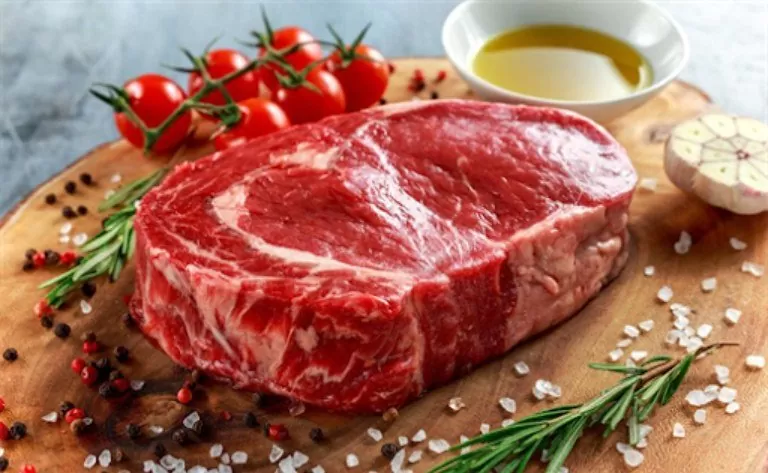 Cà ri Massaman được biết là một trong những món ăn nổi tiếng nhất của Thái Lan. Được làm từ nhiều gia vị khác lạ và nó không thường sử dụng trong chế biến cà ci như là Bạch đậu khấu, nhục đậu khấu, thì là, lá nguyệt quế, ớt khô, hạt ngò, sả, riềng, tiêu trắng…Thịt gà chính là nguyên liệu chính để làm ra món ăn này. Tuy nhiên thì thịt vịt, bò, cừu, dê hoặc là lợn cũng có thể sử dụng thay thế để biến tấu hương vị món ăn thêm phần đa dạng. Nhanh tay đặt vé máy bay đi thái lan giá rẻ khám phá món ăn độc đáo này. Mới đây thì CNN đã xếp hạng cà ri Massaman số 1 trong danh sách 50 món ăn ngon nhất trên thế giới. Trước đó thì món ăn này cũng xếp thứ nhất trong danh sách các món ăn ngon nhất thế vào năm 2011, 2018. Tìm hiểu về nguồn gốc món cà ri Massaman: Được biết là cà ri Massaman là một món ăn có nguồn gốc đạo Hồi theo luật chế độ ăn uống của tôn giáo này. Món cà ri cũng thường được thực hiện với thịt gà. Thịt lợn bị cấm trong hồi giáo. Mặc dù vậy thế nhưng có nhiều người không theo đạo này đã thay đổi bằng cách sử dụng các nguyên liệu khác. Đối với những người ăn chay sẽ sử dụng thêm đậu phụ, thay thế mắm tôm bằng nước mắm thực vật. Thực chất món cà ri Massaman không phải có nguồn gốc từ Thái Lan. Vào khoảng thế kỷ thứ 17 khi mà các nguyên liệu như là bạch đậu khấu, quế và đinh hương, sao hồi… được du nhập vào Thái Lan bởi các thương nhân Hồi Giáo. Sau đó thì chính đã được kết hợp với các sản phẩm và hương vị địa phương như là ớt khô, hạt rau mùi và sả, riềng cùng với tiêu trắng, mắm tôm, hẹ và tỏi để tạo ra món cà ri Massaman. Cà ri lần đầu tiên được biến tấu với kem dừa sau đó thì mới cho thêm thịt, khoai tây và hành tây, nước mắm, hoặc muối, đường, nước cốt dừa và lạc. Massaman thường được ăn cùng với cơm và các món ăn khác. Không chỉ có thế các phiên bản truyền thống khác còn sử dụng cam, nước cam hoặc là nước ép dứa đẻ làm thành phần bổ sung. Món cà ri được ca tụng trong một bài thơ từ cuối thế kỷ 18 của hoàng tử Itsarasunthon, sau này là vua Rama II (1767-1824). Bài thơ được cho là dành riêng cho công chúa Bunrot, nữ hoàng Sri Suriyendra, vợ vua Rama II sau này. Khổ thơ thứ hai của bài thơ tạm dịch: “Massaman, cà ri yêu quý của tôi, có mùi thơm của thì là và gia vị mạnh mẽ…”. Nguyên liệu cần để làm món cà ri Massaman: + Thịt bò: 0,5kg + Khoai lang hoặc khoai tây: 3 củ + Nước cốt dừa :1 trái + Gia vị cà ri vàng + Pate massaman + Củ sả + Cà rốt, củ hành, tỏi, hành tây, ngò + Đậu phộng + Gia vị: Hạt nêm, đường, muối, ớt Cách bước làm cà ri massaman: Bước 1: Thịt bò rửa sạch với nước muối loãng, sau đó cắt thành miếng vuông nhỏ vừa ăn, ướp thịt với gói gia vị cà ri khoảng 30 phút. Khoai lang gọt bỏ vỏ, rửa sạch, cắt miếng vuông nhỏ như thịt bò Bước 2: Lột bỏ vỏ hành, tỏi băm nhuyễn. Bắc chảo lên bếp cho dầu vào đợi dầu sôi rồi bỏ hành tỏi vào phi thơm. Cho pate massaman, đậu phộng và thịt bò vào xào nhanh, khi thịt hơi săn lại, các bạn cho khoai lang và phần gia vị cà ri còn lại vào rồi đảo đều. Bước 3: Dùng nồi đun sôi nước cốt dừa, đập xả bỏ vào. Sau đó đổ phần nước cốt dừa vào chảo thịt rồi tiếp tục đun nhỏ lửa từ 20-25 phút. Bạn nên nhớ gia vị them đường, muối, hạt nêm, bọt ngọt cho món ăn them đậm đà. Vậy là dù ở đâu mình cũng có thể ăn được món cà ri massaman mà không cần phải qua Thái Lan nhé. Không có quá nhiều thịt và nồng mùi quế như cà ri Ấn Độ, Massaman Thái Lan có vị béo và thơm nhẹ của nước cốt dừa cùng rất nhiều loại rau củ và gia vị khác. Sự hòa quyện giữa các nguyên liệu và gia một cách quyến rũ đáng ngạc nhiên trong món Cà ri Massaman thịt bò, khiến cho thực khách không thể quên nếu đã một lần thưởng thức. Bí quyết lựa chọn nguyên liệu cho món cà ri massaman bò 1. Cách chọn thịt bò: Thịt bò tươi sống: Chọn thịt bò có màu đỏ tươi sẽ đảm bảo chất lượng hơn thịt có màu đỏ với sắc thái nhạt hay đậm hơn. Sắc tươi của thịt chứng tỏ đây là thịt tươi ngon và được bảo quản đúng cách. Thịt bò chuyển qua màu đỏ sẫm thường là thịt đã được bảo quản lâu ngày hay thịt trâu giả bò. Thịt phải có độ đàn hồi tốt. Hãy kiểm tra độ đàn hồi của thịt bằng cách ấn nhẹ vào nguyên liệu. Nếu thịt mất nhiều thời gian để trở lại trạng thái ban đầu thì không nên mua. Thịt kém đàn hồi thường là do thịt bị cũ hay bảo quản không đúng cách. Ngoài màu sắc và độ đàn hồi, bạn cũng nên chú ý tới mùi hương của thịt. Thịt mới và tươi bao giờ cũng có mùi thơm hơi gây đặc trưng của thịt bò. Ngược lại, thịt bò ôi sẽ có mùi cực kỳ khó chịu. Thịt bò đông lạnh: Điều đầu tiên bạn cần chú ý đến nguồn gốc xuất xứ của thịt bò đông lạnh. Thông thường, các thông tin này đều được in trực tiếp trên bao bì sản phẩm, kể cả nguồn gốc xuất xứ. Bạn có thể dễ dàng đọc được các thông tin về sản phẩm thịt bò như công ty chịu trách nhiệm nhập khẩu, hạn sử dụng, sản phẩm đến từ quốc gia nào, sản xuất ở đâu,… Tiếp theo, bạn hãy quan sát hình thức đông lạnh của thực phẩm. Thịt bò đông lạnh phải được bảo quản trong nhiệt quy định, thông thường là từ -18 đến -22 độ. Màu thịt phải tươi và đặc biệt là không có mùi. Các dấu hiệu trên chính cho thấy đây là thực phẩm thịt bò sạch đảm bảo chất lượng. Một điều quan trọng không kém là hạn sử dụng và điều kiện bảo quản của thực phẩm. Thịt bò đông lạnh phải còn nguyên tem của nhà sản xuất thì mới đáng tin cậy. Bạn nên mua thực phẩm đông lạnh còn hạn sử dụng. Nếu thịt bò gần hết hay đã hết hạn sử dụng thì không nên dùng. Lưu ý cuối cùng là bạn hãy lựa chọn các cửa hàng bán thịt đông lạnh hay siêu thị uy tín để có thể lựa được nguyên liệu tươi ngon và an toàn nhất. 2. Khoai tây: Chọn củ có màu vàng vì chúng có đủ độ ngọt ngon và nhiều chất dinh dưỡng. Ngược lại, những củ màu trắng thường nhạt và ít chất dinh dưỡng hơn. Phần vỏ ngoài trơn, không có vết sượng, thâm đen hay bị chảy nước. Không chọn củ khoai tây đã mọc mầm và lớp da bên ngoài đã chuyển sang màu xanh. Lưu ý với món cà ri massaman: 1. Mẹo cho món ăn thêm thơm ngon: Không giống với các loại cà ri thông thường khác chỉ cần một gói bột cà ri cho món ăn hoàn chỉnh. Món cà ri massaman cần sốt massage cho phần nước sốt đậm đà hơn. Bên cạnh đó cũng không thể thiếu các loại gia vị phụ như lá chanh, me, nước cốt dừa,… Khi hầm cà ri, bạn nhớ chỉnh lửa cho nhỏ để các nguyên liệu thấm đều và thơm ngon. 2. Các món ăn kèm: Món tinh bột thường được dùng với cà ri massaman bò nhất chính là cơm đấy. Khác với những hạt cơm ngắn và hơi mũm mĩm của ta, cơm Ấn Độ có hạt dài và thon nhỏ hơn nhiều. Cơm thường được nấu với nước dừa, bơ hoặc được xào lên cùng các loại gia vị chuyên biệt. Tùy theo khẩu vị, hãy lựa chọn cho mình món cơm phù hợp cùng với món ăn nhé. Nếu không thích dùng cơm, bạn có dùng bánh mì ăn kèm với món ăn này. Đó là loại bánh mì có lớp vỏ ngoài vàng giòn, bên trong ruột hơi đặc và vẫn còn ấm nóng. Bạn hãy lưu ý rằng không sử dụng bánh mì đen hay bánh mì sandwich vì chúng không hề hợp với món cà ri này chút nào. Với phiên bản Việt Nam hơn, hãy thử món ăn này với bún. Tưởng không ngon nhưng lại ngon không tưởng đấy. Với cách này thì bạn hãy nấu nước dùng nhiều hơn một chút để có thể chan cùng với bún nha. Chúc các bạn hoàn thành món ăn một cách xuất sắc. Bạn có theo dõi An Thành để có thể nấu cho gia đình và bạn bè thêm nhiều món ăn nữa nhé! CÔNG TY TNHH SẢN XUẤT – THƯƠNG MẠI – DỊCH VỤ – AN THÀNH Địa chỉ: 47/80 Ao Đôi, Khu Phố 10, Phường Bình Trị Đông A, Quận Bình Tân, TP.HCM Email: anthanhsale01@gmail.com Hotline (zalo) : 0903103922 – 0906312325 Website: https://www.packvn.com/ – https://maydonggoi.vip/ Facebook: https://www.facebook.com/maydonggoianthanh Pinterest: https://www.pinterest.com/donggoianthanh/_saved/ Instagram: https://www.instagram.com/maydonggoianthanh/ Twitter:https://twitter.com/donggoianthanh Linkedin: https://www.linkedin.com/in/may-dong-goi-bao-bi-an-thanh/ Youtube: Máy đóng gói An Thành – YouTube.