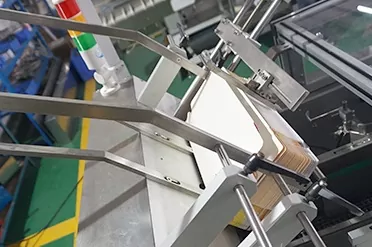 Găng tay thường có nhiều loại khác nhau trên thị trường để có thể sử dụng ở nhiều trường hợp khác nhau như găng tay nilong ( thích hợp dùng trong khi làm tóc, trộn thức ăn vì nhẹ, giá thành không quá mắc) găng tay sử dụng một lần ( có cấu tạo bởi cao su, mỏng, được sử dụng nhiều trong y tế, bệnh viện,...), găng tay bảo hộ ( được làm bằng vải với chất liệu dày, vật dụng dùng để bảo vệ đôi bàn tay trước các tác nhân bên ngoài như hóa chất, vật nóng, lửa, vết cắt, vết bỏng, tĩnh điện,.. ), găng tay chống nắng, găng tay cao su ( được mọi người sử dụng trong nhà bếp, khu công nghiệp,.. có khả năng chống nước, bảo vệ đôi tay khỏi các vật bên ngoài thẩm thấu vào,.... Máy đóng gói găng tay giúp các cơ sở, doanh nghiệp hoàn thành tốt quá trình cuối cùng của khâu sản xuất. Đưa ra thị trường sản phẩm đệp mắt, đều đồng nhất,... Bạn là cơ sở, doanh nghiệp chưa biết nhiều về các loại máy đóng gói găng tay trên thị trường hiện nay? Bạn có thể tham khảo bài viết dưới đây để hiểu rõ hơn các loại máy và qua đó có thể tìm ra thiết bị phù hợp trước khi mua chúng! Máy đóng gói găng tay dạng nằm: Đối với xã hội hiện đại như hiện tại, các máy đóng gói thường rất đa năng. Ngoài có thể đóng gói các sản phẩm chính, bên cạnh đó còn có thể đóng gói nhiều sản phẩm, thực phẩm khác nhau dược phẩm dùng trong y tế, mỹ phẩm, các sản phẩm công nghiệp hóa chất, thức ăn vật nuôi, rau củ quả,.... dù là hình dạng hay kích thước bao nhiêu thì máy đóng gói ngang đều có thể xử lý và đóng gói nhanh chóng Tính năng về thiết bị trong quá trình hoạt động: Máy đóng gói có thiết kế nhỏ gọn, tiết kiệm không gian vận hành đòng gói, vệ sinh thiết kế cho phép để dễ dàng làm sạch và thuận tiện hơn. Thông minh hệ thống điều khiển, dễ dàng-opration thông qua màn hình HMI thông minh. Đánh dấu màu theo dõi ở các sản phẩm khác nhau. Băng tải có thiết kế với inox không gỉ SS304, đảm bảo được vệ sinh cho các thực phẩm nếu có tiếp xúc trực tiếp. Được tích hợp để kết nối các máy lại với nhau Chức năng dừng tự động mà không có sản phẩm có thể tránh lãng phí bộ phim đóng gói. Tránh thất thoát một lượng đáng kể nguyên vật liệu cho doanh nghiệp Các thức ăn vị trí có thể được một cách ngẫu nhiên điều chỉnh và dễ dàng hoạt động. Đa trục đầy đủ servo - Điều khiển, hoạt động đơn giản và chức năng ổn định. Kiểm soát cao độ chính xác và ít điện cực phân tán. Chi tiết về hình ảnh máy đóng gói găng tay: Màn hình cảm ứng: Bạn có thể điều chỉnh các dữ liệu bằng tay ngay trên màn hình, ngoài ra bạn có thể quan sát các bước đóng gói ở đây một cách dễ dàng Phim nạp thiết bị: Dễ dàng tháo rời và lắp đặt, cho bạn dễ lau chùi và vệ sinh sau khi vận hành xong Niêm phong thiết bị: Để cho các con dấu túi đẹp hơn, hiệu ứng niêm phong tốt hơn. Các sản phẩm sau khi được đóng gói có thể cho ra đều đồng nhất và tính thẩm mỹ cao Thiết bị cắt: Thay đổi con dấu hình thức và cắt hình thức. Tùy vào yêu cầu của doanh nghiệp và sản phẩm mà ta sản xuất mà đóng gói sao cho phù hợp Băng tải: Thép không gỉ cho thực phẩm liên hệ với, một các kích thước của bộ phim Panasonic PLC: Màn hình Panasonic cho PLC, thông minh và hiện đại được tích hợp trên thiết bị Tiêu chuẩn đóng gói sản phẩm: 1. Tiêu chuẩn túi gối Gusseted phong cách 2. Túi đục lỗ 3. Túi niêm phong sau Máy đóng gói găng tay dạng hộp: Sản phẩm dạng hộp thì có rất nhiều hình dạng và kích thước, thiết bị có thể đóng gói tốt các sản phẩm đó như các sản phẩm về y tế, dược phẩm, các sản phẩm đồ chơi, đồ dùng văn phòng phẩm, mỹ phẩm, nhu yếu phẩm, đồ dùng gia đình,.... Máy sử dụng một cấu kiện đúc sẵn thùng carton để đặt tấm, khối, chai, túi xách, ống, và các vật liệu khác (hoặc Pre-đóng gói các bộ phận). Hướng dẫn vào thùng carton và con dấu các thùng carton trong các hình thức của keo hoặc chèn. Chủ yếu áp dụng cho giấy gợn sóng, bảng trắng giấy, các tông màu xám và vật liệu đóng gói khác của giấy hộp, các sau đây hộp loại có thể đạt được tự động cartoning Thông tin chi tiết các bộ phận đóng gói: Máy làm nóng keo: Chúng tôi có keo máy của các thương hiệu khác và mức giá khác nhau để lựa chọn, cung cấp cho khách hàng với các hầu hết các chi phí và hiệu quả sự lựa chọn. Bảng điều khiển: Siemens bảng điều khiển, độ nét cao màu sắc màn hình lớn, hoạt động đơn giản, hoạt động trơn tru, và sản xuất vấn đề sẽ được hiển thị trên màn hình. Băng tải: Chúng tôi sẽ tùy chỉnh các thiết kế của các sản phẩm băng tải phong cách theo các khách hàng của sản phẩm để đạt được tốt nhất cho ăn và đấm bốc hiệu ứng Hộp lưu trữ khe cắm: Các hộp lưu trữ khe cắm được thiết kế để có thể điều chỉnh, đó là thuận tiện cho khách hàng để thay đổi hộp của khác nhau thông số kỹ thuật Đẩy thiết bị: Servo đẩy chất liệu, mắt quang học phát hiện, không có vật liệu sẽ không đặt các hộp xuống, đó có thể tránh sự xuất hiện của hộp rỗng và tránh lãng phí Hộp niêm phong thiết bị: Nó có thể tự động đóng hộp, và được trang bị với một nóng chảy keo máy để làm cho các hộp dày đặc hơn và phẳng sau khi niêm phong Hoàn thành sản phẩm - Factory Outlet: Mở thiết kế, thuận tiện cho Back-end Docking Station với khác nhau khác Bao bì thiết bị Các ưu điểm khi ta sử dụng máy đóng gói găng tay: 1. Tích hợp với mở hộp, hộp tải, hộp gấp, và hộp niêm phong. Thiết kế nhỏ gọn, hợp lý, hoạt động đơn giản và dễ dàng bảo trì khi thiết bị xảy ra hư hỏng 2. Có thể được thêm vào trước khi và sau khi các thiết bị, cho ăn tự động, tự động dưới khay, hướng dẫn, in các từ Mã dòng chảy số, chọn chất thải, và các chức năng khác. 3. Nó có thể được nhanh chóng điều chỉnh bằng cách quay số quy mô trong vòng các cùng một thiết bị để đạt được đa-Đặc điểm kỹ thuật sử dụng. 4. SUS304 thép không gỉ được sử dụng cho các phần tiếp xúc với các sản phẩm. Đảm bảo được an toàn vệ sinh thực phẩm trong quá trình đóng gói 5. Mức độ cao của tự động hóa: PLC điều khiển lập trình hệ thống, con người-Máy giao diện cho thấy tốc độ của carton tải, số lượng, tự động báo động cho thiếu của thùng carton, không có sản phẩm không để mở thùng carton, thất Bại lý do và các thông số khác. 6. Truyền tải và ma sát bộ phận được nghiêm ngặt sau đây các tiêu chuẩn thực hiện, ít hao mòn trong sau sân khấu, giảm các thay thế của phụ kiện. 7. Nóng chảy keo máy có thể được kết hợp theo các yêu cầu của khách hàng, sử dụng nóng chảy keo phun để đóng dấu các hộp và con dấu hộp. 8. Các máy được trang bị với một biến tần, PLC, điều chỉnh điện áp, vv để đảm bảo hoạt động ổn định của máy. Biểu đồ quá trình đóng gói: Materials: Nguyên vật liệu Push the material into the box: Đẩy vật liệu vào hộp Cartoning: Đóng hộp Box opening: Mở hộp Fold bottom ear: Gấp tai dưới Fold bottom page: Gấp trang dưới cùng Glue spraying: Phun keo Fold top pape: Gấp miếng trên cùng Forming output: Hình thành đầu ra Các bộ phận có trên máy đóng gói găng tay: Product coveyor: Băng tải sản phẩm Warning light: Đèn cảnh báo Box storage slot: Hộp lưu trữ khe Pushing device: Thiết bị đẩy Box sealing device: Thiết bị niêm phong hộp Control melt glue machine: Điều khiển máy làm tan chảy keo Finished product outlet: Cửa hàng thành phẩm Vậy có bao nhiêu loại găng tay hiện nay? Găng tay có rất nhiều loại, chúng kháu nhau về kiểu dáng, kích thước cũng tính chất hình thành. Nhưng có công dụng duy nhất là bảo vệ đôi tay khỏi các tác nhân bên ngoài, bảo đảm cho đôi tay chúng ta không bị tổn hại Găng tay vinyl: Là một lựa chọn phổ biến cho ngành công nghiệp thực phẩm và các tình huống mà mức độ bền và bảo vệ cao ít được ưu tiên hơn. Trong khi chúng có thể kém bền hơn, chúng là lựa chọn ít tốn kém hơn. Các thuộc tính của Găng tay vinyl bao gồm: Không có chất cao su tự nhiên Có một sự lỏng lẻo phù hợp Tốt cho các nhiệm vụ ngắn hạn, rủi ro thấp Là lựa chọn kinh tế nhất Có đặc tính chống tĩnh điện Tốt nhất để sử dụng với các vật liệu không nguy hiểm Được bột nhẹ để dễ dàng hơn để đưa vào Găng tay cao su (hay còn gọi là găng tay Latex) Găng tay Latex Là chất liệu tự nhiên, được làm từ cao su. Đây là găng tay phổ biến để bảo vệ cho sử dụng y tế hoặc công nghiệp. Tuy nhiên, nhiều khách hàng dễ bị dị ứng với chất liệu cao su tự nhiên nên họ chọn sang giải pháp thay thế, đó là găng tay nitrile. Nếu bạn không dị ứng với cao su tự nhiên thì găng tay latex là sự hiện nay do thiếu hụt về nguyền nguyên liệu sản xuất. Các thuộc tính bao gồm: Gần như không thể cảm nhận mình đang đeo găng tay, có thể nói găng tay Latex như làn da thứ hai Có độ nhạy cảm ứng cao Rất tốt để mặc trong một khoảng thời gian dài àm việc tốt cho các tình huống rủi ro cao liên quan đến vật liệu truyền nhiễm Có hiệu quả về chi phí Được bột nhẹ, làm cho nó dễ dàng hơn để đưa vào Rất đàn hồi và mạnh mẽ Có thể phân hủy sinh học Găng tay nitrile: Được làm từ cao su tổng hợp NBR latex và là một thay thế lý tưởng khi dị ứng latex. Găng tay nitrile là loại găng tay vượt trội khi có khả năng chống đâm thủng. Găng tay nitrile thường được gọi là Găng tay y tế. Trước khi găng tay có thể được bán cho các bệnh viện và tổ chức y tế, họ phải trải qua một loạt các thử nghiệm được thực hiện bởi Cục Quản lý Thực phẩm và Dược phẩm Hoa Kỳ (FDA) để đảm bảo độ bền. Các thuộc tính găng tay nitrile bao gồm: Hoàn toàn không có cao su tự nhiên Có khả năng chống đâm thủng nhất Có mức độ nhạy cảm cao Khuôn để bàn tay của bạn cho phù hợp tuyệt vời Rất tốt để mặc trong một khoảng thời gian dài Làm việc tốt cho các tình huống rủi ro cao liên quan đến vật liệu truyền nhiễm Chống nhiều hóa chất Có thời hạn sử dụng dài Có sẵn màu xanh hoặc đen để giúp xác định xem găng tay có bị thủng không Găng Tay Bảo Hộ Lao Động Là Gì ? Găng tay bảo hộ lao động là vật dụng dùng để bảo vệ đôi bàn tay trước các tác nhân bên ngoài như hóa chất, vật nóng, lửa, vết cắt, vết bỏng, tĩnh điện,.. Chính điều đó nên găng tay bảo hộ lao động được làm từ nhiều nguyên liệu khác nhau. Được thiết kế rất đặc biệt dựa vào từng ngành nghề khác nhau, nên găng tay bảo hộ lao động cũng được chia thành nhiều loại khác nhau. Nhưng đều có đặc điểm chung là bảo vệ đôi tay người lao động được an toàn. Cũng bởi vì người lao động thường sử dụng tay để làm việc nên rất dễ bị tổn thương. Găng tay bảo hộ đóng vai trò rất quan trọng là vật không thể thiếu cho người lao động. Lợi ích của máy đóng gói găng tay trong công cuộc sản xuất: - Máy đóng gói găng tay được thiết kế nhỏ gọn, dễ dàng di chuyển và điều khiển. Do đó, khi sử dụng máy đóng gói này không đòi hỏi nhân công có kỹ thuật cao giúp doanh nghiệp tiết kiệm được chi phí đào tạo nhân công đứng máy. - Máy được thiết kế bằng chất liệu thép không rỉ, đảm bảo tuổi thọ của máy và độ an toàn cho nhân công đứng máy. - Hơn thế nữa, máy đóng gói găng tay hoạt động theo cơ chế hoàn toàn tự động từ khâu định lượng, tạo túi, in date đến khâu đóng gói và cắt thành phẩm. Vì vậy, khi sử dụng máy này trong sản xuất doanh nghiệp sẽ tiết kiệm được khá nhiều chi phí thuê nhân công thủ công. - Các chi tiết máy được gia công trên máy CNC đảm bảo độ chính xác cao, máy hoạt động nhịp nhàng và ổn định. Đặc biệt, máy đóng gói thành phẩm bền chắc và đẹp mắt, đảm bảo hạ thấp tỉ lệ thành phẩm lỗi xuống mức thấp nhất. Mua máy đóng gói ở đâu để được tư vấn và hỗ trợ hết mình? Công ty TNHH TM DV An Thành là nhà tư vấn, thiết kế, cung cấp máy móc, dây chuyền, công nghệ sản xuất hiện đại, tiên tiến nhất phù hợp với mục tiêu & nguồn lực của từng Doanh nghiệp. Thiết bị chúng tôi cung cấp được nhập khẩu trực tiếp từ các nước như: Đài Loan, Trung Quốc, Hàn Quốc…Showroom trưng bày An Thành với hàng trăm dòng máy khác nhau, là sự trải nghiệm chân thực, khác biệt ngay khi khách hàng đến với chúng tôi. Chúng tôi cam kết, chắc chắn sẽ làm Quý khách an tâm và hài lòng khi chọn An Thành làm đối tác ! CÔNG TY TNHH SẢN XUẤT – THƯƠNG MẠI – DỊCH VỤ – AN THÀNH Địa chỉ: 47/80 Ao Đôi, Khu Phố 10, Phường Bình Trị Đông A, Quận Bình Tân, TP.HCM Email: anthanhsale01@gmail.com Hotline (zalo) : 0903103922 – 0906312325 Website: https://www.packvn.com/ – https://maydonggoi.vip/ Facebook: https://www.facebook.com/maydonggoianthanh Pinterest: https://www.pinterest.com/donggoianthanh/_saved/ Instagram: https://www.instagram.com/maydonggoianthanh/ Twitter:https://twitter.com/donggoianthanh Linkedin: https://www.linkedin.com/in/may-dong-goi-bao-bi-an-thanh/ Youtube: Máy đóng gói An Thành – YouTube.