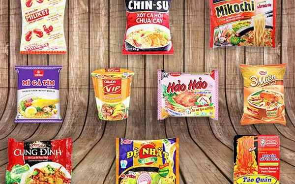 Thức ăn nhanh, đồ ăn liền thường được mọi người sử dụng vì nó tiện lợi khi sử dụng trong xã hội hiện đại và bận rộn như hiện nay. Nhưng quy trình sản xuất vốn phức tạp và mất khá nhiều thời gian từ chuẩn bị nguyên liệu đến khâu hoàn thành sản phẩm. Trong đó, khâu đóng gói sản phẩm vô cùng quan trọng. Bởi lẽ, khách hàng không chỉ lựa chọn gói mì tôm ngon, an toàn, dinh dưỡng mà còn phải có bao bì đẹp mắt và thu hút ngay từ cái nhìn đầu tiên. Vì vậy, máy đóng gói mì tôm với công nghệ hiện đại, tiên tiến và thông minh ra đời đã giải quyết nỗi lo cho nhiều cơ sở, doanh nghiệp chế biến trong ngành sản xuất này. Bạn chỉ cần 3 phút để có một bát mì tôm nóng hổi nhưng các nhà sản xuất cần rất nhiều công đoạn phức tạp để tạo ra nó từ chuẩn bị nguyên liệu, trộn bột, cán bột cho đến đóng gói sản phẩm. Trong đó, máy đóng gói mì tôm được áp dụng cho công đoạn cuối cùng này. Máy đóng gói mì tôm tuy là giai đoạn cuối để hoàn thành khâu sản xuất nhưng nó cần đảm bảo được mì tôm không bị các tác nhân bên ngoài làm ảnh hưởng, không bị oxi hóa,....Vậy, cách thức hoạt động như thế nào? Dây chuyền nó sản xuất ra sao? Có bao nhiêu máy đóng gói trên thị trường hiện nay? Máy đóng gói An Thanh thông qua bài viết dưới đây để giới thiệu đến các bạn các dạng máy đóng gói mì tôm nhé! Máy đóng gói mì tôm ngang: Với thiết kế nằm ngang và băng tải đa năng trải dài, các cơ sở có thể đóng gói nhiều loại sản phẩm, đặc tính khác nhau như đa dạng các loại bánh mì, bánh quy, kẹo, rau củ quả,... các vật liệu trong gia đình như bản lề cửa, ốc vít, xà phòng, kem, bút, dao muỗng nĩa, găng tay, ống hút,.... và còn rất nhiều sản phẩm khác vì máy đóng gói này không bị hạn chế kích thước hay kiểu dáng của nguyên liệu - đó được coi là ưu điểm của máy đóng gói dạng nằm Túi để đóng gói cũng đa dạng không kém túi dạng gối, túi có lỗ trên đầu, túi 3-4-8 cạnh, túi đứng,.... Máy đóng gói mì tôm ngang Các tính năng chính về thiết bị khi nó hoạt động: 1. Các quá trình đều được tự động hóa, từ khâu nguyên liệu đến đóng gói. 2. Máy tính PLC điều khiển lập trình, ổ đĩa servo, tốt chạy ổn định, tỷ lệ thất bại thấp. 3. Tự động kiểm soát căng thẳng, được sử dụng cho thiết bị để đảm bảo cân bằng quá trình đóng gói căng thẳng. 4. Các sợi quang học cảm biến phát hiện các nguyên vật liệu, tránh các thiếu của vật liệu để sản xuất sản phẩm bị lỗi và làm giảm chất thải. 5. Các điểm hàn mô hình của thiết bị có thể được xác định bởi các khách hàng và thay đổi các nguyên liệu có thể sản xuất của kích cỡ khác nhau và phong cách. 6. Toàn bộ máy thông qua cấu trúc hợp kim nhôm không gỉ SS304 đảm bảo được chất lượng sản phẩm sau khi được đóng gói Các bộ phận được tích hợp trên máy đóng gói: Bảng điều khiển nhiệt độ: Kiểm soát độc lập của ngang và dọc nhiệt độ, thích hợp cho bao bì của vật liệu khác nhau. Màn hình cảm ứng: Trung Quốc và Tiếng Anh chuyển đổi màn hình cảm ứng, dễ dàng để hoạt động, hướng dẫn sử dụng-Thiết kế thân thiện, toàn bộ máy chạy trơn tru, định vị là chính xác, và các máy chạy nhanh chóng. Tùy chỉnh máy làm túi: Các hình dạng túi được hình thành bằng cách Gấp Thép không gỉ trên cả hai bên. Liên kết phim winding trục: Áp dụng đa-liên kết phim quanh co trục để phối hợp các bộ phim kéo liên kết, thích ứng với các tài liệu của nhiều phim cuộn dây, và bộ phim quanh co được mịn màng. Độ nhạy cao: Các cao-Độ nhạy con trỏ Điện mắt được sử dụng để theo dõi chính xác màu sắc Bộ phim của các cuộn phim, mà có hiệu quả loại bỏ các độ lệch hiện tượng trong quá trình các cuộn phim quá trình. Con dấu máy đóng gói mì tôm: Độc lập PID kiểm soát nhiệt độ, sưởi ấm các Double-Side Turntable niêm phong, niêm phong các trở lại của các đóng gói sản phẩm để đảm bảo độ kín. Con dấu máy đóng gói mì tôm Feeding conveyor belt: Băng tải cho ăn Material reaction area: Khu vực phản ứng vật liệu Bag former: Túi trước Film instalation: Cài đặt phim Mid sealing: Niêm phong giữa Button control area: Nút điều khiển khu vực. Discharging conveyor belt: Xả băng tải Power access terminal: Thiết bị đầu cuối truy cập điện Operation panel: Bảng vận hành Touch screen: Màn hình cảm ứng Power switch: Công tắc điện End sealing: Kết thúc niêm phong Chi tiết các bộ phận thiết bị Máy đóng gói mì tôm dạng đầu cân: Nó phù hợp cho đóng gói một loạt các dạng hạt, bột và các sản phẩm chất lỏng và đặc biệt là phù hợp với sản phẩm mà yêu cầu các tiêu chuẩn cao của đóng gói. Đầu định lượng là chuyên ngành đóng gói phù hợp cho các dạng rắn điền chẳng hạn như kẹo, các loại hạt, mì ống, trái cây sấy khô và rau,.... Máy đóng gói mì tôm dạng đầu cân Các tính năng về máy khi hoạt động: Tự động từ các khâu chiết rót đến khâu đóng gói sản phẩm. Sử dụng thương hiệu nổi tiếng điện, các thành phần khí nén, ổn định và cuộc sống lâu dài vòng tròn. Sử dụng cao thành phần cơ khí, góp phần tạo ra sản phẩm hoàn mỹ hơn Dễ dàng để cài đặt phim, tự động sửa chữa các chuyến tham quan của bộ phim. Áp dụng tiên tiến hoạt động hệ thống, dễ dàng để sử dụng. Để được sử dụng trên thiết bị của máy chất lượng Cao, nó làm cho đóng gói của bạn làm việc một cách dễ dàng và hiệu quả. Loạt đặc điểm cơ bản máy đóng gói mì tôm: 1. PLC điều khiển với màn hình cảm ứng giao diện. 2. Servo - Điều khiển phim Giao thông vận tải. 3. khí nén - Điều khiển và niêm phong hàm. 4. Hot máy in và phim hệ thống cho ăn đồng bộ. 5. Một cách nhanh chóng thay đổi một-Mảnh túi trước đây. 6. Eye đánh dấu cảm biến cho bộ phim theo dõi. 7. Khung thép không gỉ SS304. Quy trình sản xuất mì gói: Công đoạn đầu tiên: Nhào bột Giai đoạn này bột sẽ được nhào trộn với nước, gia vị và phụ gia. Nếu bạn sản xuất quy mô lớn thì việc sử dụng máy nhào trộn là rất cần thiết. Với máy trộn bột sẽ nhanh đạt được sự đồng nhất hơn. Công đoạn thứ 2: Cán bột Ngay sau khi bột được trộn xong sẽ được chuyển qua máy cán. Tại đây máy cán bột hỏa động 2 chiều, bột sẽ được cán liên tục. Máy cán có nhiệm vụ làm cho bột đạt kích thước theo yêu cầu, đồng thời tăng độ dẻo và dai cho khối bột. Giai đoạn cán bộ Công đoạn thứ 3: Hấp chín bột Buồn hấp được cấu tạo 3 tầng hoạt động theo nguyên tắc phun hơi gián tiếp vào bột. Với cách phun đó bột được hấp chín đều tránh việc làm mì bị rớt trên băng tải. Yêu cầu của quá trình hấp chín bột là: Sợi mì chính đều (hồ hóa từ 85 đến 90 %). Sợi mì không được quá sống. Không bị nhão và bị dính lại. Công đoạn thứ 4: Cắt sợi Sau quá trình hấp chín, mì sẽ được đưa vào bộ phận cắt định lượng với vận tốc cao. Mội thông số cắt sẽ được tính toán chính xác nhất để phù hợp với vận tốc băng chuyền và năng suất. Mục đích của công đoạn này là đảm bảo đúng khối lượng và chiều dài sợi mì đúng quy định. Mì sau khi thổi nguội theo băng chuyền đến dao định hướng. Dao chuyển động tròn tạo theo hướng vuông góc với băng tải và cắt mì thành các đoạn bằng nhau và tự động rơi xuống phễu, bỏ vào khuôn chiên tạo hình dáng cho vắt mì. Tùy vào từng loại sản phẩm mà vắt mì sẽ có hình dáng vuông, tròn hoặc định dạng cho các loại mì ly, tô, khay,… Công đoạn thứ 5: Chiên mì Quá trình chiên mì được thực hiện trong điều kiện dầu có nhiệt độ cao được bổ sung liên tục. Quá trình này được kiểm soát về thời gian cũng như điều kiện nhiệt độ thích hợp theo quy trình công nghệ nghiên cứu. Băng tải khuôn mì đi vào chảo chiên. Vắt mì đi qua dầu chiên có nhiệt độ từ 150-179oC trong thời gian 125-130 giây. Nguyên tắc hoạt động của buồng chiên là gia nhiệt gián tiếp. Dầu được chứa trên các bính sau đó được bơm qua thiết bị trao đổi nhiệt, sau khi đạt được nhiệt độ theo yêu cầu mới được đưa đến buồng chiên. Ngoài ra, buồng chiên được nối thông với hộp lược, một cần gạt của hộp sẽ có nhiệm vụ thu các sợi mì rơi và hồi dầu chiên lại buồng.. Giai đoạn chiên mì Công đoạn thứ 6: Làm nguội Mì sau khi kết thúc quá trình chiên sẽ đi vào hệ thống làm nguội qua băng tải. Tại đây một cánh quạt hoạt động liên tục thổi từ trên xuống dưới để làm mì được nguội nhanh chóng. Sau quá trình làm nguội, mì sẽ đi vào hệ thống đóng gói. Công đoạn thứ thứ 7: Cấp gói gia vị Vắt mì sau khi làm nguội sẽ được bổ sung các gói gia vị theo từng hương vị sản phẩm bằng hệ thống tự động. Công đoạn thứ 8: Đóng gói Sau khi cấp gói gia vị đầy đủ theo từng sản phẩm, vắt mì được đóng gói bằng bao film để tạo thành gói mì hoàn chỉnh. Ưu điểm vượt trội của máy đóng gói mì tôm An Thành Máy đóng gói mì tôm An Thành được sản xuất bằng nguyên vật liệu thân thiện với môi trường, đảm bảo sức khỏe cho lao động đứng máy. Tất cả các bộ phận tiếp xúc với nguyên liệu mì tôm được chế tạo bằng inox không rỉ, đảm bảo cho thành phẩm đạt tiêu chuẩn vệ sinh an toàn thực phẩm. Máy đóng gói mì tôm An Thành được sản xuất theo công nghệ mới nhất tiêu chuẩn nước ngoài, đảm bảo mang đến thành phẩm đóng gói chắn chắn và mẫu mã đẹp. Máy hoạt động với công suất cao, độ chính xác chuẩn và giảm đến mức thấp nhất tỉ lệ thành phẩm bị lỗi. Máy đóng gói An Thành còn được đánh giá cao bởi chế độ hoạt động nhịp nhàng và ổn định, máy không gây tiếng ồn cho người sử dụng và tuổi thọ máy cao. Đặc biệt, máy đóng gói mì tôm An Thành còn được thiết kế nhỏ gọn, tiết kiệm được không gian sử dụng và chế độ bảo dưỡng dễ dàng. Chúng tôi gia công, thiết kế và tư vấn chiếc máy đóng gói mì tôm phù hợp nhất: Công ty TNHH TM DV An Thành là nhà tư vấn, thiết kế, cung cấp máy móc, dây chuyền, công nghệ sản xuất hiện đại, tiên tiến nhất phù hợp với mục tiêu & nguồn lực của từng Doanh nghiệp. Thiết bị chúng tôi cung cấp được nhập khẩu trực tiếp từ các nước như: Đài Loan, Trung Quốc, Hàn Quốc…Showroom trưng bày An Thành với hàng trăm dòng máy khác nhau, là sự trải nghiệm chân thực, khác biệt ngay khi khách hàng đến với chúng tôi. Chúng tôi cam kết, chắc chắn sẽ làm Quý khách an tâm và hài lòng khi chọn An Thành làm đối tác ! CÔNG TY TNHH SẢN XUẤT – THƯƠNG MẠI – DỊCH VỤ – AN THÀNH Địa chỉ: 47/80 Ao Đôi, Khu Phố 10, Phường Bình Trị Đông A, Quận Bình Tân, TP.HCM Email: anthanhsale01@gmail.com Hotline (zalo) : 0903103922 – 0906312325 Website: https://www.packvn.com/ – https://maydonggoi.vip/ Facebook: https://www.facebook.com/maydonggoianthanh Pinterest: https://www.pinterest.com/donggoianthanh/_saved/ Instagram: https://www.instagram.com/maydonggoianthanh/ Twitter:https://twitter.com/donggoianthanh Linkedin: https://www.linkedin.com/in/may-dong-goi-bao-bi-an-thanh/ Youtube: Máy đóng gói An Thành – YouTube.