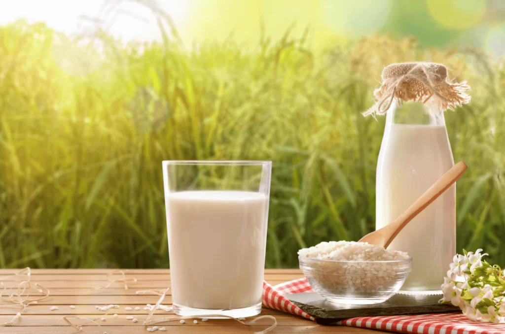 Sữa gạo rang Hàn Quốc được biết đến là thức uống ít calo, không chứa cholesterol, nhưng lại bổ sung cho bạn các chất dinh dưỡng cần thiết như vitamin và khoáng chất. Công thức cách làm sữa gạo của xứ sở kim chi này sẽ cho ra những cốc sữa thơm phức và bổ dưỡng. Được coi là thức uống tốt cho cơ thể và làn da được chị em ưa chuộng làm đẹp hữu hiệu, công dụng của chúng không chỉ có vậy mà còn là một thức uống dinh dưỡng, có lợi cho cơ thể. Cách làm món này cực đơn giản, không cần sử dụng đến máy xay, không có những thao tác quá cầu kì. Nguyên liệu nấu sữa gạo rang: 50 g gạo nếp 50 g gạo tẻ 500 ml sữa tươi không đường 500 ml nước 100 ml sữa đặc Dụng cụ nấu: Chảo, nồi, rổ, rây Hướng dẫn nấu sữa gạo rang: Bước 1: Vo gạo Trộn 2 loại gạo vào với nhau, vo sạch, để ráo nước Bước 2: Rang gạo Rang gạo với lửa nhỏ cho đến khi gạo vàng đều và dậy mùi thơm. Bước 3: Ngâm gạo Cho 500 ml nước đun sôi vào nồi đựng gạo, thêm 500 ml sữa tươi, khuấy đều rồi ngâm trong vòng 15 phút. Bước 4: Đun sữa gạo Sau khi ngâm, đun sôi hỗn hợp sữa, nước và gạo, đun nhỏ lửa và khuấy đều thêm 5 phút nữa. Cho sữa đặc và đường vào khuấy tan rồi tắt bếp. Bước 5: Lọc sữa gạo Lọc sữa qua rây vào một tô hoặc âu. Bước 6: Hoàn thành Uống nóng hoặc lạnh tùy theo sở thích. Nutrition: Khẩu phần: 200ml Calories: 50kcal Chi Tiết Cách Làm Sữa Gạo Hàn Quốc Bước 1: Vo gạo Đầu tiên, bạn trộn 2 loại gạo vào với nhau, vo sạch và để ráo nước. Bước này giúp làm sạch bụi bẩn trong gạo. Công thức sữa gạo này sử dụng một nửa gạo tẻ và một nửa gạo nếp cho ra thành phẩm thơm hơn là chỉ dùng gạo tẻ. Bạn cũng có thể thêm hay thay thế bằng gạo lứt để tăng giá trị dinh dưỡng cho món sữa gạo. Bước 2: Rang gạo Bạn bắc chảo lên bếp, rang gạo với lửa nhỏ cho đến khi gạo vàng đều và dậy mùi thơm. Khi rang bạn phải luôn đảo đều tay để gạo không bị cháy khét và được vàng đều. Bạn nên dùng đũa hoặc muỗng gỗ để đảo vì việc sử dụng dụng cụ bằng gỗ được cho là sẽ giúp gạo ngon hơn. Đồng thời, gỗ là nguyên liệu tự nhiên nên cũng tốt cho môi trường. Bước 3: Ngâm gạo Bạn đun sôi 500 ml nước trong một cái nồi rồi tắt bếp. Sau đó, bạn đổ gạo vừa rang thơm vào. Bạn thêm tiếp 500 ml sữa tươi, khuấy đều và ngâm trong vòng 15 phút. Bước này sẽ giúp gạo ra hết mùi thơm và hòa quyện vào sữa, kích hoạt vị thơm ngọt tự nhiên từ gạo. Bước 4: Nấu sữa gạo Sau khi ngâm đủ 15 phút, bạn bắc nồi hỗn hợp nước, sữa và gạo lên bếp và đun sôi. Khi sữa sôi thì bạn cho nhỏ lửa và đun thêm khoảng 10 phút rồi tắt bếp. Bạn chú ý khuấy đều khi đun để gạo không bị cháy ở đáy nồi làm sữa bị khê. Bạn có thể ăn thử gạo thấy mềm là được. Tiếp đó, bạn cho sữa đặc vào và khuấy tan rồi tắt bếp. Trong công thức cách làm sữa gào này chúng mình chỉ dùng sữa đặc mà không dùng thêm đường vì sữa đặc đã có đường và làm cho món sữa gạo đủ ngọt. Nếu bạn muốn uống ngọt hơn có thể thêm đường lúc này hoặc khi uống để cho phù hợp với khẩu vị. Đặc biệt, nếu bạn muốn giảm cân thì không nên cho đường và sữa đặc nhé. Khi không cho thêm các chất ngọt này, sữa gạo của ban sẽ chỉ có vị ngọt thơm mát từ gạo và sữa. Bước 5: Lọc sữa Để hoàn thành cách làm sữa gạo, bạn lấy một chiếc tô to hoặc thau nhỏ, để rây vào miệng tô và đổ phần hỗn hợp sữa và gạo đã đun để lọc lấy sữa. Các bạn có thắc mắc phần gạo còn lại làm gì không? Phần gạo đã chín thành cơm có thể ăn luôn. Cơm nấu từ sữa rất thơm, nhưng có thể có cảm giác hơi nát. Nếu bạn không thích ăn như vậy thì hãy chế thêm nước, chút xíu muối và nấu thành cháo. Món cháo này cực kỳ thơm ngon luôn! Cách Làm Sữa Gạo Hàn Quốc - Tác dụng Sữa gạo có rất nhiều tác dụng. Ban vẫn thường nghe nói nước gạo (nước ngâm gạo) có rất nhiều chất dinh dưỡng tốt cho da và tóc. Sữa tươi cũng rất tốt cho sức khỏe. Cách làm sữa gạo Hàn Quốc này kết hợp được cả tác dụng của nước gạo và sữa tươi. Thật là tiện lợi phải không nào? Nhưng nói như thế cũng khá chung chung. Hãy cùng mình tìm hiểu kỹ từng tác dụng của sữa gạo Hàn quốc này nhé. Những tác dụng của sữa gạo mà ít người biết Sữa gạo là một loại sữa được làm từ gạo. Thức uống này là nguồn dưỡng chất khá phổ biến và rất tốt cho sức khỏe nói chung, làn da của bạn nói riêng. 1. Tẩy tế bào chết Đây là một lợi ích rất tuyệt vời của sữa gạo. Trộn chúng với bột hạnh nhân và thoa lên cơ thể của bạn, sau đó tắm sạch sẽ giúp bạn loại bỏ các tế bào chết trên da một cách hiệu quả. Bạn sẽ có một làn da mịn màng và khỏe khoắn hơn vì nó cung cấp nhiều vitamin cho da, tăng cường việc sản xuất collagen cho da, giúp cải thiện độ đàn hồi để da ngày càng trắng sáng và trẻ trung. 2. Chữa bỏng nắng Sữa gạo có tác dụng chữa lành các vết cháy nắng! Nếu vào mùa hè, bạn hay bị bỏng nắng do tiếp xúc nhiều với ánh mặt trời thì có thể thoa chúng lên vùng da bị cháy nắng để làm da dịu đi. 3. Tốt cho tim mạch Sữa gạo giàu vitamin E và magiê nên rất tốt cho tim cũng như hệ tim mạch. Uống chúng hằng ngày, bạn đã thực sự thúc đẩy thói quen tốt cho trái tim. Chúng cũng giúp ngăn ngừa chứng đột quỵ hoặc bất kỳ vấn đề khác của tim, giúp tim khỏe mạnh vì trong sữa gạo còn chứa nhiều flavonoid – một chất chống oxy hóa. 4. Tăng cường hệ miễn dịch Chúng rất giàu canxi các khoáng chất cần thiết khác nên có lợi trong việc thúc đẩy khả năng miễn dịch của cơ thể. Hệ miễn dịch khỏe mạnh sẽ bảo vệ bạn khỏi các bệnh dị ứng và nhiễm virus khác. Vì vậy, bổ sung chúng trong chế độ ăn uống của bạn được coi là một trong những cách giúp bảo vệ và tăng cường hệ miễn dịch của bạn hiệu quả. 5. Hỗ trợ giảm cân Nhiều phụ nữ đang khao khát có thể giảm cân để có những đường cong mềm mại trên cơ thể có thể hỵ vọng vào sự giúp đỡ của sữa gạo. Lý do là vì sữa gạo chứa tương đối ít calo, không chứa cholesterol. Nhờ đó, chúng cung cấp cho bạn các chất dinh dưỡng cần thiết, nhưng không tăng lượng năng lượng hấp thụ vào trong cơ thể và khiến bạn tăng cân. Ưu và nhược điểm của sữa gạo rang đối với sức khỏe trẻ em Trào lưu cho con dùng sữa hạt, đặc biệt là sữa gạo, để thay thế cho các loại sữa từ động vật hiện đang được nhiều bà mẹ ủng hộ. Tuy nhiên, ít ai biết rằng các loại sữa này vẫn tồn tại nhiều rủi ro nhất định nếu không được sử dụng đúng cách. Chúng là loại sữa được làm từ gạo, có vị ngọt tự nhiên, chứa nhiều tinh bột, đường và calo. Cụ thể, mỗi cốc không đường chứa khoảng 120 calo, 10g đường, 22g tinh bột, 2g chất béo và không có chứa chất đạm. 1. Có nên cho trẻ sơ sinh và trẻ mới biết đi uống món thức uống này không? Tuy chúng là một lựa chọn an toàn cho những trẻ dễ bị dị ứng nhưng theo các chuyên gia, bạn không nên cho trẻ sơ sinh dùng sữa gạo để thay thế hoàn toàn sữa công thức và sữa mẹ. Nguyên nhân là do chúng là loại sữa có nguồn gốc từ thực vật nên có thể không cung cấp đủ lượng đạm, canxi và vitamin B12 mà trẻ cần. Chính vì vậy, các chuyên gia dinh dưỡng khuyến nghị cha mẹ chỉ nên cho trẻ uống chúng khi không còn sự lựa chọn nào khác, còn nếu không bạn vẫn nên cho trẻ uống các loại sữa khác giàu dinh dưỡng hơn. 2. Lợi ích khi cho trẻ uống sữa gạo rang: Là loại sữa ít gây dị ứng nhất, kể cả những trẻ bị dị ứng với sữa đậu nành hoặc sữa hạnh nhân thì vẫn có thể uống loại sữa này được. Chính vì vậy, với những trẻ dễ bị dị ứng, chúng là một sự lựa chọn tốt mà bạn có thể cân nhắc. Chứa rất giàu vitamin E và magie nên rất tốt cho tim mạch, giúp ngăn ngừa chứng đột quỵ và các bệnh khác liên quan đến tim. Ngoài ra, trong sữa còn chứa nhiều flavonoid, một chất chống oxy hóa, giúp tim khỏe mạnh. Hoàn toàn không có chứa cholesterol và chứa rất ít chất béo, do đó trẻ sẽ ít có nguy cơ bị béo phì. Chứa các khoáng chất cần thiết nên có tác dụng cải thiện khả năng miễn dịch của cơ thể, giúp bảo vệ trẻ khỏi các bệnh thông thường như dị ứng và nhiễm virus. Đặc biệt, chúng còn có thể được sử dụng khi trẻ bị tiêu chảy vì loại sữa này rất dễ tiêu hóa. 3. Rủi ro có thể gặp phải khi cho trẻ sơ sinh và trẻ nhỏ uống sữa gạo rang: Không giống như sữa bò và sữa đậu nành, sữa gạo có rất ít chất đạm. Do đó, nếu trẻ uống chúng thường xuyên hoặc dùng chúng thay thế cho sữa bò, bạn nên chú ý bổ sung chất đạm cho trẻ thông qua các loại thực phẩm khác như thịt, trứng, các loại đậu. Theo bác sĩ nhi Jatinder Bhatia, Hiệp hội Nhi khoa Hoa Kỳ, cho trẻ uống thường xuyên sẽ không an toàn vì hiện nay đang có nhiều lo ngại về lượng asen có trong các sản phẩm làm từ gạo có thể gây hại cho sự phát triển não bộ của bé. Do đó, bác sĩ khuyên rằng cha mẹ không nên cho trẻ dưới 5 tuổi uống chúng quá thường xuyên. Ngoài ra, nếu trẻ nhỏ uống thường xuyên cũng rất dễ bị thiếu sắt, kẽm và những axit amin thiết yếu do các vi chất dinh dưỡng trong thực vật thường khó hấp thu. Trẻ nhỏ dưới 2 tuổi sẽ cần một lượng chất béo nhất định nhưng chúng không đáp ứng được nhu cầu này. Đã có không ít trường hợp trẻ bị suy dinh dưỡng, da xanh xao do chỉ uống sữa gạo và sữa yến mạch. Do chúng có chứa nhiều carbohydrate và đường nên trẻ bị mắc bệnh đái tháo đường không nên dùng. Với những trẻ dưới 1 tuổi, sữa mẹ vẫn là sự lựa chọn tốt nhất và bạn không nên dùng chúng để thay thế vì chúng rất nghèo dưỡng chất, dễ gây thiếu chất. CÔNG TY TNHH THƯƠNG MẠI DỊCH VỤ AN THÀNH Địa chỉ: 47/80 Ao Đôi, Khu Phố 10, Phường Bình Trị Đông A, Quận Bình Tân, TP.HCM Email: anthanhsale01@gmail.com Hotline (zalo) : 0903103922 – 0906312325 Website: https://www.packvn.com/ – https://maydonggoi.vip/ Facebook: https://www.facebook.com/maydonggoianthanh Pinterest: https://www.pinterest.com/donggoianthanh/_saved/ Instagram: https://www.instagram.com/maydonggoianthanh/ Twitter:https://twitter.com/donggoianthanh Linkedin: https://www.linkedin.com/in/may-dong-goi-bao-bi-an-thanh/ Youtube: Máy đóng gói An Thành – YouTube.