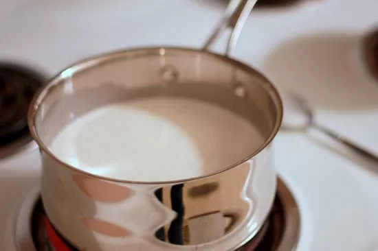Sữa gạo rang Hàn Quốc được biết đến là thức uống ít calo, không chứa cholesterol, nhưng lại bổ sung cho bạn các chất dinh dưỡng cần thiết như vitamin và khoáng chất. Công thức cách làm sữa gạo của xứ sở kim chi này sẽ cho ra những cốc sữa thơm phức và bổ dưỡng. Được coi là thức uống tốt cho cơ thể và làn da được chị em ưa chuộng làm đẹp hữu hiệu, công dụng của chúng không chỉ có vậy mà còn là một thức uống dinh dưỡng, có lợi cho cơ thể. Cách làm món này cực đơn giản, không cần sử dụng đến máy xay, không có những thao tác quá cầu kì. Nguyên liệu nấu sữa gạo rang: 50 g gạo nếp 50 g gạo tẻ 500 ml sữa tươi không đường 500 ml nước 100 ml sữa đặc Dụng cụ nấu: Chảo, nồi, rổ, rây Hướng dẫn nấu sữa gạo rang: Bước 1: Vo gạo Trộn 2 loại gạo vào với nhau, vo sạch, để ráo nước Bước 2: Rang gạo Rang gạo với lửa nhỏ cho đến khi gạo vàng đều và dậy mùi thơm. Bước 3: Ngâm gạo Cho 500 ml nước đun sôi vào nồi đựng gạo, thêm 500 ml sữa tươi, khuấy đều rồi ngâm trong vòng 15 phút. Bước 4: Đun sữa gạo Sau khi ngâm, đun sôi hỗn hợp sữa, nước và gạo, đun nhỏ lửa và khuấy đều thêm 5 phút nữa. Cho sữa đặc và đường vào khuấy tan rồi tắt bếp. Bước 5: Lọc sữa gạo Lọc sữa qua rây vào một tô hoặc âu. Bước 6: Hoàn thành Uống nóng hoặc lạnh tùy theo sở thích. Nutrition: Khẩu phần: 200ml Calories: 50kcal Chi Tiết Cách Làm Sữa Gạo Hàn Quốc Bước 1: Vo gạo Đầu tiên, bạn trộn 2 loại gạo vào với nhau, vo sạch và để ráo nước. Bước này giúp làm sạch bụi bẩn trong gạo. Công thức sữa gạo này sử dụng một nửa gạo tẻ và một nửa gạo nếp cho ra thành phẩm thơm hơn là chỉ dùng gạo tẻ. Bạn cũng có thể thêm hay thay thế bằng gạo lứt để tăng giá trị dinh dưỡng cho món sữa gạo. Bước 2: Rang gạo Bạn bắc chảo lên bếp, rang gạo với lửa nhỏ cho đến khi gạo vàng đều và dậy mùi thơm. Khi rang bạn phải luôn đảo đều tay để gạo không bị cháy khét và được vàng đều. Bạn nên dùng đũa hoặc muỗng gỗ để đảo vì việc sử dụng dụng cụ bằng gỗ được cho là sẽ giúp gạo ngon hơn. Đồng thời, gỗ là nguyên liệu tự nhiên nên cũng tốt cho môi trường. Bước 3: Ngâm gạo Bạn đun sôi 500 ml nước trong một cái nồi rồi tắt bếp. Sau đó, bạn đổ gạo vừa rang thơm vào. Bạn thêm tiếp 500 ml sữa tươi, khuấy đều và ngâm trong vòng 15 phút. Bước này sẽ giúp gạo ra hết mùi thơm và hòa quyện vào sữa, kích hoạt vị thơm ngọt tự nhiên từ gạo. Bước 4: Nấu sữa gạo Sau khi ngâm đủ 15 phút, bạn bắc nồi hỗn hợp nước, sữa và gạo lên bếp và đun sôi. Khi sữa sôi thì bạn cho nhỏ lửa và đun thêm khoảng 10 phút rồi tắt bếp. Bạn chú ý khuấy đều khi đun để gạo không bị cháy ở đáy nồi làm sữa bị khê. Bạn có thể ăn thử gạo thấy mềm là được. Tiếp đó, bạn cho sữa đặc vào và khuấy tan rồi tắt bếp. Trong công thức cách làm sữa gào này chúng mình chỉ dùng sữa đặc mà không dùng thêm đường vì sữa đặc đã có đường và làm cho món sữa gạo đủ ngọt. Nếu bạn muốn uống ngọt hơn có thể thêm đường lúc này hoặc khi uống để cho phù hợp với khẩu vị. Đặc biệt, nếu bạn muốn giảm cân thì không nên cho đường và sữa đặc nhé. Khi không cho thêm các chất ngọt này, sữa gạo của ban sẽ chỉ có vị ngọt thơm mát từ gạo và sữa. Bước 5: Lọc sữa Để hoàn thành cách làm sữa gạo, bạn lấy một chiếc tô to hoặc thau nhỏ, để rây vào miệng tô và đổ phần hỗn hợp sữa và gạo đã đun để lọc lấy sữa. Các bạn có thắc mắc phần gạo còn lại làm gì không? Phần gạo đã chín thành cơm có thể ăn luôn. Cơm nấu từ sữa rất thơm, nhưng có thể có cảm giác hơi nát. Nếu bạn không thích ăn như vậy thì hãy chế thêm nước, chút xíu muối và nấu thành cháo. Món cháo này cực kỳ thơm ngon luôn! Cách Làm Sữa Gạo Hàn Quốc - Tác dụng Sữa gạo có rất nhiều tác dụng. Ban vẫn thường nghe nói nước gạo (nước ngâm gạo) có rất nhiều chất dinh dưỡng tốt cho da và tóc. Sữa tươi cũng rất tốt cho sức khỏe. Cách làm sữa gạo Hàn Quốc này kết hợp được cả tác dụng của nước gạo và sữa tươi. Thật là tiện lợi phải không nào? Nhưng nói như thế cũng khá chung chung. Hãy cùng mình tìm hiểu kỹ từng tác dụng của sữa gạo Hàn quốc này nhé. Những tác dụng của sữa gạo mà ít người biết Sữa gạo là một loại sữa được làm từ gạo. Thức uống này là nguồn dưỡng chất khá phổ biến và rất tốt cho sức khỏe nói chung, làn da của bạn nói riêng. 1. Tẩy tế bào chết Đây là một lợi ích rất tuyệt vời của sữa gạo. Trộn chúng với bột hạnh nhân và thoa lên cơ thể của bạn, sau đó tắm sạch sẽ giúp bạn loại bỏ các tế bào chết trên da một cách hiệu quả. Bạn sẽ có một làn da mịn màng và khỏe khoắn hơn vì nó cung cấp nhiều vitamin cho da, tăng cường việc sản xuất collagen cho da, giúp cải thiện độ đàn hồi để da ngày càng trắng sáng và trẻ trung. 2. Chữa bỏng nắng Sữa gạo có tác dụng chữa lành các vết cháy nắng! Nếu vào mùa hè, bạn hay bị bỏng nắng do tiếp xúc nhiều với ánh mặt trời thì có thể thoa chúng lên vùng da bị cháy nắng để làm da dịu đi. 3. Tốt cho tim mạch Sữa gạo giàu vitamin E và magiê nên rất tốt cho tim cũng như hệ tim mạch. Uống chúng hằng ngày, bạn đã thực sự thúc đẩy thói quen tốt cho trái tim. Chúng cũng giúp ngăn ngừa chứng đột quỵ hoặc bất kỳ vấn đề khác của tim, giúp tim khỏe mạnh vì trong sữa gạo còn chứa nhiều flavonoid – một chất chống oxy hóa. 4. Tăng cường hệ miễn dịch Chúng rất giàu canxi các khoáng chất cần thiết khác nên có lợi trong việc thúc đẩy khả năng miễn dịch của cơ thể. Hệ miễn dịch khỏe mạnh sẽ bảo vệ bạn khỏi các bệnh dị ứng và nhiễm virus khác. Vì vậy, bổ sung chúng trong chế độ ăn uống của bạn được coi là một trong những cách giúp bảo vệ và tăng cường hệ miễn dịch của bạn hiệu quả. 5. Hỗ trợ giảm cân Nhiều phụ nữ đang khao khát có thể giảm cân để có những đường cong mềm mại trên cơ thể có thể hỵ vọng vào sự giúp đỡ của sữa gạo. Lý do là vì sữa gạo chứa tương đối ít calo, không chứa cholesterol. Nhờ đó, chúng cung cấp cho bạn các chất dinh dưỡng cần thiết, nhưng không tăng lượng năng lượng hấp thụ vào trong cơ thể và khiến bạn tăng cân. Ưu và nhược điểm của sữa gạo rang đối với sức khỏe trẻ em Trào lưu cho con dùng sữa hạt, đặc biệt là sữa gạo, để thay thế cho các loại sữa từ động vật hiện đang được nhiều bà mẹ ủng hộ. Tuy nhiên, ít ai biết rằng các loại sữa này vẫn tồn tại nhiều rủi ro nhất định nếu không được sử dụng đúng cách. Chúng là loại sữa được làm từ gạo, có vị ngọt tự nhiên, chứa nhiều tinh bột, đường và calo. Cụ thể, mỗi cốc không đường chứa khoảng 120 calo, 10g đường, 22g tinh bột, 2g chất béo và không có chứa chất đạm. 1. Có nên cho trẻ sơ sinh và trẻ mới biết đi uống món thức uống này không? Tuy chúng là một lựa chọn an toàn cho những trẻ dễ bị dị ứng nhưng theo các chuyên gia, bạn không nên cho trẻ sơ sinh dùng sữa gạo để thay thế hoàn toàn sữa công thức và sữa mẹ. Nguyên nhân là do chúng là loại sữa có nguồn gốc từ thực vật nên có thể không cung cấp đủ lượng đạm, canxi và vitamin B12 mà trẻ cần. Chính vì vậy, các chuyên gia dinh dưỡng khuyến nghị cha mẹ chỉ nên cho trẻ uống chúng khi không còn sự lựa chọn nào khác, còn nếu không bạn vẫn nên cho trẻ uống các loại sữa khác giàu dinh dưỡng hơn. 2. Lợi ích khi cho trẻ uống sữa gạo rang: Là loại sữa ít gây dị ứng nhất, kể cả những trẻ bị dị ứng với sữa đậu nành hoặc sữa hạnh nhân thì vẫn có thể uống loại sữa này được. Chính vì vậy, với những trẻ dễ bị dị ứng, chúng là một sự lựa chọn tốt mà bạn có thể cân nhắc. Chứa rất giàu vitamin E và magie nên rất tốt cho tim mạch, giúp ngăn ngừa chứng đột quỵ và các bệnh khác liên quan đến tim. Ngoài ra, trong sữa còn chứa nhiều flavonoid, một chất chống oxy hóa, giúp tim khỏe mạnh. Hoàn toàn không có chứa cholesterol và chứa rất ít chất béo, do đó trẻ sẽ ít có nguy cơ bị béo phì. Chứa các khoáng chất cần thiết nên có tác dụng cải thiện khả năng miễn dịch của cơ thể, giúp bảo vệ trẻ khỏi các bệnh thông thường như dị ứng và nhiễm virus. Đặc biệt, chúng còn có thể được sử dụng khi trẻ bị tiêu chảy vì loại sữa này rất dễ tiêu hóa. 3. Rủi ro có thể gặp phải khi cho trẻ sơ sinh và trẻ nhỏ uống sữa gạo rang: Không giống như sữa bò và sữa đậu nành, sữa gạo có rất ít chất đạm. Do đó, nếu trẻ uống chúng thường xuyên hoặc dùng chúng thay thế cho sữa bò, bạn nên chú ý bổ sung chất đạm cho trẻ thông qua các loại thực phẩm khác như thịt, trứng, các loại đậu. Theo bác sĩ nhi Jatinder Bhatia, Hiệp hội Nhi khoa Hoa Kỳ, cho trẻ uống thường xuyên sẽ không an toàn vì hiện nay đang có nhiều lo ngại về lượng asen có trong các sản phẩm làm từ gạo có thể gây hại cho sự phát triển não bộ của bé. Do đó, bác sĩ khuyên rằng cha mẹ không nên cho trẻ dưới 5 tuổi uống chúng quá thường xuyên. Ngoài ra, nếu trẻ nhỏ uống thường xuyên cũng rất dễ bị thiếu sắt, kẽm và những axit amin thiết yếu do các vi chất dinh dưỡng trong thực vật thường khó hấp thu. Trẻ nhỏ dưới 2 tuổi sẽ cần một lượng chất béo nhất định nhưng chúng không đáp ứng được nhu cầu này. Đã có không ít trường hợp trẻ bị suy dinh dưỡng, da xanh xao do chỉ uống sữa gạo và sữa yến mạch. Do chúng có chứa nhiều carbohydrate và đường nên trẻ bị mắc bệnh đái tháo đường không nên dùng. Với những trẻ dưới 1 tuổi, sữa mẹ vẫn là sự lựa chọn tốt nhất và bạn không nên dùng chúng để thay thế vì chúng rất nghèo dưỡng chất, dễ gây thiếu chất. CÔNG TY TNHH THƯƠNG MẠI DỊCH VỤ AN THÀNH Địa chỉ: 47/80 Ao Đôi, Khu Phố 10, Phường Bình Trị Đông A, Quận Bình Tân, TP.HCM Email: anthanhsale01@gmail.com Hotline (zalo) : 0903103922 – 0906312325 Website: https://www.packvn.com/ – https://maydonggoi.vip/ Facebook: https://www.facebook.com/maydonggoianthanh Pinterest: https://www.pinterest.com/donggoianthanh/_saved/ Instagram: https://www.instagram.com/maydonggoianthanh/ Twitter:https://twitter.com/donggoianthanh Linkedin: https://www.linkedin.com/in/may-dong-goi-bao-bi-an-thanh/ Youtube: Máy đóng gói An Thành – YouTube.