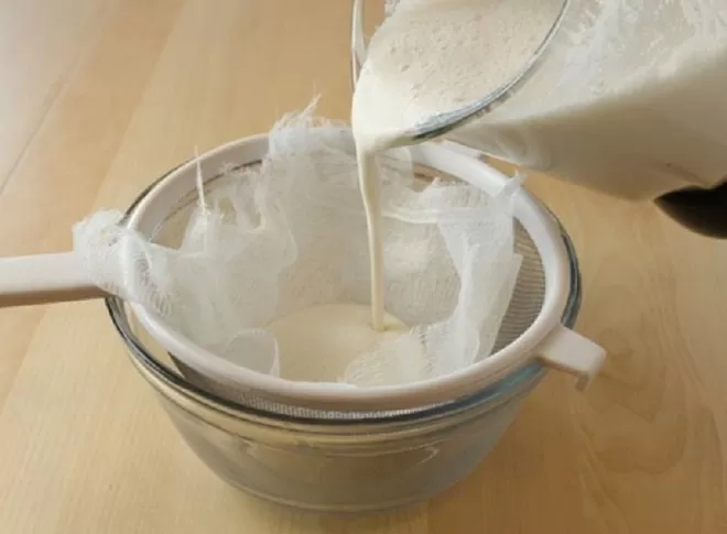 Sữa gạo rang Hàn Quốc được biết đến là thức uống ít calo, không chứa cholesterol, nhưng lại bổ sung cho bạn các chất dinh dưỡng cần thiết như vitamin và khoáng chất. Công thức cách làm sữa gạo của xứ sở kim chi này sẽ cho ra những cốc sữa thơm phức và bổ dưỡng. Được coi là thức uống tốt cho cơ thể và làn da được chị em ưa chuộng làm đẹp hữu hiệu, công dụng của chúng không chỉ có vậy mà còn là một thức uống dinh dưỡng, có lợi cho cơ thể. Cách làm món này cực đơn giản, không cần sử dụng đến máy xay, không có những thao tác quá cầu kì. Nguyên liệu nấu sữa gạo rang: 50 g gạo nếp 50 g gạo tẻ 500 ml sữa tươi không đường 500 ml nước 100 ml sữa đặc Dụng cụ nấu: Chảo, nồi, rổ, rây Hướng dẫn nấu sữa gạo rang: Bước 1: Vo gạo Trộn 2 loại gạo vào với nhau, vo sạch, để ráo nước Bước 2: Rang gạo Rang gạo với lửa nhỏ cho đến khi gạo vàng đều và dậy mùi thơm. Bước 3: Ngâm gạo Cho 500 ml nước đun sôi vào nồi đựng gạo, thêm 500 ml sữa tươi, khuấy đều rồi ngâm trong vòng 15 phút. Bước 4: Đun sữa gạo Sau khi ngâm, đun sôi hỗn hợp sữa, nước và gạo, đun nhỏ lửa và khuấy đều thêm 5 phút nữa. Cho sữa đặc và đường vào khuấy tan rồi tắt bếp. Bước 5: Lọc sữa gạo Lọc sữa qua rây vào một tô hoặc âu. Bước 6: Hoàn thành Uống nóng hoặc lạnh tùy theo sở thích. Nutrition: Khẩu phần: 200ml Calories: 50kcal Chi Tiết Cách Làm Sữa Gạo Hàn Quốc Bước 1: Vo gạo Đầu tiên, bạn trộn 2 loại gạo vào với nhau, vo sạch và để ráo nước. Bước này giúp làm sạch bụi bẩn trong gạo. Công thức sữa gạo này sử dụng một nửa gạo tẻ và một nửa gạo nếp cho ra thành phẩm thơm hơn là chỉ dùng gạo tẻ. Bạn cũng có thể thêm hay thay thế bằng gạo lứt để tăng giá trị dinh dưỡng cho món sữa gạo. Bước 2: Rang gạo Bạn bắc chảo lên bếp, rang gạo với lửa nhỏ cho đến khi gạo vàng đều và dậy mùi thơm. Khi rang bạn phải luôn đảo đều tay để gạo không bị cháy khét và được vàng đều. Bạn nên dùng đũa hoặc muỗng gỗ để đảo vì việc sử dụng dụng cụ bằng gỗ được cho là sẽ giúp gạo ngon hơn. Đồng thời, gỗ là nguyên liệu tự nhiên nên cũng tốt cho môi trường. Bước 3: Ngâm gạo Bạn đun sôi 500 ml nước trong một cái nồi rồi tắt bếp. Sau đó, bạn đổ gạo vừa rang thơm vào. Bạn thêm tiếp 500 ml sữa tươi, khuấy đều và ngâm trong vòng 15 phút. Bước này sẽ giúp gạo ra hết mùi thơm và hòa quyện vào sữa, kích hoạt vị thơm ngọt tự nhiên từ gạo. Bước 4: Nấu sữa gạo Sau khi ngâm đủ 15 phút, bạn bắc nồi hỗn hợp nước, sữa và gạo lên bếp và đun sôi. Khi sữa sôi thì bạn cho nhỏ lửa và đun thêm khoảng 10 phút rồi tắt bếp. Bạn chú ý khuấy đều khi đun để gạo không bị cháy ở đáy nồi làm sữa bị khê. Bạn có thể ăn thử gạo thấy mềm là được. Tiếp đó, bạn cho sữa đặc vào và khuấy tan rồi tắt bếp. Trong công thức cách làm sữa gào này chúng mình chỉ dùng sữa đặc mà không dùng thêm đường vì sữa đặc đã có đường và làm cho món sữa gạo đủ ngọt. Nếu bạn muốn uống ngọt hơn có thể thêm đường lúc này hoặc khi uống để cho phù hợp với khẩu vị. Đặc biệt, nếu bạn muốn giảm cân thì không nên cho đường và sữa đặc nhé. Khi không cho thêm các chất ngọt này, sữa gạo của ban sẽ chỉ có vị ngọt thơm mát từ gạo và sữa. Bước 5: Lọc sữa Để hoàn thành cách làm sữa gạo, bạn lấy một chiếc tô to hoặc thau nhỏ, để rây vào miệng tô và đổ phần hỗn hợp sữa và gạo đã đun để lọc lấy sữa. Các bạn có thắc mắc phần gạo còn lại làm gì không? Phần gạo đã chín thành cơm có thể ăn luôn. Cơm nấu từ sữa rất thơm, nhưng có thể có cảm giác hơi nát. Nếu bạn không thích ăn như vậy thì hãy chế thêm nước, chút xíu muối và nấu thành cháo. Món cháo này cực kỳ thơm ngon luôn! Cách Làm Sữa Gạo Hàn Quốc - Tác dụng Sữa gạo có rất nhiều tác dụng. Ban vẫn thường nghe nói nước gạo (nước ngâm gạo) có rất nhiều chất dinh dưỡng tốt cho da và tóc. Sữa tươi cũng rất tốt cho sức khỏe. Cách làm sữa gạo Hàn Quốc này kết hợp được cả tác dụng của nước gạo và sữa tươi. Thật là tiện lợi phải không nào? Nhưng nói như thế cũng khá chung chung. Hãy cùng mình tìm hiểu kỹ từng tác dụng của sữa gạo Hàn quốc này nhé. Những tác dụng của sữa gạo mà ít người biết Sữa gạo là một loại sữa được làm từ gạo. Thức uống này là nguồn dưỡng chất khá phổ biến và rất tốt cho sức khỏe nói chung, làn da của bạn nói riêng. 1. Tẩy tế bào chết Đây là một lợi ích rất tuyệt vời của sữa gạo. Trộn chúng với bột hạnh nhân và thoa lên cơ thể của bạn, sau đó tắm sạch sẽ giúp bạn loại bỏ các tế bào chết trên da một cách hiệu quả. Bạn sẽ có một làn da mịn màng và khỏe khoắn hơn vì nó cung cấp nhiều vitamin cho da, tăng cường việc sản xuất collagen cho da, giúp cải thiện độ đàn hồi để da ngày càng trắng sáng và trẻ trung. 2. Chữa bỏng nắng Sữa gạo có tác dụng chữa lành các vết cháy nắng! Nếu vào mùa hè, bạn hay bị bỏng nắng do tiếp xúc nhiều với ánh mặt trời thì có thể thoa chúng lên vùng da bị cháy nắng để làm da dịu đi. 3. Tốt cho tim mạch Sữa gạo giàu vitamin E và magiê nên rất tốt cho tim cũng như hệ tim mạch. Uống chúng hằng ngày, bạn đã thực sự thúc đẩy thói quen tốt cho trái tim. Chúng cũng giúp ngăn ngừa chứng đột quỵ hoặc bất kỳ vấn đề khác của tim, giúp tim khỏe mạnh vì trong sữa gạo còn chứa nhiều flavonoid – một chất chống oxy hóa. 4. Tăng cường hệ miễn dịch Chúng rất giàu canxi các khoáng chất cần thiết khác nên có lợi trong việc thúc đẩy khả năng miễn dịch của cơ thể. Hệ miễn dịch khỏe mạnh sẽ bảo vệ bạn khỏi các bệnh dị ứng và nhiễm virus khác. Vì vậy, bổ sung chúng trong chế độ ăn uống của bạn được coi là một trong những cách giúp bảo vệ và tăng cường hệ miễn dịch của bạn hiệu quả. 5. Hỗ trợ giảm cân Nhiều phụ nữ đang khao khát có thể giảm cân để có những đường cong mềm mại trên cơ thể có thể hỵ vọng vào sự giúp đỡ của sữa gạo. Lý do là vì sữa gạo chứa tương đối ít calo, không chứa cholesterol. Nhờ đó, chúng cung cấp cho bạn các chất dinh dưỡng cần thiết, nhưng không tăng lượng năng lượng hấp thụ vào trong cơ thể và khiến bạn tăng cân. Ưu và nhược điểm của sữa gạo rang đối với sức khỏe trẻ em Trào lưu cho con dùng sữa hạt, đặc biệt là sữa gạo, để thay thế cho các loại sữa từ động vật hiện đang được nhiều bà mẹ ủng hộ. Tuy nhiên, ít ai biết rằng các loại sữa này vẫn tồn tại nhiều rủi ro nhất định nếu không được sử dụng đúng cách. Chúng là loại sữa được làm từ gạo, có vị ngọt tự nhiên, chứa nhiều tinh bột, đường và calo. Cụ thể, mỗi cốc không đường chứa khoảng 120 calo, 10g đường, 22g tinh bột, 2g chất béo và không có chứa chất đạm. 1. Có nên cho trẻ sơ sinh và trẻ mới biết đi uống món thức uống này không? Tuy chúng là một lựa chọn an toàn cho những trẻ dễ bị dị ứng nhưng theo các chuyên gia, bạn không nên cho trẻ sơ sinh dùng sữa gạo để thay thế hoàn toàn sữa công thức và sữa mẹ. Nguyên nhân là do chúng là loại sữa có nguồn gốc từ thực vật nên có thể không cung cấp đủ lượng đạm, canxi và vitamin B12 mà trẻ cần. Chính vì vậy, các chuyên gia dinh dưỡng khuyến nghị cha mẹ chỉ nên cho trẻ uống chúng khi không còn sự lựa chọn nào khác, còn nếu không bạn vẫn nên cho trẻ uống các loại sữa khác giàu dinh dưỡng hơn. 2. Lợi ích khi cho trẻ uống sữa gạo rang: Là loại sữa ít gây dị ứng nhất, kể cả những trẻ bị dị ứng với sữa đậu nành hoặc sữa hạnh nhân thì vẫn có thể uống loại sữa này được. Chính vì vậy, với những trẻ dễ bị dị ứng, chúng là một sự lựa chọn tốt mà bạn có thể cân nhắc. Chứa rất giàu vitamin E và magie nên rất tốt cho tim mạch, giúp ngăn ngừa chứng đột quỵ và các bệnh khác liên quan đến tim. Ngoài ra, trong sữa còn chứa nhiều flavonoid, một chất chống oxy hóa, giúp tim khỏe mạnh. Hoàn toàn không có chứa cholesterol và chứa rất ít chất béo, do đó trẻ sẽ ít có nguy cơ bị béo phì. Chứa các khoáng chất cần thiết nên có tác dụng cải thiện khả năng miễn dịch của cơ thể, giúp bảo vệ trẻ khỏi các bệnh thông thường như dị ứng và nhiễm virus. Đặc biệt, chúng còn có thể được sử dụng khi trẻ bị tiêu chảy vì loại sữa này rất dễ tiêu hóa. 3. Rủi ro có thể gặp phải khi cho trẻ sơ sinh và trẻ nhỏ uống sữa gạo rang: Không giống như sữa bò và sữa đậu nành, sữa gạo có rất ít chất đạm. Do đó, nếu trẻ uống chúng thường xuyên hoặc dùng chúng thay thế cho sữa bò, bạn nên chú ý bổ sung chất đạm cho trẻ thông qua các loại thực phẩm khác như thịt, trứng, các loại đậu. Theo bác sĩ nhi Jatinder Bhatia, Hiệp hội Nhi khoa Hoa Kỳ, cho trẻ uống thường xuyên sẽ không an toàn vì hiện nay đang có nhiều lo ngại về lượng asen có trong các sản phẩm làm từ gạo có thể gây hại cho sự phát triển não bộ của bé. Do đó, bác sĩ khuyên rằng cha mẹ không nên cho trẻ dưới 5 tuổi uống chúng quá thường xuyên. Ngoài ra, nếu trẻ nhỏ uống thường xuyên cũng rất dễ bị thiếu sắt, kẽm và những axit amin thiết yếu do các vi chất dinh dưỡng trong thực vật thường khó hấp thu. Trẻ nhỏ dưới 2 tuổi sẽ cần một lượng chất béo nhất định nhưng chúng không đáp ứng được nhu cầu này. Đã có không ít trường hợp trẻ bị suy dinh dưỡng, da xanh xao do chỉ uống sữa gạo và sữa yến mạch. Do chúng có chứa nhiều carbohydrate và đường nên trẻ bị mắc bệnh đái tháo đường không nên dùng. Với những trẻ dưới 1 tuổi, sữa mẹ vẫn là sự lựa chọn tốt nhất và bạn không nên dùng chúng để thay thế vì chúng rất nghèo dưỡng chất, dễ gây thiếu chất. CÔNG TY TNHH THƯƠNG MẠI DỊCH VỤ AN THÀNH Địa chỉ: 47/80 Ao Đôi, Khu Phố 10, Phường Bình Trị Đông A, Quận Bình Tân, TP.HCM Email: anthanhsale01@gmail.com Hotline (zalo) : 0903103922 – 0906312325 Website: https://www.packvn.com/ – https://maydonggoi.vip/ Facebook: https://www.facebook.com/maydonggoianthanh Pinterest: https://www.pinterest.com/donggoianthanh/_saved/ Instagram: https://www.instagram.com/maydonggoianthanh/ Twitter:https://twitter.com/donggoianthanh Linkedin: https://www.linkedin.com/in/may-dong-goi-bao-bi-an-thanh/ Youtube: Máy đóng gói An Thành – YouTube.