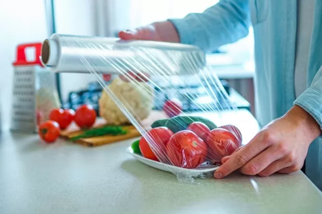 Xà phòng ( xà bông ) là sản phẩm được biết đến từ sự cố tế thần trên dòng sông Nin có từ 3000 năm trước Công Nguyên - là một chất tẩy rửa giúp cơ thể chúng được sử dụng để làm sạch cơ thể, vật dụng,... tẩy rửa các vết bẩn, vết dầu mỡ, diệt vi khuẩn. Thành phần của xà phòng là muối natri hoặc kali của axít béo. Xà phòng được dùng dưới dạng bánh, bột hoặc chất lỏng. Vì thế xà phòng được phân loại thành xà phòng cứng (chứa natri) và xà phòng mềm (chứa kali). Loại xà phòng này có một nhược điểm là không giặt được trong nước cứng vì nó tạo các kết tủa với các ion calci và magiê bết lên mặt vải làm vải chóng mục. Về sau, xà phòng được sản xuất từ dầu mỏ. Vì thế nó đã khắc phục được nhược điểm trên để có thể giặt được quần áo bằng nước cứng. Máy đóng gói xà phòng ra đời làm cho sản phẩm ngày đa dạng hơn, quy trình đóng gói ngày càng phong phú, chất lượng sản phẩm đồng nhất không như các sản xuất truyền thống,... Hiện tại trên thị trường có rất nhiều loại thiết bị khác nhau, bạn có thể đang phân vân và khó lựa chọn cho doanh nghiệp mình chiếc máy đóng gói phù hợp. Máy đóng gói An Thành sẽ tư vấn và hỗ trợ tìm ra chiếc máy phù hợp nhé! Máy đóng gói xà phòng tự động: Thiết bị được trang bị các bộ phận tân tiến có thể sản xuất và đóng gói các sản phẩm khác nhau như bột gia vị, bột giặt, bột cà phê, ngoài ra có thể điều chỉnh thiết bị để đóng gói các loại túi đa dạng khác. Tính năng chính của thiết bị ta có gì? 1. Tự động các tính năng của cân với Hình thức Điền vào loại con dấu, hiệu quả và đơn giản để sử dụng. 2. Sử dụng thương hiệu nổi tiếng điện và penumatic thành phần, ổn định và cuộc sống lâu dài vòng tròn. 3. Sử dụng cao thành phần cơ khí, làm giảm các mặc outless. 4. Dễ dàng để cài Đặt phim, tự động sửa chữa các chuyến tham quan của bộ phim. 5. Áp dụng tiên tiến hoạt động hệ thống, dễ dàng để sử dụng và reprogramable. Để được sử dụng trên Jintian máy chất lượng Cao, nó làm cho đóng gói của bạn làm việc dễ dàng và hiệu quả. Cấu trúc của máy đóng gói xà phòng bao gồm các bộ phận như: Auger elevator: Thang máy Auger Automatic vertical packing machine: Máy đóng gói dọc tự động Auger filler: Chất độn Auger Finished products conveyor: Băng tải thành phẩm Finished products rotating table: Bàn xoay thành phẩm Máy đóng gói xà phòng bán tự động: Do thiết kế nằm ngang nên thiết bị có thể đóng gói nhiều sản phẩm từ rắn đến lỏng, dạng sệt, vật liệu gia đình, bánh, dạng khối: bánh cakes, bánh snack, các vật liệu đóng gói gia đình, muỗng đũa nĩa, rau củ quả,.... Bao bì thì phong phú không kém như hộp, nilong, túi hộp, túi đứng, túi có quai xách, túi 3-4 biên,.... Vài đặc trưng cơ bản có trên thiết bị: 1. Máy nhỏ gọn cấu trúc với dấu chân nhỏ hơn khu vực. 2. Carbon thép hoặc thép không gỉ khung máy với sự xuất hiện đẹp. 3. Tối ưu hóa thiết kế thành phần thực hiện nhanh chóng và ổn định tốc độ đóng gói. 4. Hệ thống điều khiển Servo với độ chính xác cao hơn và tính linh hoạt cơ khí chuyển động. 5. Khác nhau tùy chọn cấu hình và chức năng cuộc họp khác nhau cụ thể Vài chi tiết của máy đóng gói xà phòng: Màn hình cảm ứng: Hầu hết các hàng ngày hoạt động có thể được thực hiện thông qua các màn hình cảm ứng. Giao diện hoạt động là đơn giản và dễ dàng hơn để sử dụng hơn so với các chung mô hình, và có một công thức chức năng bộ nhớ. ĐIỀU KHIỂN SERVO: Hệ thống 3 Servo ổ đĩa, so với các tần số chung chuyển đổi mô hình điều khiển, làm giảm các điều chỉnh của truyền động cơ khí các bộ phận, và cải thiện độ chính xác của chuyển động. Con mắt đánh dấu: Mắt đánh dấu vị trí giá trị là điều chỉnh thông qua màn hình cảm ứng. Vị trí giá trị là trực tiếp cho thấy trên màn hình. Tay quay có thể điều chỉnh: Điều chỉnh tay quay thông qua mà hình cảm ứng thông minh, hỗ trợ nhiều trong quá trình sản xuất và đóng gói Tốc độ máy đóng gói xà phòng: Tốc độ cắt là điều chỉnh thông qua màn hình cảm ứng. Dễ dàng hơn để hoạt động hơn so với bằng tay điều chỉnh bằng cách tay quay. Film loader: Bộ tải phim Eye mark sensor: Cảm biến dấu mắt Bag former: Túi trước đây Touch screen HMI: Màn hình cảm ứng HMI End sealing assembly: Kết thúc lắp ráp niêm phong Máy đóng gói xà phòng đa năng: Máy đóng gói xà phòng được phát triển để đóng gói bánh xà phòng hình chữ nhật hoặc hình bầu dục với kích thước từ 75 – 200g. Khẳng định đây là công ty tiên phong về các giải pháp đóng gói trong lĩnh vực này. Đang cung cấp đầy đủ các loại máy móc trong lĩnh vực xà phòng với nhiều các giải pháp phù hợp các yêu cầu sản xuất khác nhau. Đa dạng tính năng phù hợp với nhiều yêu cầu khác nhau của khách hàng, bao gốm cả những sản phẩm xa xỉ đòi hỏi chất lượng cao. Họ có thể khai thác nhiều tính năng của máy để sản xuất các sản phẩm thử nghiệm và chuẩn bị cho ra mặt sản phẩm mới với quy mô lớn hơn. Các nghiên cứu gần đây cho thấy, xà phòng là một trong những giải pháp giúp vệ sinh cá nhân đảm bảo ở mức độ cao nhất (xà phòng dạng dung dịch) và cực kỳ quan trọng trong bối cảnh hiện nay. Ứng dụng sản phẩm của máy đóng gói xà phòng: Thực phẩm: Bánh, bánh mì, bánh quy, cookies, thịt muffin, Flaky Pastry, bánh trung thu, một số xúc xích trong một túi, mì ăn liền, thịt bò khô, trứng cuộn,.... Rau và Trái Cây: Táo, chuối, Rau diếp, khoai tây, cà chua, ớt, dưa chuột,... Phần cứng: Bản lề, bản lề Ống thép không gỉ, vòng bi, ốc vít, các loại hạt và máy giặt,... Cúng cấp cho khách hàng: Xà phòng, dùng một lần lược, Mũ Tắm, răng dán và bàn chải trong một bộ. Văn phòng phẩm: Bút chì, tẩy, máy tính xách tay, thẻ giấy, thẻ giấy adhensive băng,... Điện Sản Phẩm: Pin, cáp USB, tai nghe, hướng dẫn sử dụng và phụ kiện trong một bộ. Y Tế: Mặt nạ, găng tay, gạc, viên nang, Ống tiêm dùng một lần,... Sử dụng hàng ngày: Nhựa, dao, nĩa, tấm, miếng bọt biển, lau chùi, khăn lau, một số ống hút trong một túi, ly, núm vú và núm vú, chai, khăn ăn, tã trẻ em,... Những đặc điểm chính tích hợp trên thiết bị: Hoàn toàn tự động: 1. Bộ phận điện tử thương hiệu nổi tiếng và 9 động cơ servo; 2. Dễ dàng vận hành và bảo trì thấp; 3. Chất lượng tốt và có thể chạy thời gian dài; 4. Chuyên nghiệp và kiểm tra trước khi giao hàng nghiêm ngặt trước khi giao hàng; 5. Thích hợp cho sô cô la, bánh quy, bánh wafer và thanh kẹo; Ưu điểm chính của máy đóng gói xà phòng: 1. 9 động cơ servo hoạt động, Màn hình cảm ứng công nghiệp. 2. Tự động cho ăn cho dây chuyền đóng gói hoàn chỉnh. 3. vị trí tự động bao gồm đảm bảo không có gói trống. 4. điều chỉnh tốc độ tự động, mỗi băng tải là cá nhân. 5. băng tải tự động thiết bị lệch qua xi lanh Sự bảo đảm của thiết bị: 1.Một năm đảm bảo chất lượng cho máy 2. Cung cấp các thành phần cố định, hỗ trợ công nghệ, đáp ứng nhanh chóng cho dịch vụ sau bán hàng. 3. Cung cấp toàn bộ quá trình cài đặt, gỡ lỗi, hỗ trợ công nghệ. 4. Cung cấp các bộ phận điện và phụ kiện cho lâu dài. Ngoài cách sử dụng máy đóng gói xà phòng, ta có thể sử dụng bằng cách truyền thống: Dạng giấy bóng kính màng co: Giấy bóng kính màng co sẽ được tìm thấy ở có của hàng văn phòng phẩm, là các túi nhựa có miệng. Khi sử dụng sung nhiệt, nylon màng co sẽ tự động rút lại rừa với kích thước xà phòng được ở bên trong, Loại bao bì đóng gói này giúp bánh xà phòng của bạn trở nên chuyên nghiệp hơn. Nếu bạn sử dụng phương pháp này, hãy lưu ý rằng nhiệt độ làm co bao bì co lại có thể làm thay đổi hình dạng của xà phòng. Để ngăn chặn việc này, giữ hơi nóng từ sung nhiệt ra xa xa xà phòng càng tốt. Túi nilong Cello: Được ví như là túi đa năng, các túi nhựa nhỏ có thể được tìm thấy trong các cửa hàng thủ công hoặc văn phòng phẩm, được sử dụng để gói thực phẩm hoặc lễ cưới. Chúng tạo cái nhìn gọn gàng, đặc biệt là khi áp dụng nhãn phù hợp. Tuy nhiên, tùy thuộc vào nhiệt độ môi trường xung quanh và kích cỡ của túi, xà phòng bên trong có thể làm bẩn túi. Do đó, tốt nhất hãy chọn loại túi mà chỉ phù hợp với kích thước của xà phòng. Màng bọc thực phẩm: Một lựa chọn đóng gói thông thường – mà bạn có thể đã có trong nhà bếp -đó là màng nhựa PE (màng bọc thực phẩm). Đặt thanh xà bông lên trên màng nhựa và kéo chặt quấn quanh mặt kia cho đến khi thanh xà phòng được phủ kín hoàn toàn. Dán decal trong để che giấu nếp gấp. Túi Giấy, Kraft: Phôi xà phòng “mồ hôi thấp” có thể được bọc bằng giấy hoặc bìa cứng được tìm thấy trong các cửa hàng thủ công. Hoặc cắt nhỏ gọn túi giấy màu nâu (giấy kraft) hoặc tờ báo cũ để sử dụng để đóng gói. Bạn yên tâm khi sử dụng Phôi xà phòng của chúng mình nhé, nó hoàn toàn có thể sử dụng giấy để làm bao bì mà không sợ hiện tượng đổ mồ hôi ở xà phòng. Một khi đóng gói bằng những vật liệu thích hợp, xà phòng nên được bảo quản trong một trong hộp kín để lưu trữ lâu dài. Cũng lưu ý rằng, tốt nhất là để cất giữ những bánh xà phòng có mùi thơm riêng biệt với nhau vì mùi hương có thể trộn lẫn. Khi muốn máy đóng gói xà phòng chất lượng và tư vấn nhiệt tình thì mua ở đâu? Công ty TNHH TM DV An Thành là nhà tư vấn, thiết kế, cung cấp máy móc, dây chuyền, công nghệ sản xuất hiện đại, tiên tiến nhất phù hợp với mục tiêu & nguồn lực của từng Doanh nghiệp. Thiết bị chúng tôi cung cấp được nhập khẩu trực tiếp từ các nước như: Đài Loan, Trung Quốc, Hàn Quốc…Showroom trưng bày An Thành với hàng trăm dòng máy khác nhau, là sự trải nghiệm chân thực, khác biệt ngay khi khách hàng đến với chúng tôi. Chúng tôi cam kết, chắc chắn sẽ làm Quý khách an tâm và hài lòng khi chọn An Thành làm đối tác ! Công ty Máy Đóng Gói An Thành luôn trân trọng giá trị nền tảng cho sự phát triển, đó là các cơ hội được hợp tác với Quý khách hàng. Và không có bất kỳ khó khăn nào có thể ngăn cản chúng tôi mang lại những giá trị tiện ích phù hợp với mong muốn và lợi ích của Quý khách hàng. Chúng tôi tin tưởng rằng với tập thể An Thành đoàn kết, vững mạnh và sự ủng hộ của Quý khách hàng, An Thành chắc chắn sẽ gặt hái được nhiều thành công hơn nữa trong tương lai. – Với chính sách bảo hành vô cùng chu đáo: bảo hành từ 6-24 tháng tùy vào sản phẩm khách hàng mua – Khảo sát và tư cho khách hàng vấn để tìm ra máy phù hợp với nơi sản xuất và chi phí đầu tư hợp lý – Với đội kỹ sư, kỹ thuật chuyên nghiệp nhiều năm kinh nghiệm trong nghề – Khi mua sản phẩm, công ty chúng tôi có nhiều phương thức thanh toán linh họat cho bạn – Trong thời gian bảo hành, nếu linh kiện phải thay thế sẽ được miễn phí 100% – Hỗ trợ vận chuyển miễn phí trong nội thành CÔNG TY TNHH SẢN XUẤT – THƯƠNG MẠI – DỊCH VỤ – AN THÀNH Địa chỉ: 47/80 Ao Đôi, Khu Phố 10, Phường Bình Trị Đông A, Quận Bình Tân, TP.HCM Email: anthanhsale01@gmail.com Hotline (zalo) : 0903103922 – 0906312325 Website: https://www.packvn.com/ – https://maydonggoi.vip/ Facebook: https://www.facebook.com/maydonggoianthanh Pinterest: https://www.pinterest.com/donggoianthanh/_saved/ Instagram: https://www.instagram.com/maydonggoianthanh/ Twitter:https://twitter.com/donggoianthanh Linkedin: https://www.linkedin.com/in/may-dong-goi-bao-bi-an-thanh/ Youtube: Máy đóng gói An Thành – YouTube.