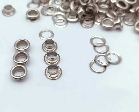 Mắt cáo đồng hay ta có thể gọi chúng với nhiều cái tên khác nhau như mắt cáo, mắt ngỗng, khoen mắt cáo, Ô dê, Eyelet, Grommet với đa dạng các kích thước (4mm, 5mm, 6mm, 8mm, 10mm, 12mm, 14mm, 16mm, 18mm, 20mm,...) có thể điều chỉnh để phù hợp với độ dày các loại vật và cũng như vật liệu khác nhau: Sắt (Iron), Nhôm (Aluminium), Đồng (Brass),...